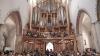 Der Journalist und politische Publizist Prof. Dr. Heribert Prantl wurde bei einem Festakt in der Martinskirche mit dem "Memminger Freiheitspreis 1525" ausgezeichnet. "Mit seinen kenntnisreichen und scharfen Analysen unserer Gesellschaft setzt sich Prof. Heribert Prantl unablässig und mit großem Nachdruck für die Wahrung der Menschenwürde, für Freiheit, Recht und Gerechtigkeit ein", würdigte Oberbürgermeister Manfred Schilder die Verdienste des Preisträgers um die Pressefreiheit. "Im Spannungsfeld von Recht, Moral und Politik stellt er sich einem fahrlässigen Umgang mit der Wahrheit entgegen und verteidigt die Pressefreiheit als eine der Grundsäulen unserer demokratischen Gesellschaft", verlas der Oberbürgermeister aus der Freiheitspreis-Urkunde. Der „Memminger Freiheitspreis 1525“ wurde zum 5. Mal verliehen. Er ist mit einem Preisgeld in Höhe von 15.000 Euro dotiert.

Der Jurist Prof. Dr. Heribert Prantl war zunächst als Richter und Staatsanwalt tätig, wandte sich dann ganz dem Journalismus zu und leitete 25 Jahre lang erst das Ressort Innenpolitik, dann das Ressort Meinung der Süddeutschen Zeitung und war viele Jahre Mitglied der Chefredaktion. Heute ist er Kolumnist und Autor der Süddeutschen Zeitung sowie politischer Publizist. Bundestagspräsident a.D. Prof. Dr. Norbert Lammert beschrieb den Preisträger in seiner Laudatio als "engagierten Europäer, bekennenden Christen, exzellenten Juristen und brillanten Journalisten". Um die Prägnanz von Prantls Argumentation zu verdeutlichen, führte Lammert einige Zitate aus dem Werk des Preisträgers an: "Nicht die Freiheit muss sich rechtfertigen, sondern ihre Beschränkung und Begrenzung." Oder: "Wir sind der einzige Beruf, für den es ein eigenes Grundrecht gibt, nämlich die Pressefreiheit. Und diese Pressefreiheit ist nicht nur ein Recht, sie ist auch eine Pflicht." Und: "Die öffentliche Lust auf eine alexandrinische Knoten zerhauende Politik ist eine undemokratische Lust. Ein Demokrat haut nicht schnell zu, sondern nestelt herum. Er lässt nicht die Fetzen fliegen, sondern versucht den Knoten zu lösen." Damit sei der Modus beschrieben, wie Demokratie funktioniere im Unterschied zu autoritären Systemen. Heribert Prantl, so Lammert, habe sich in seinem Werk der Demokratie und der Grundrechte verschrieben.

"Ich danke der Stadt Memmingen dafür, dass sie der Freiheit und den Freiheitsrechten auf den Grund geht", erklärte Prof. Dr. Heribert Prantl. "Der von der Stadt Memmingen verliehene Freiheitspreis erinnert daran, wie tief die Wurzeln reichen: Die Geschichte des Kampfes gegen Unterdrückung, die Geschichte des Kampfes für Freiheit und Menschenrechte in Europa beginnt nicht erst 1789 mit der Französischen Revolution, sie beginnt über 250 Jahre vorher, sie beginnt 1525 in Memmingen mit den zwölf Artikeln der aufständischen Bauern, die sich auf das Evangelium beriefen." So früh seien zum ersten Mal Grund- und Menschenrechte formuliert worden. „Das war, das ist spektakulär“, bekräftigte der Preisträger. "Die zwölf Artikel von 1525 waren der Entwurf zu einer Verfassung von einer grund- und menschenrechtlichen Kraft, wie dann bis 1848 keine mehr verfasst wurde. Es führt also eine grundrechtliche Linie von der Stube in der Memminger Kramerzunft hin zur Frankfurter Paulskirche und zur Weimarer Reichsverfassung von 1919", erläuterte Prof. Prantl. 

Dekan Christoph Schieder führte in seinem Grußwort in das Jahr 1525 zurück, als bereits die Bauerkriege ihren Anfang genommen hatten. In Memmingen jedoch sei die Situation anders gewesen. „Damals greifen die schwäbischen Bauernhaufen nicht zur Waffe, sondern sie ergreifen das Wort. Nicht das scharfe Schwert, sondern die spitze Feder soll ihren Forderungen Ausdruck verleihen. Die Bauern setzen auf die Macht des Wortes“, betonte Schieder. "Damit solche schöpferischen, machtvollen Worte durch unsere Welt gehen, braucht es Menschen, die mutig und geistreich nach ihnen suchen, die mit ihnen besonnen provozieren, die anregen." Menschen wie Preisträger Heribert Prantl. 

Die Zwölf Artikel der schwäbischen Bauern, auf denen der heutige Memminger Freiheitspreis gründet, wurden von Dr. Kathrin Mädler, Intendantin des Landestheaters Schwaben, beim Festakt verlesen. Zwölf Artikel mit Forderungen nach grundlegenden Menschen- und Freiheitsrechten, die vor fast 500 Jahren den Beginn der deutschen Freiheitsgeschichte darstellten, wie Ehrenbürger Herbert Müller MdL a.D., Vorsitzender des Kuratoriums "12 Bauernartikel - Memminger Freiheitspreis 1525" ausführte. "Nicht nur, dass die Bauern ihre Forderungen und Ziele zu Papier gebracht und beschlossen haben. Vielmehr haben sie Freiheit so beschrieben, dass Freiheit bedeutet Verantwortung für den Schwachen zu übernehmen, auf den anderen zu achten und dass dies nicht zur Einschränkung der eigenen Freiheit führt", betonte Müller. "Auf Grundlage des Evangeliums wollten sie den Dialog als Lösung und Antwort auf die Gewalt und nicht den Sieg auf dem Schlachtfeld." Durch die Zwölf Artikel, so Müller, würden wir heute ermahnt, auf einem gemeinsamen Wertegerüst wie z.B. die Menschenrechtscharta der Vereinten Nationen, nach Lösungen zu suchen, um Tod, Zerstörung und Aggression zu überwinden. "Die 12 Bauernartikel sind ein gutes Stück deutscher Geschichte, - unbequem, aber wir können stolz auf sie sein."

Mit Blick auf die 500-Jahr-Feier der Zwölf Artikel im Jahr 2025 plane die Stadt eine Stiftung zu gründen, informierte Oberbürgermeister Manfred Schilder. "Zweck der Stiftung soll es sein, erstens das Gedenken an die Abfassung der Zwölf Artikel zu pflegen und deren Bedeutung in die gegenwärtige Zeit zu übertragen, zweitens das Denkmal Kramerzunft zu erhalten und drittens die Teilhabe aller am Gemeinwesen zu fördern unter Wahrung unserer Verfassungs- und Freiheitsrechte", erklärte Schilder. Der Oberbürgermeister lud die Bürgerinnen und Bürger der Stadt Memmingen und ihres Umlandes ein, an der Stiftung und ihrem nachhaltigen Wirken für Freiheit und Gerechtigkeit teilzuhaben. Einen ausdrücklichen Dank sprach Oberbürgermeister Schilder der Memminger Unternehmerfamilie Brey aus, die das Preisgeld für den Memminger Freiheitspreis gestiftet hat. 

Die Verleihung des Memminger Freiheitspreises wurde durch Kirchenmusikdirektor Hans-Eberhard Roß an der Orgel sowie durch den Bläserchor St. Martin unter der Leitung von Rolf Spitz musikalisch feierlich gestaltet. Der Festakt in St. Martin bildete den Auftakt zu einem Festtag in Memmingen. Auf dem Weinmarkt boten Vereine, Einrichtungen und Institutionen beim ersten Memminger Markt der Möglichkeiten eine bunte Vielfalt an Aktionen an, die das Thema Freiheit beleuchteten. Auch ein vielseitiges Bühnenprogramm war geboten. Preisträger Heribert Prantl und Laudator Norbert Lammert trugen sich in der Zunftstube der Kramerzunft, dem Versammlungsort der Bauern im Jahr 1525, ins Goldene Buch der Stadt ein. Bei einem Festkonzert in St. Martin unter der Leitung von Kirchenmusikdirektor Hans-Eberhard Roß mit Julia Rinderle am Klavier, dem erweiterten Konzertchor St. Martin und der Kammerphilharmonie Bodensee-Oberschwaben klang der Tag der Preisverleihung feierlich aus. Zu hören waren unter anderem die Chorfantasie op. 80 von Ludwig van Beethoven mit einem Text von Prof. Dr. Nobert Lammert "Für Europa lasst uns streiten", den dieser im Jahr 2020 geschrieben hatte.