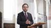 Der Journalist und politische Publizist Prof. Dr. Heribert Prantl wurde bei einem Festakt in der Martinskirche mit dem "Memminger Freiheitspreis 1525" ausgezeichnet. "Mit seinen kenntnisreichen und scharfen Analysen unserer Gesellschaft setzt sich Prof. Heribert Prantl unablässig und mit großem Nachdruck für die Wahrung der Menschenwürde, für Freiheit, Recht und Gerechtigkeit ein", würdigte Oberbürgermeister Manfred Schilder die Verdienste des Preisträgers um die Pressefreiheit. "Im Spannungsfeld von Recht, Moral und Politik stellt er sich einem fahrlässigen Umgang mit der Wahrheit entgegen und verteidigt die Pressefreiheit als eine der Grundsäulen unserer demokratischen Gesellschaft", verlas der Oberbürgermeister aus der Freiheitspreis-Urkunde. Der „Memminger Freiheitspreis 1525“ wurde zum 5. Mal verliehen. Er ist mit einem Preisgeld in Höhe von 15.000 Euro dotiert.

Der Jurist Prof. Dr. Heribert Prantl war zunächst als Richter und Staatsanwalt tätig, wandte sich dann ganz dem Journalismus zu und leitete 25 Jahre lang erst das Ressort Innenpolitik, dann das Ressort Meinung der Süddeutschen Zeitung und war viele Jahre Mitglied der Chefredaktion. Heute ist er Kolumnist und Autor der Süddeutschen Zeitung sowie politischer Publizist. Bundestagspräsident a.D. Prof. Dr. Norbert Lammert beschrieb den Preisträger in seiner Laudatio als "engagierten Europäer, bekennenden Christen, exzellenten Juristen und brillanten Journalisten". Um die Prägnanz von Prantls Argumentation zu verdeutlichen, führte Lammert einige Zitate aus dem Werk des Preisträgers an: "Nicht die Freiheit muss sich rechtfertigen, sondern ihre Beschränkung und Begrenzung." Oder: "Wir sind der einzige Beruf, für den es ein eigenes Grundrecht gibt, nämlich die Pressefreiheit. Und diese Pressefreiheit ist nicht nur ein Recht, sie ist auch eine Pflicht." Und: "Die öffentliche Lust auf eine alexandrinische Knoten zerhauende Politik ist eine undemokratische Lust. Ein Demokrat haut nicht schnell zu, sondern nestelt herum. Er lässt nicht die Fetzen fliegen, sondern versucht den Knoten zu lösen." Damit sei der Modus beschrieben, wie Demokratie funktioniere im Unterschied zu autoritären Systemen. Heribert Prantl, so Lammert, habe sich in seinem Werk der Demokratie und der Grundrechte verschrieben.

"Ich danke der Stadt Memmingen dafür, dass sie der Freiheit und den Freiheitsrechten auf den Grund geht", erklärte Prof. Dr. Heribert Prantl. "Der von der Stadt Memmingen verliehene Freiheitspreis erinnert daran, wie tief die Wurzeln reichen: Die Geschichte des Kampfes gegen Unterdrückung, die Geschichte des Kampfes für Freiheit und Menschenrechte in Europa beginnt nicht erst 1789 mit der Französischen Revolution, sie beginnt über 250 Jahre vorher, sie beginnt 1525 in Memmingen mit den zwölf Artikeln der aufständischen Bauern, die sich auf das Evangelium beriefen." So früh seien zum ersten Mal Grund- und Menschenrechte formuliert worden. „Das war, das ist spektakulär“, bekräftigte der Preisträger. "Die zwölf Artikel von 1525 waren der Entwurf zu einer Verfassung von einer grund- und menschenrechtlichen Kraft, wie dann bis 1848 keine mehr verfasst wurde. Es führt also eine grundrechtliche Linie von der Stube in der Memminger Kramerzunft hin zur Frankfurter Paulskirche und zur Weimarer Reichsverfassung von 1919", erläuterte Prof. Prantl. 

Dekan Christoph Schieder führte in seinem Grußwort in das Jahr 1525 zurück, als bereits die Bauerkriege ihren Anfang genommen hatten. In Memmingen jedoch sei die Situation anders gewesen. „Damals greifen die schwäbischen Bauernhaufen nicht zur Waffe, sondern sie ergreifen das Wort. Nicht das scharfe Schwert, sondern die spitze Feder soll ihren Forderungen Ausdruck verleihen. Die Bauern setzen auf die Macht des Wortes“, betonte Schieder. "Damit solche schöpferischen, machtvollen Worte durch unsere Welt gehen, braucht es Menschen, die mutig und geistreich nach ihnen suchen, die mit ihnen besonnen provozieren, die anregen." Menschen wie Preisträger Heribert Prantl. 

Die Zwölf Artikel der schwäbischen Bauern, auf denen der heutige Memminger Freiheitspreis gründet, wurden von Dr. Kathrin Mädler, Intendantin des Landestheaters Schwaben, beim Festakt verlesen. Zwölf Artikel mit Forderungen nach grundlegenden Menschen- und Freiheitsrechten, die vor fast 500 Jahren den Beginn der deutschen Freiheitsgeschichte darstellten, wie Ehrenbürger Herbert Müller MdL a.D., Vorsitzender des Kuratoriums "12 Bauernartikel - Memminger Freiheitspreis 1525" ausführte. "Nicht nur, dass die Bauern ihre Forderungen und Ziele zu Papier gebracht und beschlossen haben. Vielmehr haben sie Freiheit so beschrieben, dass Freiheit bedeutet Verantwortung für den Schwachen zu übernehmen, auf den anderen zu achten und dass dies nicht zur Einschränkung der eigenen Freiheit führt", betonte Müller. "Auf Grundlage des Evangeliums wollten sie den Dialog als Lösung und Antwort auf die Gewalt und nicht den Sieg auf dem Schlachtfeld." Durch die Zwölf Artikel, so Müller, würden wir heute ermahnt, auf einem gemeinsamen Wertegerüst wie z.B. die Menschenrechtscharta der Vereinten Nationen, nach Lösungen zu suchen, um Tod, Zerstörung und Aggression zu überwinden. "Die 12 Bauernartikel sind ein gutes Stück deutscher Geschichte, - unbequem, aber wir können stolz auf sie sein."

Mit Blick auf die 500-Jahr-Feier der Zwölf Artikel im Jahr 2025 plane die Stadt eine Stiftung zu gründen, informierte Oberbürgermeister Manfred Schilder. "Zweck der Stiftung soll es sein, erstens das Gedenken an die Abfassung der Zwölf Artikel zu pflegen und deren Bedeutung in die gegenwärtige Zeit zu übertragen, zweitens das Denkmal Kramerzunft zu erhalten und drittens die Teilhabe aller am Gemeinwesen zu fördern unter Wahrung unserer Verfassungs- und Freiheitsrechte", erklärte Schilder. Der Oberbürgermeister lud die Bürgerinnen und Bürger der Stadt Memmingen und ihres Umlandes ein, an der Stiftung und ihrem nachhaltigen Wirken für Freiheit und Gerechtigkeit teilzuhaben. Einen ausdrücklichen Dank sprach Oberbürgermeister Schilder der Memminger Unternehmerfamilie Brey aus, die das Preisgeld für den Memminger Freiheitspreis gestiftet hat. 

Die Verleihung des Memminger Freiheitspreises wurde durch Kirchenmusikdirektor Hans-Eberhard Roß an der Orgel sowie durch den Bläserchor St. Martin unter der Leitung von Rolf Spitz musikalisch feierlich gestaltet. Der Festakt in St. Martin bildete den Auftakt zu einem Festtag in Memmingen. Auf dem Weinmarkt boten Vereine, Einrichtungen und Institutionen beim ersten Memminger Markt der Möglichkeiten eine bunte Vielfalt an Aktionen an, die das Thema Freiheit beleuchteten. Auch ein vielseitiges Bühnenprogramm war geboten. Preisträger Heribert Prantl und Laudator Norbert Lammert trugen sich in der Zunftstube der Kramerzunft, dem Versammlungsort der Bauern im Jahr 1525, ins Goldene Buch der Stadt ein. Bei einem Festkonzert in St. Martin unter der Leitung von Kirchenmusikdirektor Hans-Eberhard Roß mit Julia Rinderle am Klavier, dem erweiterten Konzertchor St. Martin und der Kammerphilharmonie Bodensee-Oberschwaben klang der Tag der Preisverleihung feierlich aus. Zu hören waren unter anderem die Chorfantasie op. 80 von Ludwig van Beethoven mit einem Text von Prof. Dr. Nobert Lammert "Für Europa lasst uns streiten", den dieser im Jahr 2020 geschrieben hatte.