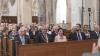 Der Journalist und politische Publizist Prof. Dr. Heribert Prantl wurde bei einem Festakt in der Martinskirche mit dem "Memminger Freiheitspreis 1525" ausgezeichnet. "Mit seinen kenntnisreichen und scharfen Analysen unserer Gesellschaft setzt sich Prof. Heribert Prantl unablässig und mit großem Nachdruck für die Wahrung der Menschenwürde, für Freiheit, Recht und Gerechtigkeit ein", würdigte Oberbürgermeister Manfred Schilder die Verdienste des Preisträgers um die Pressefreiheit. "Im Spannungsfeld von Recht, Moral und Politik stellt er sich einem fahrlässigen Umgang mit der Wahrheit entgegen und verteidigt die Pressefreiheit als eine der Grundsäulen unserer demokratischen Gesellschaft", verlas der Oberbürgermeister aus der Freiheitspreis-Urkunde. Der „Memminger Freiheitspreis 1525“ wurde zum 5. Mal verliehen. Er ist mit einem Preisgeld in Höhe von 15.000 Euro dotiert.

Der Jurist Prof. Dr. Heribert Prantl war zunächst als Richter und Staatsanwalt tätig, wandte sich dann ganz dem Journalismus zu und leitete 25 Jahre lang erst das Ressort Innenpolitik, dann das Ressort Meinung der Süddeutschen Zeitung und war viele Jahre Mitglied der Chefredaktion. Heute ist er Kolumnist und Autor der Süddeutschen Zeitung sowie politischer Publizist. Bundestagspräsident a.D. Prof. Dr. Norbert Lammert beschrieb den Preisträger in seiner Laudatio als "engagierten Europäer, bekennenden Christen, exzellenten Juristen und brillanten Journalisten". Um die Prägnanz von Prantls Argumentation zu verdeutlichen, führte Lammert einige Zitate aus dem Werk des Preisträgers an: "Nicht die Freiheit muss sich rechtfertigen, sondern ihre Beschränkung und Begrenzung." Oder: "Wir sind der einzige Beruf, für den es ein eigenes Grundrecht gibt, nämlich die Pressefreiheit. Und diese Pressefreiheit ist nicht nur ein Recht, sie ist auch eine Pflicht." Und: "Die öffentliche Lust auf eine alexandrinische Knoten zerhauende Politik ist eine undemokratische Lust. Ein Demokrat haut nicht schnell zu, sondern nestelt herum. Er lässt nicht die Fetzen fliegen, sondern versucht den Knoten zu lösen." Damit sei der Modus beschrieben, wie Demokratie funktioniere im Unterschied zu autoritären Systemen. Heribert Prantl, so Lammert, habe sich in seinem Werk der Demokratie und der Grundrechte verschrieben.

"Ich danke der Stadt Memmingen dafür, dass sie der Freiheit und den Freiheitsrechten auf den Grund geht", erklärte Prof. Dr. Heribert Prantl. "Der von der Stadt Memmingen verliehene Freiheitspreis erinnert daran, wie tief die Wurzeln reichen: Die Geschichte des Kampfes gegen Unterdrückung, die Geschichte des Kampfes für Freiheit und Menschenrechte in Europa beginnt nicht erst 1789 mit der Französischen Revolution, sie beginnt über 250 Jahre vorher, sie beginnt 1525 in Memmingen mit den zwölf Artikeln der aufständischen Bauern, die sich auf das Evangelium beriefen." So früh seien zum ersten Mal Grund- und Menschenrechte formuliert worden. „Das war, das ist spektakulär“, bekräftigte der Preisträger. "Die zwölf Artikel von 1525 waren der Entwurf zu einer Verfassung von einer grund- und menschenrechtlichen Kraft, wie dann bis 1848 keine mehr verfasst wurde. Es führt also eine grundrechtliche Linie von der Stube in der Memminger Kramerzunft hin zur Frankfurter Paulskirche und zur Weimarer Reichsverfassung von 1919", erläuterte Prof. Prantl. 

Dekan Christoph Schieder führte in seinem Grußwort in das Jahr 1525 zurück, als bereits die Bauerkriege ihren Anfang genommen hatten. In Memmingen jedoch sei die Situation anders gewesen. „Damals greifen die schwäbischen Bauernhaufen nicht zur Waffe, sondern sie ergreifen das Wort. Nicht das scharfe Schwert, sondern die spitze Feder soll ihren Forderungen Ausdruck verleihen. Die Bauern setzen auf die Macht des Wortes“, betonte Schieder. "Damit solche schöpferischen, machtvollen Worte durch unsere Welt gehen, braucht es Menschen, die mutig und geistreich nach ihnen suchen, die mit ihnen besonnen provozieren, die anregen." Menschen wie Preisträger Heribert Prantl. 

Die Zwölf Artikel der schwäbischen Bauern, auf denen der heutige Memminger Freiheitspreis gründet, wurden von Dr. Kathrin Mädler, Intendantin des Landestheaters Schwaben, beim Festakt verlesen. Zwölf Artikel mit Forderungen nach grundlegenden Menschen- und Freiheitsrechten, die vor fast 500 Jahren den Beginn der deutschen Freiheitsgeschichte darstellten, wie Ehrenbürger Herbert Müller MdL a.D., Vorsitzender des Kuratoriums "12 Bauernartikel - Memminger Freiheitspreis 1525" ausführte. "Nicht nur, dass die Bauern ihre Forderungen und Ziele zu Papier gebracht und beschlossen haben. Vielmehr haben sie Freiheit so beschrieben, dass Freiheit bedeutet Verantwortung für den Schwachen zu übernehmen, auf den anderen zu achten und dass dies nicht zur Einschränkung der eigenen Freiheit führt", betonte Müller. "Auf Grundlage des Evangeliums wollten sie den Dialog als Lösung und Antwort auf die Gewalt und nicht den Sieg auf dem Schlachtfeld." Durch die Zwölf Artikel, so Müller, würden wir heute ermahnt, auf einem gemeinsamen Wertegerüst wie z.B. die Menschenrechtscharta der Vereinten Nationen, nach Lösungen zu suchen, um Tod, Zerstörung und Aggression zu überwinden. "Die 12 Bauernartikel sind ein gutes Stück deutscher Geschichte, - unbequem, aber wir können stolz auf sie sein."

Mit Blick auf die 500-Jahr-Feier der Zwölf Artikel im Jahr 2025 plane die Stadt eine Stiftung zu gründen, informierte Oberbürgermeister Manfred Schilder. "Zweck der Stiftung soll es sein, erstens das Gedenken an die Abfassung der Zwölf Artikel zu pflegen und deren Bedeutung in die gegenwärtige Zeit zu übertragen, zweitens das Denkmal Kramerzunft zu erhalten und drittens die Teilhabe aller am Gemeinwesen zu fördern unter Wahrung unserer Verfassungs- und Freiheitsrechte", erklärte Schilder. Der Oberbürgermeister lud die Bürgerinnen und Bürger der Stadt Memmingen und ihres Umlandes ein, an der Stiftung und ihrem nachhaltigen Wirken für Freiheit und Gerechtigkeit teilzuhaben. Einen ausdrücklichen Dank sprach Oberbürgermeister Schilder der Memminger Unternehmerfamilie Brey aus, die das Preisgeld für den Memminger Freiheitspreis gestiftet hat. 

Die Verleihung des Memminger Freiheitspreises wurde durch Kirchenmusikdirektor Hans-Eberhard Roß an der Orgel sowie durch den Bläserchor St. Martin unter der Leitung von Rolf Spitz musikalisch feierlich gestaltet. Der Festakt in St. Martin bildete den Auftakt zu einem Festtag in Memmingen. Auf dem Weinmarkt boten Vereine, Einrichtungen und Institutionen beim ersten Memminger Markt der Möglichkeiten eine bunte Vielfalt an Aktionen an, die das Thema Freiheit beleuchteten. Auch ein vielseitiges Bühnenprogramm war geboten. Preisträger Heribert Prantl und Laudator Norbert Lammert trugen sich in der Zunftstube der Kramerzunft, dem Versammlungsort der Bauern im Jahr 1525, ins Goldene Buch der Stadt ein. Bei einem Festkonzert in St. Martin unter der Leitung von Kirchenmusikdirektor Hans-Eberhard Roß mit Julia Rinderle am Klavier, dem erweiterten Konzertchor St. Martin und der Kammerphilharmonie Bodensee-Oberschwaben klang der Tag der Preisverleihung feierlich aus. Zu hören waren unter anderem die Chorfantasie op. 80 von Ludwig van Beethoven mit einem Text von Prof. Dr. Nobert Lammert "Für Europa lasst uns streiten", den dieser im Jahr 2020 geschrieben hatte.
