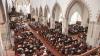 Der Journalist und politische Publizist Prof. Dr. Heribert Prantl wurde bei einem Festakt in der Martinskirche mit dem "Memminger Freiheitspreis 1525" ausgezeichnet. "Mit seinen kenntnisreichen und scharfen Analysen unserer Gesellschaft setzt sich Prof. Heribert Prantl unablässig und mit großem Nachdruck für die Wahrung der Menschenwürde, für Freiheit, Recht und Gerechtigkeit ein", würdigte Oberbürgermeister Manfred Schilder die Verdienste des Preisträgers um die Pressefreiheit. "Im Spannungsfeld von Recht, Moral und Politik stellt er sich einem fahrlässigen Umgang mit der Wahrheit entgegen und verteidigt die Pressefreiheit als eine der Grundsäulen unserer demokratischen Gesellschaft", verlas der Oberbürgermeister aus der Freiheitspreis-Urkunde. Der „Memminger Freiheitspreis 1525“ wurde zum 5. Mal verliehen. Er ist mit einem Preisgeld in Höhe von 15.000 Euro dotiert.

Der Jurist Prof. Dr. Heribert Prantl war zunächst als Richter und Staatsanwalt tätig, wandte sich dann ganz dem Journalismus zu und leitete 25 Jahre lang erst das Ressort Innenpolitik, dann das Ressort Meinung der Süddeutschen Zeitung und war viele Jahre Mitglied der Chefredaktion. Heute ist er Kolumnist und Autor der Süddeutschen Zeitung sowie politischer Publizist. Bundestagspräsident a.D. Prof. Dr. Norbert Lammert beschrieb den Preisträger in seiner Laudatio als "engagierten Europäer, bekennenden Christen, exzellenten Juristen und brillanten Journalisten". Um die Prägnanz von Prantls Argumentation zu verdeutlichen, führte Lammert einige Zitate aus dem Werk des Preisträgers an: "Nicht die Freiheit muss sich rechtfertigen, sondern ihre Beschränkung und Begrenzung." Oder: "Wir sind der einzige Beruf, für den es ein eigenes Grundrecht gibt, nämlich die Pressefreiheit. Und diese Pressefreiheit ist nicht nur ein Recht, sie ist auch eine Pflicht." Und: "Die öffentliche Lust auf eine alexandrinische Knoten zerhauende Politik ist eine undemokratische Lust. Ein Demokrat haut nicht schnell zu, sondern nestelt herum. Er lässt nicht die Fetzen fliegen, sondern versucht den Knoten zu lösen." Damit sei der Modus beschrieben, wie Demokratie funktioniere im Unterschied zu autoritären Systemen. Heribert Prantl, so Lammert, habe sich in seinem Werk der Demokratie und der Grundrechte verschrieben.

"Ich danke der Stadt Memmingen dafür, dass sie der Freiheit und den Freiheitsrechten auf den Grund geht", erklärte Prof. Dr. Heribert Prantl. "Der von der Stadt Memmingen verliehene Freiheitspreis erinnert daran, wie tief die Wurzeln reichen: Die Geschichte des Kampfes gegen Unterdrückung, die Geschichte des Kampfes für Freiheit und Menschenrechte in Europa beginnt nicht erst 1789 mit der Französischen Revolution, sie beginnt über 250 Jahre vorher, sie beginnt 1525 in Memmingen mit den zwölf Artikeln der aufständischen Bauern, die sich auf das Evangelium beriefen." So früh seien zum ersten Mal Grund- und Menschenrechte formuliert worden. „Das war, das ist spektakulär“, bekräftigte der Preisträger. "Die zwölf Artikel von 1525 waren der Entwurf zu einer Verfassung von einer grund- und menschenrechtlichen Kraft, wie dann bis 1848 keine mehr verfasst wurde. Es führt also eine grundrechtliche Linie von der Stube in der Memminger Kramerzunft hin zur Frankfurter Paulskirche und zur Weimarer Reichsverfassung von 1919", erläuterte Prof. Prantl. 

Dekan Christoph Schieder führte in seinem Grußwort in das Jahr 1525 zurück, als bereits die Bauerkriege ihren Anfang genommen hatten. In Memmingen jedoch sei die Situation anders gewesen. „Damals greifen die schwäbischen Bauernhaufen nicht zur Waffe, sondern sie ergreifen das Wort. Nicht das scharfe Schwert, sondern die spitze Feder soll ihren Forderungen Ausdruck verleihen. Die Bauern setzen auf die Macht des Wortes“, betonte Schieder. "Damit solche schöpferischen, machtvollen Worte durch unsere Welt gehen, braucht es Menschen, die mutig und geistreich nach ihnen suchen, die mit ihnen besonnen provozieren, die anregen." Menschen wie Preisträger Heribert Prantl. 

Die Zwölf Artikel der schwäbischen Bauern, auf denen der heutige Memminger Freiheitspreis gründet, wurden von Dr. Kathrin Mädler, Intendantin des Landestheaters Schwaben, beim Festakt verlesen. Zwölf Artikel mit Forderungen nach grundlegenden Menschen- und Freiheitsrechten, die vor fast 500 Jahren den Beginn der deutschen Freiheitsgeschichte darstellten, wie Ehrenbürger Herbert Müller MdL a.D., Vorsitzender des Kuratoriums "12 Bauernartikel - Memminger Freiheitspreis 1525" ausführte. "Nicht nur, dass die Bauern ihre Forderungen und Ziele zu Papier gebracht und beschlossen haben. Vielmehr haben sie Freiheit so beschrieben, dass Freiheit bedeutet Verantwortung für den Schwachen zu übernehmen, auf den anderen zu achten und dass dies nicht zur Einschränkung der eigenen Freiheit führt", betonte Müller. "Auf Grundlage des Evangeliums wollten sie den Dialog als Lösung und Antwort auf die Gewalt und nicht den Sieg auf dem Schlachtfeld." Durch die Zwölf Artikel, so Müller, würden wir heute ermahnt, auf einem gemeinsamen Wertegerüst wie z.B. die Menschenrechtscharta der Vereinten Nationen, nach Lösungen zu suchen, um Tod, Zerstörung und Aggression zu überwinden. "Die 12 Bauernartikel sind ein gutes Stück deutscher Geschichte, - unbequem, aber wir können stolz auf sie sein."

Mit Blick auf die 500-Jahr-Feier der Zwölf Artikel im Jahr 2025 plane die Stadt eine Stiftung zu gründen, informierte Oberbürgermeister Manfred Schilder. "Zweck der Stiftung soll es sein, erstens das Gedenken an die Abfassung der Zwölf Artikel zu pflegen und deren Bedeutung in die gegenwärtige Zeit zu übertragen, zweitens das Denkmal Kramerzunft zu erhalten und drittens die Teilhabe aller am Gemeinwesen zu fördern unter Wahrung unserer Verfassungs- und Freiheitsrechte", erklärte Schilder. Der Oberbürgermeister lud die Bürgerinnen und Bürger der Stadt Memmingen und ihres Umlandes ein, an der Stiftung und ihrem nachhaltigen Wirken für Freiheit und Gerechtigkeit teilzuhaben. Einen ausdrücklichen Dank sprach Oberbürgermeister Schilder der Memminger Unternehmerfamilie Brey aus, die das Preisgeld für den Memminger Freiheitspreis gestiftet hat. 

Die Verleihung des Memminger Freiheitspreises wurde durch Kirchenmusikdirektor Hans-Eberhard Roß an der Orgel sowie durch den Bläserchor St. Martin unter der Leitung von Rolf Spitz musikalisch feierlich gestaltet. Der Festakt in St. Martin bildete den Auftakt zu einem Festtag in Memmingen. Auf dem Weinmarkt boten Vereine, Einrichtungen und Institutionen beim ersten Memminger Markt der Möglichkeiten eine bunte Vielfalt an Aktionen an, die das Thema Freiheit beleuchteten. Auch ein vielseitiges Bühnenprogramm war geboten. Preisträger Heribert Prantl und Laudator Norbert Lammert trugen sich in der Zunftstube der Kramerzunft, dem Versammlungsort der Bauern im Jahr 1525, ins Goldene Buch der Stadt ein. Bei einem Festkonzert in St. Martin unter der Leitung von Kirchenmusikdirektor Hans-Eberhard Roß mit Julia Rinderle am Klavier, dem erweiterten Konzertchor St. Martin und der Kammerphilharmonie Bodensee-Oberschwaben klang der Tag der Preisverleihung feierlich aus. Zu hören waren unter anderem die Chorfantasie op. 80 von Ludwig van Beethoven mit einem Text von Prof. Dr. Nobert Lammert "Für Europa lasst uns streiten", den dieser im Jahr 2020 geschrieben hatte.
