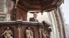 Der Journalist und politische Publizist Prof. Dr. Heribert Prantl wurde bei einem Festakt in der Martinskirche mit dem "Memminger Freiheitspreis 1525" ausgezeichnet. "Mit seinen kenntnisreichen und scharfen Analysen unserer Gesellschaft setzt sich Prof. Heribert Prantl unablässig und mit großem Nachdruck für die Wahrung der Menschenwürde, für Freiheit, Recht und Gerechtigkeit ein", würdigte Oberbürgermeister Manfred Schilder die Verdienste des Preisträgers um die Pressefreiheit. "Im Spannungsfeld von Recht, Moral und Politik stellt er sich einem fahrlässigen Umgang mit der Wahrheit entgegen und verteidigt die Pressefreiheit als eine der Grundsäulen unserer demokratischen Gesellschaft", verlas der Oberbürgermeister aus der Freiheitspreis-Urkunde. Der „Memminger Freiheitspreis 1525“ wurde zum 5. Mal verliehen. Er ist mit einem Preisgeld in Höhe von 15.000 Euro dotiert.

Der Jurist Prof. Dr. Heribert Prantl war zunächst als Richter und Staatsanwalt tätig, wandte sich dann ganz dem Journalismus zu und leitete 25 Jahre lang erst das Ressort Innenpolitik, dann das Ressort Meinung der Süddeutschen Zeitung und war viele Jahre Mitglied der Chefredaktion. Heute ist er Kolumnist und Autor der Süddeutschen Zeitung sowie politischer Publizist. Bundestagspräsident a.D. Prof. Dr. Norbert Lammert beschrieb den Preisträger in seiner Laudatio als "engagierten Europäer, bekennenden Christen, exzellenten Juristen und brillanten Journalisten". Um die Prägnanz von Prantls Argumentation zu verdeutlichen, führte Lammert einige Zitate aus dem Werk des Preisträgers an: "Nicht die Freiheit muss sich rechtfertigen, sondern ihre Beschränkung und Begrenzung." Oder: "Wir sind der einzige Beruf, für den es ein eigenes Grundrecht gibt, nämlich die Pressefreiheit. Und diese Pressefreiheit ist nicht nur ein Recht, sie ist auch eine Pflicht." Und: "Die öffentliche Lust auf eine alexandrinische Knoten zerhauende Politik ist eine undemokratische Lust. Ein Demokrat haut nicht schnell zu, sondern nestelt herum. Er lässt nicht die Fetzen fliegen, sondern versucht den Knoten zu lösen." Damit sei der Modus beschrieben, wie Demokratie funktioniere im Unterschied zu autoritären Systemen. Heribert Prantl, so Lammert, habe sich in seinem Werk der Demokratie und der Grundrechte verschrieben.

"Ich danke der Stadt Memmingen dafür, dass sie der Freiheit und den Freiheitsrechten auf den Grund geht", erklärte Prof. Dr. Heribert Prantl. "Der von der Stadt Memmingen verliehene Freiheitspreis erinnert daran, wie tief die Wurzeln reichen: Die Geschichte des Kampfes gegen Unterdrückung, die Geschichte des Kampfes für Freiheit und Menschenrechte in Europa beginnt nicht erst 1789 mit der Französischen Revolution, sie beginnt über 250 Jahre vorher, sie beginnt 1525 in Memmingen mit den zwölf Artikeln der aufständischen Bauern, die sich auf das Evangelium beriefen." So früh seien zum ersten Mal Grund- und Menschenrechte formuliert worden. „Das war, das ist spektakulär“, bekräftigte der Preisträger. "Die zwölf Artikel von 1525 waren der Entwurf zu einer Verfassung von einer grund- und menschenrechtlichen Kraft, wie dann bis 1848 keine mehr verfasst wurde. Es führt also eine grundrechtliche Linie von der Stube in der Memminger Kramerzunft hin zur Frankfurter Paulskirche und zur Weimarer Reichsverfassung von 1919", erläuterte Prof. Prantl. 

Dekan Christoph Schieder führte in seinem Grußwort in das Jahr 1525 zurück, als bereits die Bauerkriege ihren Anfang genommen hatten. In Memmingen jedoch sei die Situation anders gewesen. „Damals greifen die schwäbischen Bauernhaufen nicht zur Waffe, sondern sie ergreifen das Wort. Nicht das scharfe Schwert, sondern die spitze Feder soll ihren Forderungen Ausdruck verleihen. Die Bauern setzen auf die Macht des Wortes“, betonte Schieder. "Damit solche schöpferischen, machtvollen Worte durch unsere Welt gehen, braucht es Menschen, die mutig und geistreich nach ihnen suchen, die mit ihnen besonnen provozieren, die anregen." Menschen wie Preisträger Heribert Prantl. 

Die Zwölf Artikel der schwäbischen Bauern, auf denen der heutige Memminger Freiheitspreis gründet, wurden von Dr. Kathrin Mädler, Intendantin des Landestheaters Schwaben, beim Festakt verlesen. Zwölf Artikel mit Forderungen nach grundlegenden Menschen- und Freiheitsrechten, die vor fast 500 Jahren den Beginn der deutschen Freiheitsgeschichte darstellten, wie Ehrenbürger Herbert Müller MdL a.D., Vorsitzender des Kuratoriums "12 Bauernartikel - Memminger Freiheitspreis 1525" ausführte. "Nicht nur, dass die Bauern ihre Forderungen und Ziele zu Papier gebracht und beschlossen haben. Vielmehr haben sie Freiheit so beschrieben, dass Freiheit bedeutet Verantwortung für den Schwachen zu übernehmen, auf den anderen zu achten und dass dies nicht zur Einschränkung der eigenen Freiheit führt", betonte Müller. "Auf Grundlage des Evangeliums wollten sie den Dialog als Lösung und Antwort auf die Gewalt und nicht den Sieg auf dem Schlachtfeld." Durch die Zwölf Artikel, so Müller, würden wir heute ermahnt, auf einem gemeinsamen Wertegerüst wie z.B. die Menschenrechtscharta der Vereinten Nationen, nach Lösungen zu suchen, um Tod, Zerstörung und Aggression zu überwinden. "Die 12 Bauernartikel sind ein gutes Stück deutscher Geschichte, - unbequem, aber wir können stolz auf sie sein."

Mit Blick auf die 500-Jahr-Feier der Zwölf Artikel im Jahr 2025 plane die Stadt eine Stiftung zu gründen, informierte Oberbürgermeister Manfred Schilder. "Zweck der Stiftung soll es sein, erstens das Gedenken an die Abfassung der Zwölf Artikel zu pflegen und deren Bedeutung in die gegenwärtige Zeit zu übertragen, zweitens das Denkmal Kramerzunft zu erhalten und drittens die Teilhabe aller am Gemeinwesen zu fördern unter Wahrung unserer Verfassungs- und Freiheitsrechte", erklärte Schilder. Der Oberbürgermeister lud die Bürgerinnen und Bürger der Stadt Memmingen und ihres Umlandes ein, an der Stiftung und ihrem nachhaltigen Wirken für Freiheit und Gerechtigkeit teilzuhaben. Einen ausdrücklichen Dank sprach Oberbürgermeister Schilder der Memminger Unternehmerfamilie Brey aus, die das Preisgeld für den Memminger Freiheitspreis gestiftet hat. 

Die Verleihung des Memminger Freiheitspreises wurde durch Kirchenmusikdirektor Hans-Eberhard Roß an der Orgel sowie durch den Bläserchor St. Martin unter der Leitung von Rolf Spitz musikalisch feierlich gestaltet. Der Festakt in St. Martin bildete den Auftakt zu einem Festtag in Memmingen. Auf dem Weinmarkt boten Vereine, Einrichtungen und Institutionen beim ersten Memminger Markt der Möglichkeiten eine bunte Vielfalt an Aktionen an, die das Thema Freiheit beleuchteten. Auch ein vielseitiges Bühnenprogramm war geboten. Preisträger Heribert Prantl und Laudator Norbert Lammert trugen sich in der Zunftstube der Kramerzunft, dem Versammlungsort der Bauern im Jahr 1525, ins Goldene Buch der Stadt ein. Bei einem Festkonzert in St. Martin unter der Leitung von Kirchenmusikdirektor Hans-Eberhard Roß mit Julia Rinderle am Klavier, dem erweiterten Konzertchor St. Martin und der Kammerphilharmonie Bodensee-Oberschwaben klang der Tag der Preisverleihung feierlich aus. Zu hören waren unter anderem die Chorfantasie op. 80 von Ludwig van Beethoven mit einem Text von Prof. Dr. Nobert Lammert "Für Europa lasst uns streiten", den dieser im Jahr 2020 geschrieben hatte.