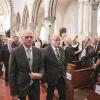 Der Journalist und politische Publizist Prof. Dr. Heribert Prantl wurde bei einem Festakt in der Martinskirche mit dem "Memminger Freiheitspreis 1525" ausgezeichnet. "Mit seinen kenntnisreichen und scharfen Analysen unserer Gesellschaft setzt sich Prof. Heribert Prantl unablässig und mit großem Nachdruck für die Wahrung der Menschenwürde, für Freiheit, Recht und Gerechtigkeit ein", würdigte Oberbürgermeister Manfred Schilder die Verdienste des Preisträgers um die Pressefreiheit. "Im Spannungsfeld von Recht, Moral und Politik stellt er sich einem fahrlässigen Umgang mit der Wahrheit entgegen und verteidigt die Pressefreiheit als eine der Grundsäulen unserer demokratischen Gesellschaft", verlas der Oberbürgermeister aus der Freiheitspreis-Urkunde. Der „Memminger Freiheitspreis 1525“ wurde zum 5. Mal verliehen. Er ist mit einem Preisgeld in Höhe von 15.000 Euro dotiert.

Der Jurist Prof. Dr. Heribert Prantl war zunächst als Richter und Staatsanwalt tätig, wandte sich dann ganz dem Journalismus zu und leitete 25 Jahre lang erst das Ressort Innenpolitik, dann das Ressort Meinung der Süddeutschen Zeitung und war viele Jahre Mitglied der Chefredaktion. Heute ist er Kolumnist und Autor der Süddeutschen Zeitung sowie politischer Publizist. Bundestagspräsident a.D. Prof. Dr. Norbert Lammert beschrieb den Preisträger in seiner Laudatio als "engagierten Europäer, bekennenden Christen, exzellenten Juristen und brillanten Journalisten". Um die Prägnanz von Prantls Argumentation zu verdeutlichen, führte Lammert einige Zitate aus dem Werk des Preisträgers an: "Nicht die Freiheit muss sich rechtfertigen, sondern ihre Beschränkung und Begrenzung." Oder: "Wir sind der einzige Beruf, für den es ein eigenes Grundrecht gibt, nämlich die Pressefreiheit. Und diese Pressefreiheit ist nicht nur ein Recht, sie ist auch eine Pflicht." Und: "Die öffentliche Lust auf eine alexandrinische Knoten zerhauende Politik ist eine undemokratische Lust. Ein Demokrat haut nicht schnell zu, sondern nestelt herum. Er lässt nicht die Fetzen fliegen, sondern versucht den Knoten zu lösen." Damit sei der Modus beschrieben, wie Demokratie funktioniere im Unterschied zu autoritären Systemen. Heribert Prantl, so Lammert, habe sich in seinem Werk der Demokratie und der Grundrechte verschrieben.

"Ich danke der Stadt Memmingen dafür, dass sie der Freiheit und den Freiheitsrechten auf den Grund geht", erklärte Prof. Dr. Heribert Prantl. "Der von der Stadt Memmingen verliehene Freiheitspreis erinnert daran, wie tief die Wurzeln reichen: Die Geschichte des Kampfes gegen Unterdrückung, die Geschichte des Kampfes für Freiheit und Menschenrechte in Europa beginnt nicht erst 1789 mit der Französischen Revolution, sie beginnt über 250 Jahre vorher, sie beginnt 1525 in Memmingen mit den zwölf Artikeln der aufständischen Bauern, die sich auf das Evangelium beriefen." So früh seien zum ersten Mal Grund- und Menschenrechte formuliert worden. „Das war, das ist spektakulär“, bekräftigte der Preisträger. "Die zwölf Artikel von 1525 waren der Entwurf zu einer Verfassung von einer grund- und menschenrechtlichen Kraft, wie dann bis 1848 keine mehr verfasst wurde. Es führt also eine grundrechtliche Linie von der Stube in der Memminger Kramerzunft hin zur Frankfurter Paulskirche und zur Weimarer Reichsverfassung von 1919", erläuterte Prof. Prantl. 

Dekan Christoph Schieder führte in seinem Grußwort in das Jahr 1525 zurück, als bereits die Bauerkriege ihren Anfang genommen hatten. In Memmingen jedoch sei die Situation anders gewesen. „Damals greifen die schwäbischen Bauernhaufen nicht zur Waffe, sondern sie ergreifen das Wort. Nicht das scharfe Schwert, sondern die spitze Feder soll ihren Forderungen Ausdruck verleihen. Die Bauern setzen auf die Macht des Wortes“, betonte Schieder. "Damit solche schöpferischen, machtvollen Worte durch unsere Welt gehen, braucht es Menschen, die mutig und geistreich nach ihnen suchen, die mit ihnen besonnen provozieren, die anregen." Menschen wie Preisträger Heribert Prantl. 

Die Zwölf Artikel der schwäbischen Bauern, auf denen der heutige Memminger Freiheitspreis gründet, wurden von Dr. Kathrin Mädler, Intendantin des Landestheaters Schwaben, beim Festakt verlesen. Zwölf Artikel mit Forderungen nach grundlegenden Menschen- und Freiheitsrechten, die vor fast 500 Jahren den Beginn der deutschen Freiheitsgeschichte darstellten, wie Ehrenbürger Herbert Müller MdL a.D., Vorsitzender des Kuratoriums "12 Bauernartikel - Memminger Freiheitspreis 1525" ausführte. "Nicht nur, dass die Bauern ihre Forderungen und Ziele zu Papier gebracht und beschlossen haben. Vielmehr haben sie Freiheit so beschrieben, dass Freiheit bedeutet Verantwortung für den Schwachen zu übernehmen, auf den anderen zu achten und dass dies nicht zur Einschränkung der eigenen Freiheit führt", betonte Müller. "Auf Grundlage des Evangeliums wollten sie den Dialog als Lösung und Antwort auf die Gewalt und nicht den Sieg auf dem Schlachtfeld." Durch die Zwölf Artikel, so Müller, würden wir heute ermahnt, auf einem gemeinsamen Wertegerüst wie z.B. die Menschenrechtscharta der Vereinten Nationen, nach Lösungen zu suchen, um Tod, Zerstörung und Aggression zu überwinden. "Die 12 Bauernartikel sind ein gutes Stück deutscher Geschichte, - unbequem, aber wir können stolz auf sie sein."

Mit Blick auf die 500-Jahr-Feier der Zwölf Artikel im Jahr 2025 plane die Stadt eine Stiftung zu gründen, informierte Oberbürgermeister Manfred Schilder. "Zweck der Stiftung soll es sein, erstens das Gedenken an die Abfassung der Zwölf Artikel zu pflegen und deren Bedeutung in die gegenwärtige Zeit zu übertragen, zweitens das Denkmal Kramerzunft zu erhalten und drittens die Teilhabe aller am Gemeinwesen zu fördern unter Wahrung unserer Verfassungs- und Freiheitsrechte", erklärte Schilder. Der Oberbürgermeister lud die Bürgerinnen und Bürger der Stadt Memmingen und ihres Umlandes ein, an der Stiftung und ihrem nachhaltigen Wirken für Freiheit und Gerechtigkeit teilzuhaben. Einen ausdrücklichen Dank sprach Oberbürgermeister Schilder der Memminger Unternehmerfamilie Brey aus, die das Preisgeld für den Memminger Freiheitspreis gestiftet hat. 

Die Verleihung des Memminger Freiheitspreises wurde durch Kirchenmusikdirektor Hans-Eberhard Roß an der Orgel sowie durch den Bläserchor St. Martin unter der Leitung von Rolf Spitz musikalisch feierlich gestaltet. Der Festakt in St. Martin bildete den Auftakt zu einem Festtag in Memmingen. Auf dem Weinmarkt boten Vereine, Einrichtungen und Institutionen beim ersten Memminger Markt der Möglichkeiten eine bunte Vielfalt an Aktionen an, die das Thema Freiheit beleuchteten. Auch ein vielseitiges Bühnenprogramm war geboten. Preisträger Heribert Prantl und Laudator Norbert Lammert trugen sich in der Zunftstube der Kramerzunft, dem Versammlungsort der Bauern im Jahr 1525, ins Goldene Buch der Stadt ein. Bei einem Festkonzert in St. Martin unter der Leitung von Kirchenmusikdirektor Hans-Eberhard Roß mit Julia Rinderle am Klavier, dem erweiterten Konzertchor St. Martin und der Kammerphilharmonie Bodensee-Oberschwaben klang der Tag der Preisverleihung feierlich aus. Zu hören waren unter anderem die Chorfantasie op. 80 von Ludwig van Beethoven mit einem Text von Prof. Dr. Nobert Lammert "Für Europa lasst uns streiten", den dieser im Jahr 2020 geschrieben hatte.