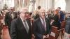 Der Journalist und politische Publizist Prof. Dr. Heribert Prantl wurde bei einem Festakt in der Martinskirche mit dem "Memminger Freiheitspreis 1525" ausgezeichnet. "Mit seinen kenntnisreichen und scharfen Analysen unserer Gesellschaft setzt sich Prof. Heribert Prantl unablässig und mit großem Nachdruck für die Wahrung der Menschenwürde, für Freiheit, Recht und Gerechtigkeit ein", würdigte Oberbürgermeister Manfred Schilder die Verdienste des Preisträgers um die Pressefreiheit. "Im Spannungsfeld von Recht, Moral und Politik stellt er sich einem fahrlässigen Umgang mit der Wahrheit entgegen und verteidigt die Pressefreiheit als eine der Grundsäulen unserer demokratischen Gesellschaft", verlas der Oberbürgermeister aus der Freiheitspreis-Urkunde. Der „Memminger Freiheitspreis 1525“ wurde zum 5. Mal verliehen. Er ist mit einem Preisgeld in Höhe von 15.000 Euro dotiert.

Der Jurist Prof. Dr. Heribert Prantl war zunächst als Richter und Staatsanwalt tätig, wandte sich dann ganz dem Journalismus zu und leitete 25 Jahre lang erst das Ressort Innenpolitik, dann das Ressort Meinung der Süddeutschen Zeitung und war viele Jahre Mitglied der Chefredaktion. Heute ist er Kolumnist und Autor der Süddeutschen Zeitung sowie politischer Publizist. Bundestagspräsident a.D. Prof. Dr. Norbert Lammert beschrieb den Preisträger in seiner Laudatio als "engagierten Europäer, bekennenden Christen, exzellenten Juristen und brillanten Journalisten". Um die Prägnanz von Prantls Argumentation zu verdeutlichen, führte Lammert einige Zitate aus dem Werk des Preisträgers an: "Nicht die Freiheit muss sich rechtfertigen, sondern ihre Beschränkung und Begrenzung." Oder: "Wir sind der einzige Beruf, für den es ein eigenes Grundrecht gibt, nämlich die Pressefreiheit. Und diese Pressefreiheit ist nicht nur ein Recht, sie ist auch eine Pflicht." Und: "Die öffentliche Lust auf eine alexandrinische Knoten zerhauende Politik ist eine undemokratische Lust. Ein Demokrat haut nicht schnell zu, sondern nestelt herum. Er lässt nicht die Fetzen fliegen, sondern versucht den Knoten zu lösen." Damit sei der Modus beschrieben, wie Demokratie funktioniere im Unterschied zu autoritären Systemen. Heribert Prantl, so Lammert, habe sich in seinem Werk der Demokratie und der Grundrechte verschrieben.

"Ich danke der Stadt Memmingen dafür, dass sie der Freiheit und den Freiheitsrechten auf den Grund geht", erklärte Prof. Dr. Heribert Prantl. "Der von der Stadt Memmingen verliehene Freiheitspreis erinnert daran, wie tief die Wurzeln reichen: Die Geschichte des Kampfes gegen Unterdrückung, die Geschichte des Kampfes für Freiheit und Menschenrechte in Europa beginnt nicht erst 1789 mit der Französischen Revolution, sie beginnt über 250 Jahre vorher, sie beginnt 1525 in Memmingen mit den zwölf Artikeln der aufständischen Bauern, die sich auf das Evangelium beriefen." So früh seien zum ersten Mal Grund- und Menschenrechte formuliert worden. „Das war, das ist spektakulär“, bekräftigte der Preisträger. "Die zwölf Artikel von 1525 waren der Entwurf zu einer Verfassung von einer grund- und menschenrechtlichen Kraft, wie dann bis 1848 keine mehr verfasst wurde. Es führt also eine grundrechtliche Linie von der Stube in der Memminger Kramerzunft hin zur Frankfurter Paulskirche und zur Weimarer Reichsverfassung von 1919", erläuterte Prof. Prantl. 

Dekan Christoph Schieder führte in seinem Grußwort in das Jahr 1525 zurück, als bereits die Bauerkriege ihren Anfang genommen hatten. In Memmingen jedoch sei die Situation anders gewesen. „Damals greifen die schwäbischen Bauernhaufen nicht zur Waffe, sondern sie ergreifen das Wort. Nicht das scharfe Schwert, sondern die spitze Feder soll ihren Forderungen Ausdruck verleihen. Die Bauern setzen auf die Macht des Wortes“, betonte Schieder. "Damit solche schöpferischen, machtvollen Worte durch unsere Welt gehen, braucht es Menschen, die mutig und geistreich nach ihnen suchen, die mit ihnen besonnen provozieren, die anregen." Menschen wie Preisträger Heribert Prantl. 

Die Zwölf Artikel der schwäbischen Bauern, auf denen der heutige Memminger Freiheitspreis gründet, wurden von Dr. Kathrin Mädler, Intendantin des Landestheaters Schwaben, beim Festakt verlesen. Zwölf Artikel mit Forderungen nach grundlegenden Menschen- und Freiheitsrechten, die vor fast 500 Jahren den Beginn der deutschen Freiheitsgeschichte darstellten, wie Ehrenbürger Herbert Müller MdL a.D., Vorsitzender des Kuratoriums "12 Bauernartikel - Memminger Freiheitspreis 1525" ausführte. "Nicht nur, dass die Bauern ihre Forderungen und Ziele zu Papier gebracht und beschlossen haben. Vielmehr haben sie Freiheit so beschrieben, dass Freiheit bedeutet Verantwortung für den Schwachen zu übernehmen, auf den anderen zu achten und dass dies nicht zur Einschränkung der eigenen Freiheit führt", betonte Müller. "Auf Grundlage des Evangeliums wollten sie den Dialog als Lösung und Antwort auf die Gewalt und nicht den Sieg auf dem Schlachtfeld." Durch die Zwölf Artikel, so Müller, würden wir heute ermahnt, auf einem gemeinsamen Wertegerüst wie z.B. die Menschenrechtscharta der Vereinten Nationen, nach Lösungen zu suchen, um Tod, Zerstörung und Aggression zu überwinden. "Die 12 Bauernartikel sind ein gutes Stück deutscher Geschichte, - unbequem, aber wir können stolz auf sie sein."

Mit Blick auf die 500-Jahr-Feier der Zwölf Artikel im Jahr 2025 plane die Stadt eine Stiftung zu gründen, informierte Oberbürgermeister Manfred Schilder. "Zweck der Stiftung soll es sein, erstens das Gedenken an die Abfassung der Zwölf Artikel zu pflegen und deren Bedeutung in die gegenwärtige Zeit zu übertragen, zweitens das Denkmal Kramerzunft zu erhalten und drittens die Teilhabe aller am Gemeinwesen zu fördern unter Wahrung unserer Verfassungs- und Freiheitsrechte", erklärte Schilder. Der Oberbürgermeister lud die Bürgerinnen und Bürger der Stadt Memmingen und ihres Umlandes ein, an der Stiftung und ihrem nachhaltigen Wirken für Freiheit und Gerechtigkeit teilzuhaben. Einen ausdrücklichen Dank sprach Oberbürgermeister Schilder der Memminger Unternehmerfamilie Brey aus, die das Preisgeld für den Memminger Freiheitspreis gestiftet hat. 

Die Verleihung des Memminger Freiheitspreises wurde durch Kirchenmusikdirektor Hans-Eberhard Roß an der Orgel sowie durch den Bläserchor St. Martin unter der Leitung von Rolf Spitz musikalisch feierlich gestaltet. Der Festakt in St. Martin bildete den Auftakt zu einem Festtag in Memmingen. Auf dem Weinmarkt boten Vereine, Einrichtungen und Institutionen beim ersten Memminger Markt der Möglichkeiten eine bunte Vielfalt an Aktionen an, die das Thema Freiheit beleuchteten. Auch ein vielseitiges Bühnenprogramm war geboten. Preisträger Heribert Prantl und Laudator Norbert Lammert trugen sich in der Zunftstube der Kramerzunft, dem Versammlungsort der Bauern im Jahr 1525, ins Goldene Buch der Stadt ein. Bei einem Festkonzert in St. Martin unter der Leitung von Kirchenmusikdirektor Hans-Eberhard Roß mit Julia Rinderle am Klavier, dem erweiterten Konzertchor St. Martin und der Kammerphilharmonie Bodensee-Oberschwaben klang der Tag der Preisverleihung feierlich aus. Zu hören waren unter anderem die Chorfantasie op. 80 von Ludwig van Beethoven mit einem Text von Prof. Dr. Nobert Lammert "Für Europa lasst uns streiten", den dieser im Jahr 2020 geschrieben hatte.