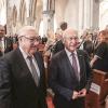 Der Journalist und politische Publizist Prof. Dr. Heribert Prantl wurde bei einem Festakt in der Martinskirche mit dem "Memminger Freiheitspreis 1525" ausgezeichnet. "Mit seinen kenntnisreichen und scharfen Analysen unserer Gesellschaft setzt sich Prof. Heribert Prantl unablässig und mit großem Nachdruck für die Wahrung der Menschenwürde, für Freiheit, Recht und Gerechtigkeit ein", würdigte Oberbürgermeister Manfred Schilder die Verdienste des Preisträgers um die Pressefreiheit. "Im Spannungsfeld von Recht, Moral und Politik stellt er sich einem fahrlässigen Umgang mit der Wahrheit entgegen und verteidigt die Pressefreiheit als eine der Grundsäulen unserer demokratischen Gesellschaft", verlas der Oberbürgermeister aus der Freiheitspreis-Urkunde. Der „Memminger Freiheitspreis 1525“ wurde zum 5. Mal verliehen. Er ist mit einem Preisgeld in Höhe von 15.000 Euro dotiert.

Der Jurist Prof. Dr. Heribert Prantl war zunächst als Richter und Staatsanwalt tätig, wandte sich dann ganz dem Journalismus zu und leitete 25 Jahre lang erst das Ressort Innenpolitik, dann das Ressort Meinung der Süddeutschen Zeitung und war viele Jahre Mitglied der Chefredaktion. Heute ist er Kolumnist und Autor der Süddeutschen Zeitung sowie politischer Publizist. Bundestagspräsident a.D. Prof. Dr. Norbert Lammert beschrieb den Preisträger in seiner Laudatio als "engagierten Europäer, bekennenden Christen, exzellenten Juristen und brillanten Journalisten". Um die Prägnanz von Prantls Argumentation zu verdeutlichen, führte Lammert einige Zitate aus dem Werk des Preisträgers an: "Nicht die Freiheit muss sich rechtfertigen, sondern ihre Beschränkung und Begrenzung." Oder: "Wir sind der einzige Beruf, für den es ein eigenes Grundrecht gibt, nämlich die Pressefreiheit. Und diese Pressefreiheit ist nicht nur ein Recht, sie ist auch eine Pflicht." Und: "Die öffentliche Lust auf eine alexandrinische Knoten zerhauende Politik ist eine undemokratische Lust. Ein Demokrat haut nicht schnell zu, sondern nestelt herum. Er lässt nicht die Fetzen fliegen, sondern versucht den Knoten zu lösen." Damit sei der Modus beschrieben, wie Demokratie funktioniere im Unterschied zu autoritären Systemen. Heribert Prantl, so Lammert, habe sich in seinem Werk der Demokratie und der Grundrechte verschrieben.

"Ich danke der Stadt Memmingen dafür, dass sie der Freiheit und den Freiheitsrechten auf den Grund geht", erklärte Prof. Dr. Heribert Prantl. "Der von der Stadt Memmingen verliehene Freiheitspreis erinnert daran, wie tief die Wurzeln reichen: Die Geschichte des Kampfes gegen Unterdrückung, die Geschichte des Kampfes für Freiheit und Menschenrechte in Europa beginnt nicht erst 1789 mit der Französischen Revolution, sie beginnt über 250 Jahre vorher, sie beginnt 1525 in Memmingen mit den zwölf Artikeln der aufständischen Bauern, die sich auf das Evangelium beriefen." So früh seien zum ersten Mal Grund- und Menschenrechte formuliert worden. „Das war, das ist spektakulär“, bekräftigte der Preisträger. "Die zwölf Artikel von 1525 waren der Entwurf zu einer Verfassung von einer grund- und menschenrechtlichen Kraft, wie dann bis 1848 keine mehr verfasst wurde. Es führt also eine grundrechtliche Linie von der Stube in der Memminger Kramerzunft hin zur Frankfurter Paulskirche und zur Weimarer Reichsverfassung von 1919", erläuterte Prof. Prantl. 

Dekan Christoph Schieder führte in seinem Grußwort in das Jahr 1525 zurück, als bereits die Bauerkriege ihren Anfang genommen hatten. In Memmingen jedoch sei die Situation anders gewesen. „Damals greifen die schwäbischen Bauernhaufen nicht zur Waffe, sondern sie ergreifen das Wort. Nicht das scharfe Schwert, sondern die spitze Feder soll ihren Forderungen Ausdruck verleihen. Die Bauern setzen auf die Macht des Wortes“, betonte Schieder. "Damit solche schöpferischen, machtvollen Worte durch unsere Welt gehen, braucht es Menschen, die mutig und geistreich nach ihnen suchen, die mit ihnen besonnen provozieren, die anregen." Menschen wie Preisträger Heribert Prantl. 

Die Zwölf Artikel der schwäbischen Bauern, auf denen der heutige Memminger Freiheitspreis gründet, wurden von Dr. Kathrin Mädler, Intendantin des Landestheaters Schwaben, beim Festakt verlesen. Zwölf Artikel mit Forderungen nach grundlegenden Menschen- und Freiheitsrechten, die vor fast 500 Jahren den Beginn der deutschen Freiheitsgeschichte darstellten, wie Ehrenbürger Herbert Müller MdL a.D., Vorsitzender des Kuratoriums "12 Bauernartikel - Memminger Freiheitspreis 1525" ausführte. "Nicht nur, dass die Bauern ihre Forderungen und Ziele zu Papier gebracht und beschlossen haben. Vielmehr haben sie Freiheit so beschrieben, dass Freiheit bedeutet Verantwortung für den Schwachen zu übernehmen, auf den anderen zu achten und dass dies nicht zur Einschränkung der eigenen Freiheit führt", betonte Müller. "Auf Grundlage des Evangeliums wollten sie den Dialog als Lösung und Antwort auf die Gewalt und nicht den Sieg auf dem Schlachtfeld." Durch die Zwölf Artikel, so Müller, würden wir heute ermahnt, auf einem gemeinsamen Wertegerüst wie z.B. die Menschenrechtscharta der Vereinten Nationen, nach Lösungen zu suchen, um Tod, Zerstörung und Aggression zu überwinden. "Die 12 Bauernartikel sind ein gutes Stück deutscher Geschichte, - unbequem, aber wir können stolz auf sie sein."

Mit Blick auf die 500-Jahr-Feier der Zwölf Artikel im Jahr 2025 plane die Stadt eine Stiftung zu gründen, informierte Oberbürgermeister Manfred Schilder. "Zweck der Stiftung soll es sein, erstens das Gedenken an die Abfassung der Zwölf Artikel zu pflegen und deren Bedeutung in die gegenwärtige Zeit zu übertragen, zweitens das Denkmal Kramerzunft zu erhalten und drittens die Teilhabe aller am Gemeinwesen zu fördern unter Wahrung unserer Verfassungs- und Freiheitsrechte", erklärte Schilder. Der Oberbürgermeister lud die Bürgerinnen und Bürger der Stadt Memmingen und ihres Umlandes ein, an der Stiftung und ihrem nachhaltigen Wirken für Freiheit und Gerechtigkeit teilzuhaben. Einen ausdrücklichen Dank sprach Oberbürgermeister Schilder der Memminger Unternehmerfamilie Brey aus, die das Preisgeld für den Memminger Freiheitspreis gestiftet hat. 

Die Verleihung des Memminger Freiheitspreises wurde durch Kirchenmusikdirektor Hans-Eberhard Roß an der Orgel sowie durch den Bläserchor St. Martin unter der Leitung von Rolf Spitz musikalisch feierlich gestaltet. Der Festakt in St. Martin bildete den Auftakt zu einem Festtag in Memmingen. Auf dem Weinmarkt boten Vereine, Einrichtungen und Institutionen beim ersten Memminger Markt der Möglichkeiten eine bunte Vielfalt an Aktionen an, die das Thema Freiheit beleuchteten. Auch ein vielseitiges Bühnenprogramm war geboten. Preisträger Heribert Prantl und Laudator Norbert Lammert trugen sich in der Zunftstube der Kramerzunft, dem Versammlungsort der Bauern im Jahr 1525, ins Goldene Buch der Stadt ein. Bei einem Festkonzert in St. Martin unter der Leitung von Kirchenmusikdirektor Hans-Eberhard Roß mit Julia Rinderle am Klavier, dem erweiterten Konzertchor St. Martin und der Kammerphilharmonie Bodensee-Oberschwaben klang der Tag der Preisverleihung feierlich aus. Zu hören waren unter anderem die Chorfantasie op. 80 von Ludwig van Beethoven mit einem Text von Prof. Dr. Nobert Lammert "Für Europa lasst uns streiten", den dieser im Jahr 2020 geschrieben hatte.