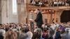Der Journalist und politische Publizist Prof. Dr. Heribert Prantl wurde bei einem Festakt in der Martinskirche mit dem "Memminger Freiheitspreis 1525" ausgezeichnet. "Mit seinen kenntnisreichen und scharfen Analysen unserer Gesellschaft setzt sich Prof. Heribert Prantl unablässig und mit großem Nachdruck für die Wahrung der Menschenwürde, für Freiheit, Recht und Gerechtigkeit ein", würdigte Oberbürgermeister Manfred Schilder die Verdienste des Preisträgers um die Pressefreiheit. "Im Spannungsfeld von Recht, Moral und Politik stellt er sich einem fahrlässigen Umgang mit der Wahrheit entgegen und verteidigt die Pressefreiheit als eine der Grundsäulen unserer demokratischen Gesellschaft", verlas der Oberbürgermeister aus der Freiheitspreis-Urkunde. Der „Memminger Freiheitspreis 1525“ wurde zum 5. Mal verliehen. Er ist mit einem Preisgeld in Höhe von 15.000 Euro dotiert.

Der Jurist Prof. Dr. Heribert Prantl war zunächst als Richter und Staatsanwalt tätig, wandte sich dann ganz dem Journalismus zu und leitete 25 Jahre lang erst das Ressort Innenpolitik, dann das Ressort Meinung der Süddeutschen Zeitung und war viele Jahre Mitglied der Chefredaktion. Heute ist er Kolumnist und Autor der Süddeutschen Zeitung sowie politischer Publizist. Bundestagspräsident a.D. Prof. Dr. Norbert Lammert beschrieb den Preisträger in seiner Laudatio als "engagierten Europäer, bekennenden Christen, exzellenten Juristen und brillanten Journalisten". Um die Prägnanz von Prantls Argumentation zu verdeutlichen, führte Lammert einige Zitate aus dem Werk des Preisträgers an: "Nicht die Freiheit muss sich rechtfertigen, sondern ihre Beschränkung und Begrenzung." Oder: "Wir sind der einzige Beruf, für den es ein eigenes Grundrecht gibt, nämlich die Pressefreiheit. Und diese Pressefreiheit ist nicht nur ein Recht, sie ist auch eine Pflicht." Und: "Die öffentliche Lust auf eine alexandrinische Knoten zerhauende Politik ist eine undemokratische Lust. Ein Demokrat haut nicht schnell zu, sondern nestelt herum. Er lässt nicht die Fetzen fliegen, sondern versucht den Knoten zu lösen." Damit sei der Modus beschrieben, wie Demokratie funktioniere im Unterschied zu autoritären Systemen. Heribert Prantl, so Lammert, habe sich in seinem Werk der Demokratie und der Grundrechte verschrieben.

"Ich danke der Stadt Memmingen dafür, dass sie der Freiheit und den Freiheitsrechten auf den Grund geht", erklärte Prof. Dr. Heribert Prantl. "Der von der Stadt Memmingen verliehene Freiheitspreis erinnert daran, wie tief die Wurzeln reichen: Die Geschichte des Kampfes gegen Unterdrückung, die Geschichte des Kampfes für Freiheit und Menschenrechte in Europa beginnt nicht erst 1789 mit der Französischen Revolution, sie beginnt über 250 Jahre vorher, sie beginnt 1525 in Memmingen mit den zwölf Artikeln der aufständischen Bauern, die sich auf das Evangelium beriefen." So früh seien zum ersten Mal Grund- und Menschenrechte formuliert worden. „Das war, das ist spektakulär“, bekräftigte der Preisträger. "Die zwölf Artikel von 1525 waren der Entwurf zu einer Verfassung von einer grund- und menschenrechtlichen Kraft, wie dann bis 1848 keine mehr verfasst wurde. Es führt also eine grundrechtliche Linie von der Stube in der Memminger Kramerzunft hin zur Frankfurter Paulskirche und zur Weimarer Reichsverfassung von 1919", erläuterte Prof. Prantl. 

Dekan Christoph Schieder führte in seinem Grußwort in das Jahr 1525 zurück, als bereits die Bauerkriege ihren Anfang genommen hatten. In Memmingen jedoch sei die Situation anders gewesen. „Damals greifen die schwäbischen Bauernhaufen nicht zur Waffe, sondern sie ergreifen das Wort. Nicht das scharfe Schwert, sondern die spitze Feder soll ihren Forderungen Ausdruck verleihen. Die Bauern setzen auf die Macht des Wortes“, betonte Schieder. "Damit solche schöpferischen, machtvollen Worte durch unsere Welt gehen, braucht es Menschen, die mutig und geistreich nach ihnen suchen, die mit ihnen besonnen provozieren, die anregen." Menschen wie Preisträger Heribert Prantl. 

Die Zwölf Artikel der schwäbischen Bauern, auf denen der heutige Memminger Freiheitspreis gründet, wurden von Dr. Kathrin Mädler, Intendantin des Landestheaters Schwaben, beim Festakt verlesen. Zwölf Artikel mit Forderungen nach grundlegenden Menschen- und Freiheitsrechten, die vor fast 500 Jahren den Beginn der deutschen Freiheitsgeschichte darstellten, wie Ehrenbürger Herbert Müller MdL a.D., Vorsitzender des Kuratoriums "12 Bauernartikel - Memminger Freiheitspreis 1525" ausführte. "Nicht nur, dass die Bauern ihre Forderungen und Ziele zu Papier gebracht und beschlossen haben. Vielmehr haben sie Freiheit so beschrieben, dass Freiheit bedeutet Verantwortung für den Schwachen zu übernehmen, auf den anderen zu achten und dass dies nicht zur Einschränkung der eigenen Freiheit führt", betonte Müller. "Auf Grundlage des Evangeliums wollten sie den Dialog als Lösung und Antwort auf die Gewalt und nicht den Sieg auf dem Schlachtfeld." Durch die Zwölf Artikel, so Müller, würden wir heute ermahnt, auf einem gemeinsamen Wertegerüst wie z.B. die Menschenrechtscharta der Vereinten Nationen, nach Lösungen zu suchen, um Tod, Zerstörung und Aggression zu überwinden. "Die 12 Bauernartikel sind ein gutes Stück deutscher Geschichte, - unbequem, aber wir können stolz auf sie sein."

Mit Blick auf die 500-Jahr-Feier der Zwölf Artikel im Jahr 2025 plane die Stadt eine Stiftung zu gründen, informierte Oberbürgermeister Manfred Schilder. "Zweck der Stiftung soll es sein, erstens das Gedenken an die Abfassung der Zwölf Artikel zu pflegen und deren Bedeutung in die gegenwärtige Zeit zu übertragen, zweitens das Denkmal Kramerzunft zu erhalten und drittens die Teilhabe aller am Gemeinwesen zu fördern unter Wahrung unserer Verfassungs- und Freiheitsrechte", erklärte Schilder. Der Oberbürgermeister lud die Bürgerinnen und Bürger der Stadt Memmingen und ihres Umlandes ein, an der Stiftung und ihrem nachhaltigen Wirken für Freiheit und Gerechtigkeit teilzuhaben. Einen ausdrücklichen Dank sprach Oberbürgermeister Schilder der Memminger Unternehmerfamilie Brey aus, die das Preisgeld für den Memminger Freiheitspreis gestiftet hat. 

Die Verleihung des Memminger Freiheitspreises wurde durch Kirchenmusikdirektor Hans-Eberhard Roß an der Orgel sowie durch den Bläserchor St. Martin unter der Leitung von Rolf Spitz musikalisch feierlich gestaltet. Der Festakt in St. Martin bildete den Auftakt zu einem Festtag in Memmingen. Auf dem Weinmarkt boten Vereine, Einrichtungen und Institutionen beim ersten Memminger Markt der Möglichkeiten eine bunte Vielfalt an Aktionen an, die das Thema Freiheit beleuchteten. Auch ein vielseitiges Bühnenprogramm war geboten. Preisträger Heribert Prantl und Laudator Norbert Lammert trugen sich in der Zunftstube der Kramerzunft, dem Versammlungsort der Bauern im Jahr 1525, ins Goldene Buch der Stadt ein. Bei einem Festkonzert in St. Martin unter der Leitung von Kirchenmusikdirektor Hans-Eberhard Roß mit Julia Rinderle am Klavier, dem erweiterten Konzertchor St. Martin und der Kammerphilharmonie Bodensee-Oberschwaben klang der Tag der Preisverleihung feierlich aus. Zu hören waren unter anderem die Chorfantasie op. 80 von Ludwig van Beethoven mit einem Text von Prof. Dr. Nobert Lammert "Für Europa lasst uns streiten", den dieser im Jahr 2020 geschrieben hatte.