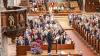 Der Journalist und politische Publizist Prof. Dr. Heribert Prantl wurde bei einem Festakt in der Martinskirche mit dem "Memminger Freiheitspreis 1525" ausgezeichnet. "Mit seinen kenntnisreichen und scharfen Analysen unserer Gesellschaft setzt sich Prof. Heribert Prantl unablässig und mit großem Nachdruck für die Wahrung der Menschenwürde, für Freiheit, Recht und Gerechtigkeit ein", würdigte Oberbürgermeister Manfred Schilder die Verdienste des Preisträgers um die Pressefreiheit. "Im Spannungsfeld von Recht, Moral und Politik stellt er sich einem fahrlässigen Umgang mit der Wahrheit entgegen und verteidigt die Pressefreiheit als eine der Grundsäulen unserer demokratischen Gesellschaft", verlas der Oberbürgermeister aus der Freiheitspreis-Urkunde. Der „Memminger Freiheitspreis 1525“ wurde zum 5. Mal verliehen. Er ist mit einem Preisgeld in Höhe von 15.000 Euro dotiert.

Der Jurist Prof. Dr. Heribert Prantl war zunächst als Richter und Staatsanwalt tätig, wandte sich dann ganz dem Journalismus zu und leitete 25 Jahre lang erst das Ressort Innenpolitik, dann das Ressort Meinung der Süddeutschen Zeitung und war viele Jahre Mitglied der Chefredaktion. Heute ist er Kolumnist und Autor der Süddeutschen Zeitung sowie politischer Publizist. Bundestagspräsident a.D. Prof. Dr. Norbert Lammert beschrieb den Preisträger in seiner Laudatio als "engagierten Europäer, bekennenden Christen, exzellenten Juristen und brillanten Journalisten". Um die Prägnanz von Prantls Argumentation zu verdeutlichen, führte Lammert einige Zitate aus dem Werk des Preisträgers an: "Nicht die Freiheit muss sich rechtfertigen, sondern ihre Beschränkung und Begrenzung." Oder: "Wir sind der einzige Beruf, für den es ein eigenes Grundrecht gibt, nämlich die Pressefreiheit. Und diese Pressefreiheit ist nicht nur ein Recht, sie ist auch eine Pflicht." Und: "Die öffentliche Lust auf eine alexandrinische Knoten zerhauende Politik ist eine undemokratische Lust. Ein Demokrat haut nicht schnell zu, sondern nestelt herum. Er lässt nicht die Fetzen fliegen, sondern versucht den Knoten zu lösen." Damit sei der Modus beschrieben, wie Demokratie funktioniere im Unterschied zu autoritären Systemen. Heribert Prantl, so Lammert, habe sich in seinem Werk der Demokratie und der Grundrechte verschrieben.

"Ich danke der Stadt Memmingen dafür, dass sie der Freiheit und den Freiheitsrechten auf den Grund geht", erklärte Prof. Dr. Heribert Prantl. "Der von der Stadt Memmingen verliehene Freiheitspreis erinnert daran, wie tief die Wurzeln reichen: Die Geschichte des Kampfes gegen Unterdrückung, die Geschichte des Kampfes für Freiheit und Menschenrechte in Europa beginnt nicht erst 1789 mit der Französischen Revolution, sie beginnt über 250 Jahre vorher, sie beginnt 1525 in Memmingen mit den zwölf Artikeln der aufständischen Bauern, die sich auf das Evangelium beriefen." So früh seien zum ersten Mal Grund- und Menschenrechte formuliert worden. „Das war, das ist spektakulär“, bekräftigte der Preisträger. "Die zwölf Artikel von 1525 waren der Entwurf zu einer Verfassung von einer grund- und menschenrechtlichen Kraft, wie dann bis 1848 keine mehr verfasst wurde. Es führt also eine grundrechtliche Linie von der Stube in der Memminger Kramerzunft hin zur Frankfurter Paulskirche und zur Weimarer Reichsverfassung von 1919", erläuterte Prof. Prantl. 

Dekan Christoph Schieder führte in seinem Grußwort in das Jahr 1525 zurück, als bereits die Bauerkriege ihren Anfang genommen hatten. In Memmingen jedoch sei die Situation anders gewesen. „Damals greifen die schwäbischen Bauernhaufen nicht zur Waffe, sondern sie ergreifen das Wort. Nicht das scharfe Schwert, sondern die spitze Feder soll ihren Forderungen Ausdruck verleihen. Die Bauern setzen auf die Macht des Wortes“, betonte Schieder. "Damit solche schöpferischen, machtvollen Worte durch unsere Welt gehen, braucht es Menschen, die mutig und geistreich nach ihnen suchen, die mit ihnen besonnen provozieren, die anregen." Menschen wie Preisträger Heribert Prantl. 

Die Zwölf Artikel der schwäbischen Bauern, auf denen der heutige Memminger Freiheitspreis gründet, wurden von Dr. Kathrin Mädler, Intendantin des Landestheaters Schwaben, beim Festakt verlesen. Zwölf Artikel mit Forderungen nach grundlegenden Menschen- und Freiheitsrechten, die vor fast 500 Jahren den Beginn der deutschen Freiheitsgeschichte darstellten, wie Ehrenbürger Herbert Müller MdL a.D., Vorsitzender des Kuratoriums "12 Bauernartikel - Memminger Freiheitspreis 1525" ausführte. "Nicht nur, dass die Bauern ihre Forderungen und Ziele zu Papier gebracht und beschlossen haben. Vielmehr haben sie Freiheit so beschrieben, dass Freiheit bedeutet Verantwortung für den Schwachen zu übernehmen, auf den anderen zu achten und dass dies nicht zur Einschränkung der eigenen Freiheit führt", betonte Müller. "Auf Grundlage des Evangeliums wollten sie den Dialog als Lösung und Antwort auf die Gewalt und nicht den Sieg auf dem Schlachtfeld." Durch die Zwölf Artikel, so Müller, würden wir heute ermahnt, auf einem gemeinsamen Wertegerüst wie z.B. die Menschenrechtscharta der Vereinten Nationen, nach Lösungen zu suchen, um Tod, Zerstörung und Aggression zu überwinden. "Die 12 Bauernartikel sind ein gutes Stück deutscher Geschichte, - unbequem, aber wir können stolz auf sie sein."

Mit Blick auf die 500-Jahr-Feier der Zwölf Artikel im Jahr 2025 plane die Stadt eine Stiftung zu gründen, informierte Oberbürgermeister Manfred Schilder. "Zweck der Stiftung soll es sein, erstens das Gedenken an die Abfassung der Zwölf Artikel zu pflegen und deren Bedeutung in die gegenwärtige Zeit zu übertragen, zweitens das Denkmal Kramerzunft zu erhalten und drittens die Teilhabe aller am Gemeinwesen zu fördern unter Wahrung unserer Verfassungs- und Freiheitsrechte", erklärte Schilder. Der Oberbürgermeister lud die Bürgerinnen und Bürger der Stadt Memmingen und ihres Umlandes ein, an der Stiftung und ihrem nachhaltigen Wirken für Freiheit und Gerechtigkeit teilzuhaben. Einen ausdrücklichen Dank sprach Oberbürgermeister Schilder der Memminger Unternehmerfamilie Brey aus, die das Preisgeld für den Memminger Freiheitspreis gestiftet hat. 

Die Verleihung des Memminger Freiheitspreises wurde durch Kirchenmusikdirektor Hans-Eberhard Roß an der Orgel sowie durch den Bläserchor St. Martin unter der Leitung von Rolf Spitz musikalisch feierlich gestaltet. Der Festakt in St. Martin bildete den Auftakt zu einem Festtag in Memmingen. Auf dem Weinmarkt boten Vereine, Einrichtungen und Institutionen beim ersten Memminger Markt der Möglichkeiten eine bunte Vielfalt an Aktionen an, die das Thema Freiheit beleuchteten. Auch ein vielseitiges Bühnenprogramm war geboten. Preisträger Heribert Prantl und Laudator Norbert Lammert trugen sich in der Zunftstube der Kramerzunft, dem Versammlungsort der Bauern im Jahr 1525, ins Goldene Buch der Stadt ein. Bei einem Festkonzert in St. Martin unter der Leitung von Kirchenmusikdirektor Hans-Eberhard Roß mit Julia Rinderle am Klavier, dem erweiterten Konzertchor St. Martin und der Kammerphilharmonie Bodensee-Oberschwaben klang der Tag der Preisverleihung feierlich aus. Zu hören waren unter anderem die Chorfantasie op. 80 von Ludwig van Beethoven mit einem Text von Prof. Dr. Nobert Lammert "Für Europa lasst uns streiten", den dieser im Jahr 2020 geschrieben hatte.