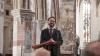 Der Journalist und politische Publizist Prof. Dr. Heribert Prantl wurde bei einem Festakt in der Martinskirche mit dem "Memminger Freiheitspreis 1525" ausgezeichnet. "Mit seinen kenntnisreichen und scharfen Analysen unserer Gesellschaft setzt sich Prof. Heribert Prantl unablässig und mit großem Nachdruck für die Wahrung der Menschenwürde, für Freiheit, Recht und Gerechtigkeit ein", würdigte Oberbürgermeister Manfred Schilder die Verdienste des Preisträgers um die Pressefreiheit. "Im Spannungsfeld von Recht, Moral und Politik stellt er sich einem fahrlässigen Umgang mit der Wahrheit entgegen und verteidigt die Pressefreiheit als eine der Grundsäulen unserer demokratischen Gesellschaft", verlas der Oberbürgermeister aus der Freiheitspreis-Urkunde. Der „Memminger Freiheitspreis 1525“ wurde zum 5. Mal verliehen. Er ist mit einem Preisgeld in Höhe von 15.000 Euro dotiert.

Der Jurist Prof. Dr. Heribert Prantl war zunächst als Richter und Staatsanwalt tätig, wandte sich dann ganz dem Journalismus zu und leitete 25 Jahre lang erst das Ressort Innenpolitik, dann das Ressort Meinung der Süddeutschen Zeitung und war viele Jahre Mitglied der Chefredaktion. Heute ist er Kolumnist und Autor der Süddeutschen Zeitung sowie politischer Publizist. Bundestagspräsident a.D. Prof. Dr. Norbert Lammert beschrieb den Preisträger in seiner Laudatio als "engagierten Europäer, bekennenden Christen, exzellenten Juristen und brillanten Journalisten". Um die Prägnanz von Prantls Argumentation zu verdeutlichen, führte Lammert einige Zitate aus dem Werk des Preisträgers an: "Nicht die Freiheit muss sich rechtfertigen, sondern ihre Beschränkung und Begrenzung." Oder: "Wir sind der einzige Beruf, für den es ein eigenes Grundrecht gibt, nämlich die Pressefreiheit. Und diese Pressefreiheit ist nicht nur ein Recht, sie ist auch eine Pflicht." Und: "Die öffentliche Lust auf eine alexandrinische Knoten zerhauende Politik ist eine undemokratische Lust. Ein Demokrat haut nicht schnell zu, sondern nestelt herum. Er lässt nicht die Fetzen fliegen, sondern versucht den Knoten zu lösen." Damit sei der Modus beschrieben, wie Demokratie funktioniere im Unterschied zu autoritären Systemen. Heribert Prantl, so Lammert, habe sich in seinem Werk der Demokratie und der Grundrechte verschrieben.

"Ich danke der Stadt Memmingen dafür, dass sie der Freiheit und den Freiheitsrechten auf den Grund geht", erklärte Prof. Dr. Heribert Prantl. "Der von der Stadt Memmingen verliehene Freiheitspreis erinnert daran, wie tief die Wurzeln reichen: Die Geschichte des Kampfes gegen Unterdrückung, die Geschichte des Kampfes für Freiheit und Menschenrechte in Europa beginnt nicht erst 1789 mit der Französischen Revolution, sie beginnt über 250 Jahre vorher, sie beginnt 1525 in Memmingen mit den zwölf Artikeln der aufständischen Bauern, die sich auf das Evangelium beriefen." So früh seien zum ersten Mal Grund- und Menschenrechte formuliert worden. „Das war, das ist spektakulär“, bekräftigte der Preisträger. "Die zwölf Artikel von 1525 waren der Entwurf zu einer Verfassung von einer grund- und menschenrechtlichen Kraft, wie dann bis 1848 keine mehr verfasst wurde. Es führt also eine grundrechtliche Linie von der Stube in der Memminger Kramerzunft hin zur Frankfurter Paulskirche und zur Weimarer Reichsverfassung von 1919", erläuterte Prof. Prantl. 

Dekan Christoph Schieder führte in seinem Grußwort in das Jahr 1525 zurück, als bereits die Bauerkriege ihren Anfang genommen hatten. In Memmingen jedoch sei die Situation anders gewesen. „Damals greifen die schwäbischen Bauernhaufen nicht zur Waffe, sondern sie ergreifen das Wort. Nicht das scharfe Schwert, sondern die spitze Feder soll ihren Forderungen Ausdruck verleihen. Die Bauern setzen auf die Macht des Wortes“, betonte Schieder. "Damit solche schöpferischen, machtvollen Worte durch unsere Welt gehen, braucht es Menschen, die mutig und geistreich nach ihnen suchen, die mit ihnen besonnen provozieren, die anregen." Menschen wie Preisträger Heribert Prantl. 

Die Zwölf Artikel der schwäbischen Bauern, auf denen der heutige Memminger Freiheitspreis gründet, wurden von Dr. Kathrin Mädler, Intendantin des Landestheaters Schwaben, beim Festakt verlesen. Zwölf Artikel mit Forderungen nach grundlegenden Menschen- und Freiheitsrechten, die vor fast 500 Jahren den Beginn der deutschen Freiheitsgeschichte darstellten, wie Ehrenbürger Herbert Müller MdL a.D., Vorsitzender des Kuratoriums "12 Bauernartikel - Memminger Freiheitspreis 1525" ausführte. "Nicht nur, dass die Bauern ihre Forderungen und Ziele zu Papier gebracht und beschlossen haben. Vielmehr haben sie Freiheit so beschrieben, dass Freiheit bedeutet Verantwortung für den Schwachen zu übernehmen, auf den anderen zu achten und dass dies nicht zur Einschränkung der eigenen Freiheit führt", betonte Müller. "Auf Grundlage des Evangeliums wollten sie den Dialog als Lösung und Antwort auf die Gewalt und nicht den Sieg auf dem Schlachtfeld." Durch die Zwölf Artikel, so Müller, würden wir heute ermahnt, auf einem gemeinsamen Wertegerüst wie z.B. die Menschenrechtscharta der Vereinten Nationen, nach Lösungen zu suchen, um Tod, Zerstörung und Aggression zu überwinden. "Die 12 Bauernartikel sind ein gutes Stück deutscher Geschichte, - unbequem, aber wir können stolz auf sie sein."

Mit Blick auf die 500-Jahr-Feier der Zwölf Artikel im Jahr 2025 plane die Stadt eine Stiftung zu gründen, informierte Oberbürgermeister Manfred Schilder. "Zweck der Stiftung soll es sein, erstens das Gedenken an die Abfassung der Zwölf Artikel zu pflegen und deren Bedeutung in die gegenwärtige Zeit zu übertragen, zweitens das Denkmal Kramerzunft zu erhalten und drittens die Teilhabe aller am Gemeinwesen zu fördern unter Wahrung unserer Verfassungs- und Freiheitsrechte", erklärte Schilder. Der Oberbürgermeister lud die Bürgerinnen und Bürger der Stadt Memmingen und ihres Umlandes ein, an der Stiftung und ihrem nachhaltigen Wirken für Freiheit und Gerechtigkeit teilzuhaben. Einen ausdrücklichen Dank sprach Oberbürgermeister Schilder der Memminger Unternehmerfamilie Brey aus, die das Preisgeld für den Memminger Freiheitspreis gestiftet hat. 

Die Verleihung des Memminger Freiheitspreises wurde durch Kirchenmusikdirektor Hans-Eberhard Roß an der Orgel sowie durch den Bläserchor St. Martin unter der Leitung von Rolf Spitz musikalisch feierlich gestaltet. Der Festakt in St. Martin bildete den Auftakt zu einem Festtag in Memmingen. Auf dem Weinmarkt boten Vereine, Einrichtungen und Institutionen beim ersten Memminger Markt der Möglichkeiten eine bunte Vielfalt an Aktionen an, die das Thema Freiheit beleuchteten. Auch ein vielseitiges Bühnenprogramm war geboten. Preisträger Heribert Prantl und Laudator Norbert Lammert trugen sich in der Zunftstube der Kramerzunft, dem Versammlungsort der Bauern im Jahr 1525, ins Goldene Buch der Stadt ein. Bei einem Festkonzert in St. Martin unter der Leitung von Kirchenmusikdirektor Hans-Eberhard Roß mit Julia Rinderle am Klavier, dem erweiterten Konzertchor St. Martin und der Kammerphilharmonie Bodensee-Oberschwaben klang der Tag der Preisverleihung feierlich aus. Zu hören waren unter anderem die Chorfantasie op. 80 von Ludwig van Beethoven mit einem Text von Prof. Dr. Nobert Lammert "Für Europa lasst uns streiten", den dieser im Jahr 2020 geschrieben hatte.