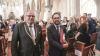 Der Journalist und politische Publizist Prof. Dr. Heribert Prantl wurde bei einem Festakt in der Martinskirche mit dem "Memminger Freiheitspreis 1525" ausgezeichnet. "Mit seinen kenntnisreichen und scharfen Analysen unserer Gesellschaft setzt sich Prof. Heribert Prantl unablässig und mit großem Nachdruck für die Wahrung der Menschenwürde, für Freiheit, Recht und Gerechtigkeit ein", würdigte Oberbürgermeister Manfred Schilder die Verdienste des Preisträgers um die Pressefreiheit. "Im Spannungsfeld von Recht, Moral und Politik stellt er sich einem fahrlässigen Umgang mit der Wahrheit entgegen und verteidigt die Pressefreiheit als eine der Grundsäulen unserer demokratischen Gesellschaft", verlas der Oberbürgermeister aus der Freiheitspreis-Urkunde. Der „Memminger Freiheitspreis 1525“ wurde zum 5. Mal verliehen. Er ist mit einem Preisgeld in Höhe von 15.000 Euro dotiert.

Der Jurist Prof. Dr. Heribert Prantl war zunächst als Richter und Staatsanwalt tätig, wandte sich dann ganz dem Journalismus zu und leitete 25 Jahre lang erst das Ressort Innenpolitik, dann das Ressort Meinung der Süddeutschen Zeitung und war viele Jahre Mitglied der Chefredaktion. Heute ist er Kolumnist und Autor der Süddeutschen Zeitung sowie politischer Publizist. Bundestagspräsident a.D. Prof. Dr. Norbert Lammert beschrieb den Preisträger in seiner Laudatio als "engagierten Europäer, bekennenden Christen, exzellenten Juristen und brillanten Journalisten". Um die Prägnanz von Prantls Argumentation zu verdeutlichen, führte Lammert einige Zitate aus dem Werk des Preisträgers an: "Nicht die Freiheit muss sich rechtfertigen, sondern ihre Beschränkung und Begrenzung." Oder: "Wir sind der einzige Beruf, für den es ein eigenes Grundrecht gibt, nämlich die Pressefreiheit. Und diese Pressefreiheit ist nicht nur ein Recht, sie ist auch eine Pflicht." Und: "Die öffentliche Lust auf eine alexandrinische Knoten zerhauende Politik ist eine undemokratische Lust. Ein Demokrat haut nicht schnell zu, sondern nestelt herum. Er lässt nicht die Fetzen fliegen, sondern versucht den Knoten zu lösen." Damit sei der Modus beschrieben, wie Demokratie funktioniere im Unterschied zu autoritären Systemen. Heribert Prantl, so Lammert, habe sich in seinem Werk der Demokratie und der Grundrechte verschrieben.

"Ich danke der Stadt Memmingen dafür, dass sie der Freiheit und den Freiheitsrechten auf den Grund geht", erklärte Prof. Dr. Heribert Prantl. "Der von der Stadt Memmingen verliehene Freiheitspreis erinnert daran, wie tief die Wurzeln reichen: Die Geschichte des Kampfes gegen Unterdrückung, die Geschichte des Kampfes für Freiheit und Menschenrechte in Europa beginnt nicht erst 1789 mit der Französischen Revolution, sie beginnt über 250 Jahre vorher, sie beginnt 1525 in Memmingen mit den zwölf Artikeln der aufständischen Bauern, die sich auf das Evangelium beriefen." So früh seien zum ersten Mal Grund- und Menschenrechte formuliert worden. „Das war, das ist spektakulär“, bekräftigte der Preisträger. "Die zwölf Artikel von 1525 waren der Entwurf zu einer Verfassung von einer grund- und menschenrechtlichen Kraft, wie dann bis 1848 keine mehr verfasst wurde. Es führt also eine grundrechtliche Linie von der Stube in der Memminger Kramerzunft hin zur Frankfurter Paulskirche und zur Weimarer Reichsverfassung von 1919", erläuterte Prof. Prantl. 

Dekan Christoph Schieder führte in seinem Grußwort in das Jahr 1525 zurück, als bereits die Bauerkriege ihren Anfang genommen hatten. In Memmingen jedoch sei die Situation anders gewesen. „Damals greifen die schwäbischen Bauernhaufen nicht zur Waffe, sondern sie ergreifen das Wort. Nicht das scharfe Schwert, sondern die spitze Feder soll ihren Forderungen Ausdruck verleihen. Die Bauern setzen auf die Macht des Wortes“, betonte Schieder. "Damit solche schöpferischen, machtvollen Worte durch unsere Welt gehen, braucht es Menschen, die mutig und geistreich nach ihnen suchen, die mit ihnen besonnen provozieren, die anregen." Menschen wie Preisträger Heribert Prantl. 

Die Zwölf Artikel der schwäbischen Bauern, auf denen der heutige Memminger Freiheitspreis gründet, wurden von Dr. Kathrin Mädler, Intendantin des Landestheaters Schwaben, beim Festakt verlesen. Zwölf Artikel mit Forderungen nach grundlegenden Menschen- und Freiheitsrechten, die vor fast 500 Jahren den Beginn der deutschen Freiheitsgeschichte darstellten, wie Ehrenbürger Herbert Müller MdL a.D., Vorsitzender des Kuratoriums "12 Bauernartikel - Memminger Freiheitspreis 1525" ausführte. "Nicht nur, dass die Bauern ihre Forderungen und Ziele zu Papier gebracht und beschlossen haben. Vielmehr haben sie Freiheit so beschrieben, dass Freiheit bedeutet Verantwortung für den Schwachen zu übernehmen, auf den anderen zu achten und dass dies nicht zur Einschränkung der eigenen Freiheit führt", betonte Müller. "Auf Grundlage des Evangeliums wollten sie den Dialog als Lösung und Antwort auf die Gewalt und nicht den Sieg auf dem Schlachtfeld." Durch die Zwölf Artikel, so Müller, würden wir heute ermahnt, auf einem gemeinsamen Wertegerüst wie z.B. die Menschenrechtscharta der Vereinten Nationen, nach Lösungen zu suchen, um Tod, Zerstörung und Aggression zu überwinden. "Die 12 Bauernartikel sind ein gutes Stück deutscher Geschichte, - unbequem, aber wir können stolz auf sie sein."

Mit Blick auf die 500-Jahr-Feier der Zwölf Artikel im Jahr 2025 plane die Stadt eine Stiftung zu gründen, informierte Oberbürgermeister Manfred Schilder. "Zweck der Stiftung soll es sein, erstens das Gedenken an die Abfassung der Zwölf Artikel zu pflegen und deren Bedeutung in die gegenwärtige Zeit zu übertragen, zweitens das Denkmal Kramerzunft zu erhalten und drittens die Teilhabe aller am Gemeinwesen zu fördern unter Wahrung unserer Verfassungs- und Freiheitsrechte", erklärte Schilder. Der Oberbürgermeister lud die Bürgerinnen und Bürger der Stadt Memmingen und ihres Umlandes ein, an der Stiftung und ihrem nachhaltigen Wirken für Freiheit und Gerechtigkeit teilzuhaben. Einen ausdrücklichen Dank sprach Oberbürgermeister Schilder der Memminger Unternehmerfamilie Brey aus, die das Preisgeld für den Memminger Freiheitspreis gestiftet hat. 

Die Verleihung des Memminger Freiheitspreises wurde durch Kirchenmusikdirektor Hans-Eberhard Roß an der Orgel sowie durch den Bläserchor St. Martin unter der Leitung von Rolf Spitz musikalisch feierlich gestaltet. Der Festakt in St. Martin bildete den Auftakt zu einem Festtag in Memmingen. Auf dem Weinmarkt boten Vereine, Einrichtungen und Institutionen beim ersten Memminger Markt der Möglichkeiten eine bunte Vielfalt an Aktionen an, die das Thema Freiheit beleuchteten. Auch ein vielseitiges Bühnenprogramm war geboten. Preisträger Heribert Prantl und Laudator Norbert Lammert trugen sich in der Zunftstube der Kramerzunft, dem Versammlungsort der Bauern im Jahr 1525, ins Goldene Buch der Stadt ein. Bei einem Festkonzert in St. Martin unter der Leitung von Kirchenmusikdirektor Hans-Eberhard Roß mit Julia Rinderle am Klavier, dem erweiterten Konzertchor St. Martin und der Kammerphilharmonie Bodensee-Oberschwaben klang der Tag der Preisverleihung feierlich aus. Zu hören waren unter anderem die Chorfantasie op. 80 von Ludwig van Beethoven mit einem Text von Prof. Dr. Nobert Lammert "Für Europa lasst uns streiten", den dieser im Jahr 2020 geschrieben hatte.