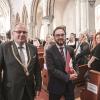 Der Journalist und politische Publizist Prof. Dr. Heribert Prantl wurde bei einem Festakt in der Martinskirche mit dem "Memminger Freiheitspreis 1525" ausgezeichnet. "Mit seinen kenntnisreichen und scharfen Analysen unserer Gesellschaft setzt sich Prof. Heribert Prantl unablässig und mit großem Nachdruck für die Wahrung der Menschenwürde, für Freiheit, Recht und Gerechtigkeit ein", würdigte Oberbürgermeister Manfred Schilder die Verdienste des Preisträgers um die Pressefreiheit. "Im Spannungsfeld von Recht, Moral und Politik stellt er sich einem fahrlässigen Umgang mit der Wahrheit entgegen und verteidigt die Pressefreiheit als eine der Grundsäulen unserer demokratischen Gesellschaft", verlas der Oberbürgermeister aus der Freiheitspreis-Urkunde. Der „Memminger Freiheitspreis 1525“ wurde zum 5. Mal verliehen. Er ist mit einem Preisgeld in Höhe von 15.000 Euro dotiert.

Der Jurist Prof. Dr. Heribert Prantl war zunächst als Richter und Staatsanwalt tätig, wandte sich dann ganz dem Journalismus zu und leitete 25 Jahre lang erst das Ressort Innenpolitik, dann das Ressort Meinung der Süddeutschen Zeitung und war viele Jahre Mitglied der Chefredaktion. Heute ist er Kolumnist und Autor der Süddeutschen Zeitung sowie politischer Publizist. Bundestagspräsident a.D. Prof. Dr. Norbert Lammert beschrieb den Preisträger in seiner Laudatio als "engagierten Europäer, bekennenden Christen, exzellenten Juristen und brillanten Journalisten". Um die Prägnanz von Prantls Argumentation zu verdeutlichen, führte Lammert einige Zitate aus dem Werk des Preisträgers an: "Nicht die Freiheit muss sich rechtfertigen, sondern ihre Beschränkung und Begrenzung." Oder: "Wir sind der einzige Beruf, für den es ein eigenes Grundrecht gibt, nämlich die Pressefreiheit. Und diese Pressefreiheit ist nicht nur ein Recht, sie ist auch eine Pflicht." Und: "Die öffentliche Lust auf eine alexandrinische Knoten zerhauende Politik ist eine undemokratische Lust. Ein Demokrat haut nicht schnell zu, sondern nestelt herum. Er lässt nicht die Fetzen fliegen, sondern versucht den Knoten zu lösen." Damit sei der Modus beschrieben, wie Demokratie funktioniere im Unterschied zu autoritären Systemen. Heribert Prantl, so Lammert, habe sich in seinem Werk der Demokratie und der Grundrechte verschrieben.

"Ich danke der Stadt Memmingen dafür, dass sie der Freiheit und den Freiheitsrechten auf den Grund geht", erklärte Prof. Dr. Heribert Prantl. "Der von der Stadt Memmingen verliehene Freiheitspreis erinnert daran, wie tief die Wurzeln reichen: Die Geschichte des Kampfes gegen Unterdrückung, die Geschichte des Kampfes für Freiheit und Menschenrechte in Europa beginnt nicht erst 1789 mit der Französischen Revolution, sie beginnt über 250 Jahre vorher, sie beginnt 1525 in Memmingen mit den zwölf Artikeln der aufständischen Bauern, die sich auf das Evangelium beriefen." So früh seien zum ersten Mal Grund- und Menschenrechte formuliert worden. „Das war, das ist spektakulär“, bekräftigte der Preisträger. "Die zwölf Artikel von 1525 waren der Entwurf zu einer Verfassung von einer grund- und menschenrechtlichen Kraft, wie dann bis 1848 keine mehr verfasst wurde. Es führt also eine grundrechtliche Linie von der Stube in der Memminger Kramerzunft hin zur Frankfurter Paulskirche und zur Weimarer Reichsverfassung von 1919", erläuterte Prof. Prantl. 

Dekan Christoph Schieder führte in seinem Grußwort in das Jahr 1525 zurück, als bereits die Bauerkriege ihren Anfang genommen hatten. In Memmingen jedoch sei die Situation anders gewesen. „Damals greifen die schwäbischen Bauernhaufen nicht zur Waffe, sondern sie ergreifen das Wort. Nicht das scharfe Schwert, sondern die spitze Feder soll ihren Forderungen Ausdruck verleihen. Die Bauern setzen auf die Macht des Wortes“, betonte Schieder. "Damit solche schöpferischen, machtvollen Worte durch unsere Welt gehen, braucht es Menschen, die mutig und geistreich nach ihnen suchen, die mit ihnen besonnen provozieren, die anregen." Menschen wie Preisträger Heribert Prantl. 

Die Zwölf Artikel der schwäbischen Bauern, auf denen der heutige Memminger Freiheitspreis gründet, wurden von Dr. Kathrin Mädler, Intendantin des Landestheaters Schwaben, beim Festakt verlesen. Zwölf Artikel mit Forderungen nach grundlegenden Menschen- und Freiheitsrechten, die vor fast 500 Jahren den Beginn der deutschen Freiheitsgeschichte darstellten, wie Ehrenbürger Herbert Müller MdL a.D., Vorsitzender des Kuratoriums "12 Bauernartikel - Memminger Freiheitspreis 1525" ausführte. "Nicht nur, dass die Bauern ihre Forderungen und Ziele zu Papier gebracht und beschlossen haben. Vielmehr haben sie Freiheit so beschrieben, dass Freiheit bedeutet Verantwortung für den Schwachen zu übernehmen, auf den anderen zu achten und dass dies nicht zur Einschränkung der eigenen Freiheit führt", betonte Müller. "Auf Grundlage des Evangeliums wollten sie den Dialog als Lösung und Antwort auf die Gewalt und nicht den Sieg auf dem Schlachtfeld." Durch die Zwölf Artikel, so Müller, würden wir heute ermahnt, auf einem gemeinsamen Wertegerüst wie z.B. die Menschenrechtscharta der Vereinten Nationen, nach Lösungen zu suchen, um Tod, Zerstörung und Aggression zu überwinden. "Die 12 Bauernartikel sind ein gutes Stück deutscher Geschichte, - unbequem, aber wir können stolz auf sie sein."

Mit Blick auf die 500-Jahr-Feier der Zwölf Artikel im Jahr 2025 plane die Stadt eine Stiftung zu gründen, informierte Oberbürgermeister Manfred Schilder. "Zweck der Stiftung soll es sein, erstens das Gedenken an die Abfassung der Zwölf Artikel zu pflegen und deren Bedeutung in die gegenwärtige Zeit zu übertragen, zweitens das Denkmal Kramerzunft zu erhalten und drittens die Teilhabe aller am Gemeinwesen zu fördern unter Wahrung unserer Verfassungs- und Freiheitsrechte", erklärte Schilder. Der Oberbürgermeister lud die Bürgerinnen und Bürger der Stadt Memmingen und ihres Umlandes ein, an der Stiftung und ihrem nachhaltigen Wirken für Freiheit und Gerechtigkeit teilzuhaben. Einen ausdrücklichen Dank sprach Oberbürgermeister Schilder der Memminger Unternehmerfamilie Brey aus, die das Preisgeld für den Memminger Freiheitspreis gestiftet hat. 

Die Verleihung des Memminger Freiheitspreises wurde durch Kirchenmusikdirektor Hans-Eberhard Roß an der Orgel sowie durch den Bläserchor St. Martin unter der Leitung von Rolf Spitz musikalisch feierlich gestaltet. Der Festakt in St. Martin bildete den Auftakt zu einem Festtag in Memmingen. Auf dem Weinmarkt boten Vereine, Einrichtungen und Institutionen beim ersten Memminger Markt der Möglichkeiten eine bunte Vielfalt an Aktionen an, die das Thema Freiheit beleuchteten. Auch ein vielseitiges Bühnenprogramm war geboten. Preisträger Heribert Prantl und Laudator Norbert Lammert trugen sich in der Zunftstube der Kramerzunft, dem Versammlungsort der Bauern im Jahr 1525, ins Goldene Buch der Stadt ein. Bei einem Festkonzert in St. Martin unter der Leitung von Kirchenmusikdirektor Hans-Eberhard Roß mit Julia Rinderle am Klavier, dem erweiterten Konzertchor St. Martin und der Kammerphilharmonie Bodensee-Oberschwaben klang der Tag der Preisverleihung feierlich aus. Zu hören waren unter anderem die Chorfantasie op. 80 von Ludwig van Beethoven mit einem Text von Prof. Dr. Nobert Lammert "Für Europa lasst uns streiten", den dieser im Jahr 2020 geschrieben hatte.