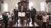 Der Journalist und politische Publizist Prof. Dr. Heribert Prantl wurde bei einem Festakt in der Martinskirche mit dem "Memminger Freiheitspreis 1525" ausgezeichnet. "Mit seinen kenntnisreichen und scharfen Analysen unserer Gesellschaft setzt sich Prof. Heribert Prantl unablässig und mit großem Nachdruck für die Wahrung der Menschenwürde, für Freiheit, Recht und Gerechtigkeit ein", würdigte Oberbürgermeister Manfred Schilder die Verdienste des Preisträgers um die Pressefreiheit. "Im Spannungsfeld von Recht, Moral und Politik stellt er sich einem fahrlässigen Umgang mit der Wahrheit entgegen und verteidigt die Pressefreiheit als eine der Grundsäulen unserer demokratischen Gesellschaft", verlas der Oberbürgermeister aus der Freiheitspreis-Urkunde. Der „Memminger Freiheitspreis 1525“ wurde zum 5. Mal verliehen. Er ist mit einem Preisgeld in Höhe von 15.000 Euro dotiert.

Der Jurist Prof. Dr. Heribert Prantl war zunächst als Richter und Staatsanwalt tätig, wandte sich dann ganz dem Journalismus zu und leitete 25 Jahre lang erst das Ressort Innenpolitik, dann das Ressort Meinung der Süddeutschen Zeitung und war viele Jahre Mitglied der Chefredaktion. Heute ist er Kolumnist und Autor der Süddeutschen Zeitung sowie politischer Publizist. Bundestagspräsident a.D. Prof. Dr. Norbert Lammert beschrieb den Preisträger in seiner Laudatio als "engagierten Europäer, bekennenden Christen, exzellenten Juristen und brillanten Journalisten". Um die Prägnanz von Prantls Argumentation zu verdeutlichen, führte Lammert einige Zitate aus dem Werk des Preisträgers an: "Nicht die Freiheit muss sich rechtfertigen, sondern ihre Beschränkung und Begrenzung." Oder: "Wir sind der einzige Beruf, für den es ein eigenes Grundrecht gibt, nämlich die Pressefreiheit. Und diese Pressefreiheit ist nicht nur ein Recht, sie ist auch eine Pflicht." Und: "Die öffentliche Lust auf eine alexandrinische Knoten zerhauende Politik ist eine undemokratische Lust. Ein Demokrat haut nicht schnell zu, sondern nestelt herum. Er lässt nicht die Fetzen fliegen, sondern versucht den Knoten zu lösen." Damit sei der Modus beschrieben, wie Demokratie funktioniere im Unterschied zu autoritären Systemen. Heribert Prantl, so Lammert, habe sich in seinem Werk der Demokratie und der Grundrechte verschrieben.

"Ich danke der Stadt Memmingen dafür, dass sie der Freiheit und den Freiheitsrechten auf den Grund geht", erklärte Prof. Dr. Heribert Prantl. "Der von der Stadt Memmingen verliehene Freiheitspreis erinnert daran, wie tief die Wurzeln reichen: Die Geschichte des Kampfes gegen Unterdrückung, die Geschichte des Kampfes für Freiheit und Menschenrechte in Europa beginnt nicht erst 1789 mit der Französischen Revolution, sie beginnt über 250 Jahre vorher, sie beginnt 1525 in Memmingen mit den zwölf Artikeln der aufständischen Bauern, die sich auf das Evangelium beriefen." So früh seien zum ersten Mal Grund- und Menschenrechte formuliert worden. „Das war, das ist spektakulär“, bekräftigte der Preisträger. "Die zwölf Artikel von 1525 waren der Entwurf zu einer Verfassung von einer grund- und menschenrechtlichen Kraft, wie dann bis 1848 keine mehr verfasst wurde. Es führt also eine grundrechtliche Linie von der Stube in der Memminger Kramerzunft hin zur Frankfurter Paulskirche und zur Weimarer Reichsverfassung von 1919", erläuterte Prof. Prantl. 

Dekan Christoph Schieder führte in seinem Grußwort in das Jahr 1525 zurück, als bereits die Bauerkriege ihren Anfang genommen hatten. In Memmingen jedoch sei die Situation anders gewesen. „Damals greifen die schwäbischen Bauernhaufen nicht zur Waffe, sondern sie ergreifen das Wort. Nicht das scharfe Schwert, sondern die spitze Feder soll ihren Forderungen Ausdruck verleihen. Die Bauern setzen auf die Macht des Wortes“, betonte Schieder. "Damit solche schöpferischen, machtvollen Worte durch unsere Welt gehen, braucht es Menschen, die mutig und geistreich nach ihnen suchen, die mit ihnen besonnen provozieren, die anregen." Menschen wie Preisträger Heribert Prantl. 

Die Zwölf Artikel der schwäbischen Bauern, auf denen der heutige Memminger Freiheitspreis gründet, wurden von Dr. Kathrin Mädler, Intendantin des Landestheaters Schwaben, beim Festakt verlesen. Zwölf Artikel mit Forderungen nach grundlegenden Menschen- und Freiheitsrechten, die vor fast 500 Jahren den Beginn der deutschen Freiheitsgeschichte darstellten, wie Ehrenbürger Herbert Müller MdL a.D., Vorsitzender des Kuratoriums "12 Bauernartikel - Memminger Freiheitspreis 1525" ausführte. "Nicht nur, dass die Bauern ihre Forderungen und Ziele zu Papier gebracht und beschlossen haben. Vielmehr haben sie Freiheit so beschrieben, dass Freiheit bedeutet Verantwortung für den Schwachen zu übernehmen, auf den anderen zu achten und dass dies nicht zur Einschränkung der eigenen Freiheit führt", betonte Müller. "Auf Grundlage des Evangeliums wollten sie den Dialog als Lösung und Antwort auf die Gewalt und nicht den Sieg auf dem Schlachtfeld." Durch die Zwölf Artikel, so Müller, würden wir heute ermahnt, auf einem gemeinsamen Wertegerüst wie z.B. die Menschenrechtscharta der Vereinten Nationen, nach Lösungen zu suchen, um Tod, Zerstörung und Aggression zu überwinden. "Die 12 Bauernartikel sind ein gutes Stück deutscher Geschichte, - unbequem, aber wir können stolz auf sie sein."

Mit Blick auf die 500-Jahr-Feier der Zwölf Artikel im Jahr 2025 plane die Stadt eine Stiftung zu gründen, informierte Oberbürgermeister Manfred Schilder. "Zweck der Stiftung soll es sein, erstens das Gedenken an die Abfassung der Zwölf Artikel zu pflegen und deren Bedeutung in die gegenwärtige Zeit zu übertragen, zweitens das Denkmal Kramerzunft zu erhalten und drittens die Teilhabe aller am Gemeinwesen zu fördern unter Wahrung unserer Verfassungs- und Freiheitsrechte", erklärte Schilder. Der Oberbürgermeister lud die Bürgerinnen und Bürger der Stadt Memmingen und ihres Umlandes ein, an der Stiftung und ihrem nachhaltigen Wirken für Freiheit und Gerechtigkeit teilzuhaben. Einen ausdrücklichen Dank sprach Oberbürgermeister Schilder der Memminger Unternehmerfamilie Brey aus, die das Preisgeld für den Memminger Freiheitspreis gestiftet hat. 

Die Verleihung des Memminger Freiheitspreises wurde durch Kirchenmusikdirektor Hans-Eberhard Roß an der Orgel sowie durch den Bläserchor St. Martin unter der Leitung von Rolf Spitz musikalisch feierlich gestaltet. Der Festakt in St. Martin bildete den Auftakt zu einem Festtag in Memmingen. Auf dem Weinmarkt boten Vereine, Einrichtungen und Institutionen beim ersten Memminger Markt der Möglichkeiten eine bunte Vielfalt an Aktionen an, die das Thema Freiheit beleuchteten. Auch ein vielseitiges Bühnenprogramm war geboten. Preisträger Heribert Prantl und Laudator Norbert Lammert trugen sich in der Zunftstube der Kramerzunft, dem Versammlungsort der Bauern im Jahr 1525, ins Goldene Buch der Stadt ein. Bei einem Festkonzert in St. Martin unter der Leitung von Kirchenmusikdirektor Hans-Eberhard Roß mit Julia Rinderle am Klavier, dem erweiterten Konzertchor St. Martin und der Kammerphilharmonie Bodensee-Oberschwaben klang der Tag der Preisverleihung feierlich aus. Zu hören waren unter anderem die Chorfantasie op. 80 von Ludwig van Beethoven mit einem Text von Prof. Dr. Nobert Lammert "Für Europa lasst uns streiten", den dieser im Jahr 2020 geschrieben hatte.