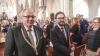 Der Journalist und politische Publizist Prof. Dr. Heribert Prantl wurde bei einem Festakt in der Martinskirche mit dem "Memminger Freiheitspreis 1525" ausgezeichnet. "Mit seinen kenntnisreichen und scharfen Analysen unserer Gesellschaft setzt sich Prof. Heribert Prantl unablässig und mit großem Nachdruck für die Wahrung der Menschenwürde, für Freiheit, Recht und Gerechtigkeit ein", würdigte Oberbürgermeister Manfred Schilder die Verdienste des Preisträgers um die Pressefreiheit. "Im Spannungsfeld von Recht, Moral und Politik stellt er sich einem fahrlässigen Umgang mit der Wahrheit entgegen und verteidigt die Pressefreiheit als eine der Grundsäulen unserer demokratischen Gesellschaft", verlas der Oberbürgermeister aus der Freiheitspreis-Urkunde. Der „Memminger Freiheitspreis 1525“ wurde zum 5. Mal verliehen. Er ist mit einem Preisgeld in Höhe von 15.000 Euro dotiert.

Der Jurist Prof. Dr. Heribert Prantl war zunächst als Richter und Staatsanwalt tätig, wandte sich dann ganz dem Journalismus zu und leitete 25 Jahre lang erst das Ressort Innenpolitik, dann das Ressort Meinung der Süddeutschen Zeitung und war viele Jahre Mitglied der Chefredaktion. Heute ist er Kolumnist und Autor der Süddeutschen Zeitung sowie politischer Publizist. Bundestagspräsident a.D. Prof. Dr. Norbert Lammert beschrieb den Preisträger in seiner Laudatio als "engagierten Europäer, bekennenden Christen, exzellenten Juristen und brillanten Journalisten". Um die Prägnanz von Prantls Argumentation zu verdeutlichen, führte Lammert einige Zitate aus dem Werk des Preisträgers an: "Nicht die Freiheit muss sich rechtfertigen, sondern ihre Beschränkung und Begrenzung." Oder: "Wir sind der einzige Beruf, für den es ein eigenes Grundrecht gibt, nämlich die Pressefreiheit. Und diese Pressefreiheit ist nicht nur ein Recht, sie ist auch eine Pflicht." Und: "Die öffentliche Lust auf eine alexandrinische Knoten zerhauende Politik ist eine undemokratische Lust. Ein Demokrat haut nicht schnell zu, sondern nestelt herum. Er lässt nicht die Fetzen fliegen, sondern versucht den Knoten zu lösen." Damit sei der Modus beschrieben, wie Demokratie funktioniere im Unterschied zu autoritären Systemen. Heribert Prantl, so Lammert, habe sich in seinem Werk der Demokratie und der Grundrechte verschrieben.

"Ich danke der Stadt Memmingen dafür, dass sie der Freiheit und den Freiheitsrechten auf den Grund geht", erklärte Prof. Dr. Heribert Prantl. "Der von der Stadt Memmingen verliehene Freiheitspreis erinnert daran, wie tief die Wurzeln reichen: Die Geschichte des Kampfes gegen Unterdrückung, die Geschichte des Kampfes für Freiheit und Menschenrechte in Europa beginnt nicht erst 1789 mit der Französischen Revolution, sie beginnt über 250 Jahre vorher, sie beginnt 1525 in Memmingen mit den zwölf Artikeln der aufständischen Bauern, die sich auf das Evangelium beriefen." So früh seien zum ersten Mal Grund- und Menschenrechte formuliert worden. „Das war, das ist spektakulär“, bekräftigte der Preisträger. "Die zwölf Artikel von 1525 waren der Entwurf zu einer Verfassung von einer grund- und menschenrechtlichen Kraft, wie dann bis 1848 keine mehr verfasst wurde. Es führt also eine grundrechtliche Linie von der Stube in der Memminger Kramerzunft hin zur Frankfurter Paulskirche und zur Weimarer Reichsverfassung von 1919", erläuterte Prof. Prantl. 

Dekan Christoph Schieder führte in seinem Grußwort in das Jahr 1525 zurück, als bereits die Bauerkriege ihren Anfang genommen hatten. In Memmingen jedoch sei die Situation anders gewesen. „Damals greifen die schwäbischen Bauernhaufen nicht zur Waffe, sondern sie ergreifen das Wort. Nicht das scharfe Schwert, sondern die spitze Feder soll ihren Forderungen Ausdruck verleihen. Die Bauern setzen auf die Macht des Wortes“, betonte Schieder. "Damit solche schöpferischen, machtvollen Worte durch unsere Welt gehen, braucht es Menschen, die mutig und geistreich nach ihnen suchen, die mit ihnen besonnen provozieren, die anregen." Menschen wie Preisträger Heribert Prantl. 

Die Zwölf Artikel der schwäbischen Bauern, auf denen der heutige Memminger Freiheitspreis gründet, wurden von Dr. Kathrin Mädler, Intendantin des Landestheaters Schwaben, beim Festakt verlesen. Zwölf Artikel mit Forderungen nach grundlegenden Menschen- und Freiheitsrechten, die vor fast 500 Jahren den Beginn der deutschen Freiheitsgeschichte darstellten, wie Ehrenbürger Herbert Müller MdL a.D., Vorsitzender des Kuratoriums "12 Bauernartikel - Memminger Freiheitspreis 1525" ausführte. "Nicht nur, dass die Bauern ihre Forderungen und Ziele zu Papier gebracht und beschlossen haben. Vielmehr haben sie Freiheit so beschrieben, dass Freiheit bedeutet Verantwortung für den Schwachen zu übernehmen, auf den anderen zu achten und dass dies nicht zur Einschränkung der eigenen Freiheit führt", betonte Müller. "Auf Grundlage des Evangeliums wollten sie den Dialog als Lösung und Antwort auf die Gewalt und nicht den Sieg auf dem Schlachtfeld." Durch die Zwölf Artikel, so Müller, würden wir heute ermahnt, auf einem gemeinsamen Wertegerüst wie z.B. die Menschenrechtscharta der Vereinten Nationen, nach Lösungen zu suchen, um Tod, Zerstörung und Aggression zu überwinden. "Die 12 Bauernartikel sind ein gutes Stück deutscher Geschichte, - unbequem, aber wir können stolz auf sie sein."

Mit Blick auf die 500-Jahr-Feier der Zwölf Artikel im Jahr 2025 plane die Stadt eine Stiftung zu gründen, informierte Oberbürgermeister Manfred Schilder. "Zweck der Stiftung soll es sein, erstens das Gedenken an die Abfassung der Zwölf Artikel zu pflegen und deren Bedeutung in die gegenwärtige Zeit zu übertragen, zweitens das Denkmal Kramerzunft zu erhalten und drittens die Teilhabe aller am Gemeinwesen zu fördern unter Wahrung unserer Verfassungs- und Freiheitsrechte", erklärte Schilder. Der Oberbürgermeister lud die Bürgerinnen und Bürger der Stadt Memmingen und ihres Umlandes ein, an der Stiftung und ihrem nachhaltigen Wirken für Freiheit und Gerechtigkeit teilzuhaben. Einen ausdrücklichen Dank sprach Oberbürgermeister Schilder der Memminger Unternehmerfamilie Brey aus, die das Preisgeld für den Memminger Freiheitspreis gestiftet hat. 

Die Verleihung des Memminger Freiheitspreises wurde durch Kirchenmusikdirektor Hans-Eberhard Roß an der Orgel sowie durch den Bläserchor St. Martin unter der Leitung von Rolf Spitz musikalisch feierlich gestaltet. Der Festakt in St. Martin bildete den Auftakt zu einem Festtag in Memmingen. Auf dem Weinmarkt boten Vereine, Einrichtungen und Institutionen beim ersten Memminger Markt der Möglichkeiten eine bunte Vielfalt an Aktionen an, die das Thema Freiheit beleuchteten. Auch ein vielseitiges Bühnenprogramm war geboten. Preisträger Heribert Prantl und Laudator Norbert Lammert trugen sich in der Zunftstube der Kramerzunft, dem Versammlungsort der Bauern im Jahr 1525, ins Goldene Buch der Stadt ein. Bei einem Festkonzert in St. Martin unter der Leitung von Kirchenmusikdirektor Hans-Eberhard Roß mit Julia Rinderle am Klavier, dem erweiterten Konzertchor St. Martin und der Kammerphilharmonie Bodensee-Oberschwaben klang der Tag der Preisverleihung feierlich aus. Zu hören waren unter anderem die Chorfantasie op. 80 von Ludwig van Beethoven mit einem Text von Prof. Dr. Nobert Lammert "Für Europa lasst uns streiten", den dieser im Jahr 2020 geschrieben hatte.