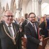 Der Journalist und politische Publizist Prof. Dr. Heribert Prantl wurde bei einem Festakt in der Martinskirche mit dem "Memminger Freiheitspreis 1525" ausgezeichnet. "Mit seinen kenntnisreichen und scharfen Analysen unserer Gesellschaft setzt sich Prof. Heribert Prantl unablässig und mit großem Nachdruck für die Wahrung der Menschenwürde, für Freiheit, Recht und Gerechtigkeit ein", würdigte Oberbürgermeister Manfred Schilder die Verdienste des Preisträgers um die Pressefreiheit. "Im Spannungsfeld von Recht, Moral und Politik stellt er sich einem fahrlässigen Umgang mit der Wahrheit entgegen und verteidigt die Pressefreiheit als eine der Grundsäulen unserer demokratischen Gesellschaft", verlas der Oberbürgermeister aus der Freiheitspreis-Urkunde. Der „Memminger Freiheitspreis 1525“ wurde zum 5. Mal verliehen. Er ist mit einem Preisgeld in Höhe von 15.000 Euro dotiert.

Der Jurist Prof. Dr. Heribert Prantl war zunächst als Richter und Staatsanwalt tätig, wandte sich dann ganz dem Journalismus zu und leitete 25 Jahre lang erst das Ressort Innenpolitik, dann das Ressort Meinung der Süddeutschen Zeitung und war viele Jahre Mitglied der Chefredaktion. Heute ist er Kolumnist und Autor der Süddeutschen Zeitung sowie politischer Publizist. Bundestagspräsident a.D. Prof. Dr. Norbert Lammert beschrieb den Preisträger in seiner Laudatio als "engagierten Europäer, bekennenden Christen, exzellenten Juristen und brillanten Journalisten". Um die Prägnanz von Prantls Argumentation zu verdeutlichen, führte Lammert einige Zitate aus dem Werk des Preisträgers an: "Nicht die Freiheit muss sich rechtfertigen, sondern ihre Beschränkung und Begrenzung." Oder: "Wir sind der einzige Beruf, für den es ein eigenes Grundrecht gibt, nämlich die Pressefreiheit. Und diese Pressefreiheit ist nicht nur ein Recht, sie ist auch eine Pflicht." Und: "Die öffentliche Lust auf eine alexandrinische Knoten zerhauende Politik ist eine undemokratische Lust. Ein Demokrat haut nicht schnell zu, sondern nestelt herum. Er lässt nicht die Fetzen fliegen, sondern versucht den Knoten zu lösen." Damit sei der Modus beschrieben, wie Demokratie funktioniere im Unterschied zu autoritären Systemen. Heribert Prantl, so Lammert, habe sich in seinem Werk der Demokratie und der Grundrechte verschrieben.

"Ich danke der Stadt Memmingen dafür, dass sie der Freiheit und den Freiheitsrechten auf den Grund geht", erklärte Prof. Dr. Heribert Prantl. "Der von der Stadt Memmingen verliehene Freiheitspreis erinnert daran, wie tief die Wurzeln reichen: Die Geschichte des Kampfes gegen Unterdrückung, die Geschichte des Kampfes für Freiheit und Menschenrechte in Europa beginnt nicht erst 1789 mit der Französischen Revolution, sie beginnt über 250 Jahre vorher, sie beginnt 1525 in Memmingen mit den zwölf Artikeln der aufständischen Bauern, die sich auf das Evangelium beriefen." So früh seien zum ersten Mal Grund- und Menschenrechte formuliert worden. „Das war, das ist spektakulär“, bekräftigte der Preisträger. "Die zwölf Artikel von 1525 waren der Entwurf zu einer Verfassung von einer grund- und menschenrechtlichen Kraft, wie dann bis 1848 keine mehr verfasst wurde. Es führt also eine grundrechtliche Linie von der Stube in der Memminger Kramerzunft hin zur Frankfurter Paulskirche und zur Weimarer Reichsverfassung von 1919", erläuterte Prof. Prantl. 

Dekan Christoph Schieder führte in seinem Grußwort in das Jahr 1525 zurück, als bereits die Bauerkriege ihren Anfang genommen hatten. In Memmingen jedoch sei die Situation anders gewesen. „Damals greifen die schwäbischen Bauernhaufen nicht zur Waffe, sondern sie ergreifen das Wort. Nicht das scharfe Schwert, sondern die spitze Feder soll ihren Forderungen Ausdruck verleihen. Die Bauern setzen auf die Macht des Wortes“, betonte Schieder. "Damit solche schöpferischen, machtvollen Worte durch unsere Welt gehen, braucht es Menschen, die mutig und geistreich nach ihnen suchen, die mit ihnen besonnen provozieren, die anregen." Menschen wie Preisträger Heribert Prantl. 

Die Zwölf Artikel der schwäbischen Bauern, auf denen der heutige Memminger Freiheitspreis gründet, wurden von Dr. Kathrin Mädler, Intendantin des Landestheaters Schwaben, beim Festakt verlesen. Zwölf Artikel mit Forderungen nach grundlegenden Menschen- und Freiheitsrechten, die vor fast 500 Jahren den Beginn der deutschen Freiheitsgeschichte darstellten, wie Ehrenbürger Herbert Müller MdL a.D., Vorsitzender des Kuratoriums "12 Bauernartikel - Memminger Freiheitspreis 1525" ausführte. "Nicht nur, dass die Bauern ihre Forderungen und Ziele zu Papier gebracht und beschlossen haben. Vielmehr haben sie Freiheit so beschrieben, dass Freiheit bedeutet Verantwortung für den Schwachen zu übernehmen, auf den anderen zu achten und dass dies nicht zur Einschränkung der eigenen Freiheit führt", betonte Müller. "Auf Grundlage des Evangeliums wollten sie den Dialog als Lösung und Antwort auf die Gewalt und nicht den Sieg auf dem Schlachtfeld." Durch die Zwölf Artikel, so Müller, würden wir heute ermahnt, auf einem gemeinsamen Wertegerüst wie z.B. die Menschenrechtscharta der Vereinten Nationen, nach Lösungen zu suchen, um Tod, Zerstörung und Aggression zu überwinden. "Die 12 Bauernartikel sind ein gutes Stück deutscher Geschichte, - unbequem, aber wir können stolz auf sie sein."

Mit Blick auf die 500-Jahr-Feier der Zwölf Artikel im Jahr 2025 plane die Stadt eine Stiftung zu gründen, informierte Oberbürgermeister Manfred Schilder. "Zweck der Stiftung soll es sein, erstens das Gedenken an die Abfassung der Zwölf Artikel zu pflegen und deren Bedeutung in die gegenwärtige Zeit zu übertragen, zweitens das Denkmal Kramerzunft zu erhalten und drittens die Teilhabe aller am Gemeinwesen zu fördern unter Wahrung unserer Verfassungs- und Freiheitsrechte", erklärte Schilder. Der Oberbürgermeister lud die Bürgerinnen und Bürger der Stadt Memmingen und ihres Umlandes ein, an der Stiftung und ihrem nachhaltigen Wirken für Freiheit und Gerechtigkeit teilzuhaben. Einen ausdrücklichen Dank sprach Oberbürgermeister Schilder der Memminger Unternehmerfamilie Brey aus, die das Preisgeld für den Memminger Freiheitspreis gestiftet hat. 

Die Verleihung des Memminger Freiheitspreises wurde durch Kirchenmusikdirektor Hans-Eberhard Roß an der Orgel sowie durch den Bläserchor St. Martin unter der Leitung von Rolf Spitz musikalisch feierlich gestaltet. Der Festakt in St. Martin bildete den Auftakt zu einem Festtag in Memmingen. Auf dem Weinmarkt boten Vereine, Einrichtungen und Institutionen beim ersten Memminger Markt der Möglichkeiten eine bunte Vielfalt an Aktionen an, die das Thema Freiheit beleuchteten. Auch ein vielseitiges Bühnenprogramm war geboten. Preisträger Heribert Prantl und Laudator Norbert Lammert trugen sich in der Zunftstube der Kramerzunft, dem Versammlungsort der Bauern im Jahr 1525, ins Goldene Buch der Stadt ein. Bei einem Festkonzert in St. Martin unter der Leitung von Kirchenmusikdirektor Hans-Eberhard Roß mit Julia Rinderle am Klavier, dem erweiterten Konzertchor St. Martin und der Kammerphilharmonie Bodensee-Oberschwaben klang der Tag der Preisverleihung feierlich aus. Zu hören waren unter anderem die Chorfantasie op. 80 von Ludwig van Beethoven mit einem Text von Prof. Dr. Nobert Lammert "Für Europa lasst uns streiten", den dieser im Jahr 2020 geschrieben hatte.