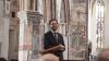Der Journalist und politische Publizist Prof. Dr. Heribert Prantl wurde bei einem Festakt in der Martinskirche mit dem "Memminger Freiheitspreis 1525" ausgezeichnet. "Mit seinen kenntnisreichen und scharfen Analysen unserer Gesellschaft setzt sich Prof. Heribert Prantl unablässig und mit großem Nachdruck für die Wahrung der Menschenwürde, für Freiheit, Recht und Gerechtigkeit ein", würdigte Oberbürgermeister Manfred Schilder die Verdienste des Preisträgers um die Pressefreiheit. "Im Spannungsfeld von Recht, Moral und Politik stellt er sich einem fahrlässigen Umgang mit der Wahrheit entgegen und verteidigt die Pressefreiheit als eine der Grundsäulen unserer demokratischen Gesellschaft", verlas der Oberbürgermeister aus der Freiheitspreis-Urkunde. Der „Memminger Freiheitspreis 1525“ wurde zum 5. Mal verliehen. Er ist mit einem Preisgeld in Höhe von 15.000 Euro dotiert.

Der Jurist Prof. Dr. Heribert Prantl war zunächst als Richter und Staatsanwalt tätig, wandte sich dann ganz dem Journalismus zu und leitete 25 Jahre lang erst das Ressort Innenpolitik, dann das Ressort Meinung der Süddeutschen Zeitung und war viele Jahre Mitglied der Chefredaktion. Heute ist er Kolumnist und Autor der Süddeutschen Zeitung sowie politischer Publizist. Bundestagspräsident a.D. Prof. Dr. Norbert Lammert beschrieb den Preisträger in seiner Laudatio als "engagierten Europäer, bekennenden Christen, exzellenten Juristen und brillanten Journalisten". Um die Prägnanz von Prantls Argumentation zu verdeutlichen, führte Lammert einige Zitate aus dem Werk des Preisträgers an: "Nicht die Freiheit muss sich rechtfertigen, sondern ihre Beschränkung und Begrenzung." Oder: "Wir sind der einzige Beruf, für den es ein eigenes Grundrecht gibt, nämlich die Pressefreiheit. Und diese Pressefreiheit ist nicht nur ein Recht, sie ist auch eine Pflicht." Und: "Die öffentliche Lust auf eine alexandrinische Knoten zerhauende Politik ist eine undemokratische Lust. Ein Demokrat haut nicht schnell zu, sondern nestelt herum. Er lässt nicht die Fetzen fliegen, sondern versucht den Knoten zu lösen." Damit sei der Modus beschrieben, wie Demokratie funktioniere im Unterschied zu autoritären Systemen. Heribert Prantl, so Lammert, habe sich in seinem Werk der Demokratie und der Grundrechte verschrieben.

"Ich danke der Stadt Memmingen dafür, dass sie der Freiheit und den Freiheitsrechten auf den Grund geht", erklärte Prof. Dr. Heribert Prantl. "Der von der Stadt Memmingen verliehene Freiheitspreis erinnert daran, wie tief die Wurzeln reichen: Die Geschichte des Kampfes gegen Unterdrückung, die Geschichte des Kampfes für Freiheit und Menschenrechte in Europa beginnt nicht erst 1789 mit der Französischen Revolution, sie beginnt über 250 Jahre vorher, sie beginnt 1525 in Memmingen mit den zwölf Artikeln der aufständischen Bauern, die sich auf das Evangelium beriefen." So früh seien zum ersten Mal Grund- und Menschenrechte formuliert worden. „Das war, das ist spektakulär“, bekräftigte der Preisträger. "Die zwölf Artikel von 1525 waren der Entwurf zu einer Verfassung von einer grund- und menschenrechtlichen Kraft, wie dann bis 1848 keine mehr verfasst wurde. Es führt also eine grundrechtliche Linie von der Stube in der Memminger Kramerzunft hin zur Frankfurter Paulskirche und zur Weimarer Reichsverfassung von 1919", erläuterte Prof. Prantl. 

Dekan Christoph Schieder führte in seinem Grußwort in das Jahr 1525 zurück, als bereits die Bauerkriege ihren Anfang genommen hatten. In Memmingen jedoch sei die Situation anders gewesen. „Damals greifen die schwäbischen Bauernhaufen nicht zur Waffe, sondern sie ergreifen das Wort. Nicht das scharfe Schwert, sondern die spitze Feder soll ihren Forderungen Ausdruck verleihen. Die Bauern setzen auf die Macht des Wortes“, betonte Schieder. "Damit solche schöpferischen, machtvollen Worte durch unsere Welt gehen, braucht es Menschen, die mutig und geistreich nach ihnen suchen, die mit ihnen besonnen provozieren, die anregen." Menschen wie Preisträger Heribert Prantl. 

Die Zwölf Artikel der schwäbischen Bauern, auf denen der heutige Memminger Freiheitspreis gründet, wurden von Dr. Kathrin Mädler, Intendantin des Landestheaters Schwaben, beim Festakt verlesen. Zwölf Artikel mit Forderungen nach grundlegenden Menschen- und Freiheitsrechten, die vor fast 500 Jahren den Beginn der deutschen Freiheitsgeschichte darstellten, wie Ehrenbürger Herbert Müller MdL a.D., Vorsitzender des Kuratoriums "12 Bauernartikel - Memminger Freiheitspreis 1525" ausführte. "Nicht nur, dass die Bauern ihre Forderungen und Ziele zu Papier gebracht und beschlossen haben. Vielmehr haben sie Freiheit so beschrieben, dass Freiheit bedeutet Verantwortung für den Schwachen zu übernehmen, auf den anderen zu achten und dass dies nicht zur Einschränkung der eigenen Freiheit führt", betonte Müller. "Auf Grundlage des Evangeliums wollten sie den Dialog als Lösung und Antwort auf die Gewalt und nicht den Sieg auf dem Schlachtfeld." Durch die Zwölf Artikel, so Müller, würden wir heute ermahnt, auf einem gemeinsamen Wertegerüst wie z.B. die Menschenrechtscharta der Vereinten Nationen, nach Lösungen zu suchen, um Tod, Zerstörung und Aggression zu überwinden. "Die 12 Bauernartikel sind ein gutes Stück deutscher Geschichte, - unbequem, aber wir können stolz auf sie sein."

Mit Blick auf die 500-Jahr-Feier der Zwölf Artikel im Jahr 2025 plane die Stadt eine Stiftung zu gründen, informierte Oberbürgermeister Manfred Schilder. "Zweck der Stiftung soll es sein, erstens das Gedenken an die Abfassung der Zwölf Artikel zu pflegen und deren Bedeutung in die gegenwärtige Zeit zu übertragen, zweitens das Denkmal Kramerzunft zu erhalten und drittens die Teilhabe aller am Gemeinwesen zu fördern unter Wahrung unserer Verfassungs- und Freiheitsrechte", erklärte Schilder. Der Oberbürgermeister lud die Bürgerinnen und Bürger der Stadt Memmingen und ihres Umlandes ein, an der Stiftung und ihrem nachhaltigen Wirken für Freiheit und Gerechtigkeit teilzuhaben. Einen ausdrücklichen Dank sprach Oberbürgermeister Schilder der Memminger Unternehmerfamilie Brey aus, die das Preisgeld für den Memminger Freiheitspreis gestiftet hat. 

Die Verleihung des Memminger Freiheitspreises wurde durch Kirchenmusikdirektor Hans-Eberhard Roß an der Orgel sowie durch den Bläserchor St. Martin unter der Leitung von Rolf Spitz musikalisch feierlich gestaltet. Der Festakt in St. Martin bildete den Auftakt zu einem Festtag in Memmingen. Auf dem Weinmarkt boten Vereine, Einrichtungen und Institutionen beim ersten Memminger Markt der Möglichkeiten eine bunte Vielfalt an Aktionen an, die das Thema Freiheit beleuchteten. Auch ein vielseitiges Bühnenprogramm war geboten. Preisträger Heribert Prantl und Laudator Norbert Lammert trugen sich in der Zunftstube der Kramerzunft, dem Versammlungsort der Bauern im Jahr 1525, ins Goldene Buch der Stadt ein. Bei einem Festkonzert in St. Martin unter der Leitung von Kirchenmusikdirektor Hans-Eberhard Roß mit Julia Rinderle am Klavier, dem erweiterten Konzertchor St. Martin und der Kammerphilharmonie Bodensee-Oberschwaben klang der Tag der Preisverleihung feierlich aus. Zu hören waren unter anderem die Chorfantasie op. 80 von Ludwig van Beethoven mit einem Text von Prof. Dr. Nobert Lammert "Für Europa lasst uns streiten", den dieser im Jahr 2020 geschrieben hatte.