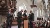 Der Journalist und politische Publizist Prof. Dr. Heribert Prantl wurde bei einem Festakt in der Martinskirche mit dem "Memminger Freiheitspreis 1525" ausgezeichnet. "Mit seinen kenntnisreichen und scharfen Analysen unserer Gesellschaft setzt sich Prof. Heribert Prantl unablässig und mit großem Nachdruck für die Wahrung der Menschenwürde, für Freiheit, Recht und Gerechtigkeit ein", würdigte Oberbürgermeister Manfred Schilder die Verdienste des Preisträgers um die Pressefreiheit. "Im Spannungsfeld von Recht, Moral und Politik stellt er sich einem fahrlässigen Umgang mit der Wahrheit entgegen und verteidigt die Pressefreiheit als eine der Grundsäulen unserer demokratischen Gesellschaft", verlas der Oberbürgermeister aus der Freiheitspreis-Urkunde. Der „Memminger Freiheitspreis 1525“ wurde zum 5. Mal verliehen. Er ist mit einem Preisgeld in Höhe von 15.000 Euro dotiert.

Der Jurist Prof. Dr. Heribert Prantl war zunächst als Richter und Staatsanwalt tätig, wandte sich dann ganz dem Journalismus zu und leitete 25 Jahre lang erst das Ressort Innenpolitik, dann das Ressort Meinung der Süddeutschen Zeitung und war viele Jahre Mitglied der Chefredaktion. Heute ist er Kolumnist und Autor der Süddeutschen Zeitung sowie politischer Publizist. Bundestagspräsident a.D. Prof. Dr. Norbert Lammert beschrieb den Preisträger in seiner Laudatio als "engagierten Europäer, bekennenden Christen, exzellenten Juristen und brillanten Journalisten". Um die Prägnanz von Prantls Argumentation zu verdeutlichen, führte Lammert einige Zitate aus dem Werk des Preisträgers an: "Nicht die Freiheit muss sich rechtfertigen, sondern ihre Beschränkung und Begrenzung." Oder: "Wir sind der einzige Beruf, für den es ein eigenes Grundrecht gibt, nämlich die Pressefreiheit. Und diese Pressefreiheit ist nicht nur ein Recht, sie ist auch eine Pflicht." Und: "Die öffentliche Lust auf eine alexandrinische Knoten zerhauende Politik ist eine undemokratische Lust. Ein Demokrat haut nicht schnell zu, sondern nestelt herum. Er lässt nicht die Fetzen fliegen, sondern versucht den Knoten zu lösen." Damit sei der Modus beschrieben, wie Demokratie funktioniere im Unterschied zu autoritären Systemen. Heribert Prantl, so Lammert, habe sich in seinem Werk der Demokratie und der Grundrechte verschrieben.

"Ich danke der Stadt Memmingen dafür, dass sie der Freiheit und den Freiheitsrechten auf den Grund geht", erklärte Prof. Dr. Heribert Prantl. "Der von der Stadt Memmingen verliehene Freiheitspreis erinnert daran, wie tief die Wurzeln reichen: Die Geschichte des Kampfes gegen Unterdrückung, die Geschichte des Kampfes für Freiheit und Menschenrechte in Europa beginnt nicht erst 1789 mit der Französischen Revolution, sie beginnt über 250 Jahre vorher, sie beginnt 1525 in Memmingen mit den zwölf Artikeln der aufständischen Bauern, die sich auf das Evangelium beriefen." So früh seien zum ersten Mal Grund- und Menschenrechte formuliert worden. „Das war, das ist spektakulär“, bekräftigte der Preisträger. "Die zwölf Artikel von 1525 waren der Entwurf zu einer Verfassung von einer grund- und menschenrechtlichen Kraft, wie dann bis 1848 keine mehr verfasst wurde. Es führt also eine grundrechtliche Linie von der Stube in der Memminger Kramerzunft hin zur Frankfurter Paulskirche und zur Weimarer Reichsverfassung von 1919", erläuterte Prof. Prantl. 

Dekan Christoph Schieder führte in seinem Grußwort in das Jahr 1525 zurück, als bereits die Bauerkriege ihren Anfang genommen hatten. In Memmingen jedoch sei die Situation anders gewesen. „Damals greifen die schwäbischen Bauernhaufen nicht zur Waffe, sondern sie ergreifen das Wort. Nicht das scharfe Schwert, sondern die spitze Feder soll ihren Forderungen Ausdruck verleihen. Die Bauern setzen auf die Macht des Wortes“, betonte Schieder. "Damit solche schöpferischen, machtvollen Worte durch unsere Welt gehen, braucht es Menschen, die mutig und geistreich nach ihnen suchen, die mit ihnen besonnen provozieren, die anregen." Menschen wie Preisträger Heribert Prantl. 

Die Zwölf Artikel der schwäbischen Bauern, auf denen der heutige Memminger Freiheitspreis gründet, wurden von Dr. Kathrin Mädler, Intendantin des Landestheaters Schwaben, beim Festakt verlesen. Zwölf Artikel mit Forderungen nach grundlegenden Menschen- und Freiheitsrechten, die vor fast 500 Jahren den Beginn der deutschen Freiheitsgeschichte darstellten, wie Ehrenbürger Herbert Müller MdL a.D., Vorsitzender des Kuratoriums "12 Bauernartikel - Memminger Freiheitspreis 1525" ausführte. "Nicht nur, dass die Bauern ihre Forderungen und Ziele zu Papier gebracht und beschlossen haben. Vielmehr haben sie Freiheit so beschrieben, dass Freiheit bedeutet Verantwortung für den Schwachen zu übernehmen, auf den anderen zu achten und dass dies nicht zur Einschränkung der eigenen Freiheit führt", betonte Müller. "Auf Grundlage des Evangeliums wollten sie den Dialog als Lösung und Antwort auf die Gewalt und nicht den Sieg auf dem Schlachtfeld." Durch die Zwölf Artikel, so Müller, würden wir heute ermahnt, auf einem gemeinsamen Wertegerüst wie z.B. die Menschenrechtscharta der Vereinten Nationen, nach Lösungen zu suchen, um Tod, Zerstörung und Aggression zu überwinden. "Die 12 Bauernartikel sind ein gutes Stück deutscher Geschichte, - unbequem, aber wir können stolz auf sie sein."

Mit Blick auf die 500-Jahr-Feier der Zwölf Artikel im Jahr 2025 plane die Stadt eine Stiftung zu gründen, informierte Oberbürgermeister Manfred Schilder. "Zweck der Stiftung soll es sein, erstens das Gedenken an die Abfassung der Zwölf Artikel zu pflegen und deren Bedeutung in die gegenwärtige Zeit zu übertragen, zweitens das Denkmal Kramerzunft zu erhalten und drittens die Teilhabe aller am Gemeinwesen zu fördern unter Wahrung unserer Verfassungs- und Freiheitsrechte", erklärte Schilder. Der Oberbürgermeister lud die Bürgerinnen und Bürger der Stadt Memmingen und ihres Umlandes ein, an der Stiftung und ihrem nachhaltigen Wirken für Freiheit und Gerechtigkeit teilzuhaben. Einen ausdrücklichen Dank sprach Oberbürgermeister Schilder der Memminger Unternehmerfamilie Brey aus, die das Preisgeld für den Memminger Freiheitspreis gestiftet hat. 

Die Verleihung des Memminger Freiheitspreises wurde durch Kirchenmusikdirektor Hans-Eberhard Roß an der Orgel sowie durch den Bläserchor St. Martin unter der Leitung von Rolf Spitz musikalisch feierlich gestaltet. Der Festakt in St. Martin bildete den Auftakt zu einem Festtag in Memmingen. Auf dem Weinmarkt boten Vereine, Einrichtungen und Institutionen beim ersten Memminger Markt der Möglichkeiten eine bunte Vielfalt an Aktionen an, die das Thema Freiheit beleuchteten. Auch ein vielseitiges Bühnenprogramm war geboten. Preisträger Heribert Prantl und Laudator Norbert Lammert trugen sich in der Zunftstube der Kramerzunft, dem Versammlungsort der Bauern im Jahr 1525, ins Goldene Buch der Stadt ein. Bei einem Festkonzert in St. Martin unter der Leitung von Kirchenmusikdirektor Hans-Eberhard Roß mit Julia Rinderle am Klavier, dem erweiterten Konzertchor St. Martin und der Kammerphilharmonie Bodensee-Oberschwaben klang der Tag der Preisverleihung feierlich aus. Zu hören waren unter anderem die Chorfantasie op. 80 von Ludwig van Beethoven mit einem Text von Prof. Dr. Nobert Lammert "Für Europa lasst uns streiten", den dieser im Jahr 2020 geschrieben hatte.