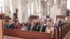 Der Journalist und politische Publizist Prof. Dr. Heribert Prantl wurde bei einem Festakt in der Martinskirche mit dem "Memminger Freiheitspreis 1525" ausgezeichnet. "Mit seinen kenntnisreichen und scharfen Analysen unserer Gesellschaft setzt sich Prof. Heribert Prantl unablässig und mit großem Nachdruck für die Wahrung der Menschenwürde, für Freiheit, Recht und Gerechtigkeit ein", würdigte Oberbürgermeister Manfred Schilder die Verdienste des Preisträgers um die Pressefreiheit. "Im Spannungsfeld von Recht, Moral und Politik stellt er sich einem fahrlässigen Umgang mit der Wahrheit entgegen und verteidigt die Pressefreiheit als eine der Grundsäulen unserer demokratischen Gesellschaft", verlas der Oberbürgermeister aus der Freiheitspreis-Urkunde. Der „Memminger Freiheitspreis 1525“ wurde zum 5. Mal verliehen. Er ist mit einem Preisgeld in Höhe von 15.000 Euro dotiert.

Der Jurist Prof. Dr. Heribert Prantl war zunächst als Richter und Staatsanwalt tätig, wandte sich dann ganz dem Journalismus zu und leitete 25 Jahre lang erst das Ressort Innenpolitik, dann das Ressort Meinung der Süddeutschen Zeitung und war viele Jahre Mitglied der Chefredaktion. Heute ist er Kolumnist und Autor der Süddeutschen Zeitung sowie politischer Publizist. Bundestagspräsident a.D. Prof. Dr. Norbert Lammert beschrieb den Preisträger in seiner Laudatio als "engagierten Europäer, bekennenden Christen, exzellenten Juristen und brillanten Journalisten". Um die Prägnanz von Prantls Argumentation zu verdeutlichen, führte Lammert einige Zitate aus dem Werk des Preisträgers an: "Nicht die Freiheit muss sich rechtfertigen, sondern ihre Beschränkung und Begrenzung." Oder: "Wir sind der einzige Beruf, für den es ein eigenes Grundrecht gibt, nämlich die Pressefreiheit. Und diese Pressefreiheit ist nicht nur ein Recht, sie ist auch eine Pflicht." Und: "Die öffentliche Lust auf eine alexandrinische Knoten zerhauende Politik ist eine undemokratische Lust. Ein Demokrat haut nicht schnell zu, sondern nestelt herum. Er lässt nicht die Fetzen fliegen, sondern versucht den Knoten zu lösen." Damit sei der Modus beschrieben, wie Demokratie funktioniere im Unterschied zu autoritären Systemen. Heribert Prantl, so Lammert, habe sich in seinem Werk der Demokratie und der Grundrechte verschrieben.

"Ich danke der Stadt Memmingen dafür, dass sie der Freiheit und den Freiheitsrechten auf den Grund geht", erklärte Prof. Dr. Heribert Prantl. "Der von der Stadt Memmingen verliehene Freiheitspreis erinnert daran, wie tief die Wurzeln reichen: Die Geschichte des Kampfes gegen Unterdrückung, die Geschichte des Kampfes für Freiheit und Menschenrechte in Europa beginnt nicht erst 1789 mit der Französischen Revolution, sie beginnt über 250 Jahre vorher, sie beginnt 1525 in Memmingen mit den zwölf Artikeln der aufständischen Bauern, die sich auf das Evangelium beriefen." So früh seien zum ersten Mal Grund- und Menschenrechte formuliert worden. „Das war, das ist spektakulär“, bekräftigte der Preisträger. "Die zwölf Artikel von 1525 waren der Entwurf zu einer Verfassung von einer grund- und menschenrechtlichen Kraft, wie dann bis 1848 keine mehr verfasst wurde. Es führt also eine grundrechtliche Linie von der Stube in der Memminger Kramerzunft hin zur Frankfurter Paulskirche und zur Weimarer Reichsverfassung von 1919", erläuterte Prof. Prantl. 

Dekan Christoph Schieder führte in seinem Grußwort in das Jahr 1525 zurück, als bereits die Bauerkriege ihren Anfang genommen hatten. In Memmingen jedoch sei die Situation anders gewesen. „Damals greifen die schwäbischen Bauernhaufen nicht zur Waffe, sondern sie ergreifen das Wort. Nicht das scharfe Schwert, sondern die spitze Feder soll ihren Forderungen Ausdruck verleihen. Die Bauern setzen auf die Macht des Wortes“, betonte Schieder. "Damit solche schöpferischen, machtvollen Worte durch unsere Welt gehen, braucht es Menschen, die mutig und geistreich nach ihnen suchen, die mit ihnen besonnen provozieren, die anregen." Menschen wie Preisträger Heribert Prantl. 

Die Zwölf Artikel der schwäbischen Bauern, auf denen der heutige Memminger Freiheitspreis gründet, wurden von Dr. Kathrin Mädler, Intendantin des Landestheaters Schwaben, beim Festakt verlesen. Zwölf Artikel mit Forderungen nach grundlegenden Menschen- und Freiheitsrechten, die vor fast 500 Jahren den Beginn der deutschen Freiheitsgeschichte darstellten, wie Ehrenbürger Herbert Müller MdL a.D., Vorsitzender des Kuratoriums "12 Bauernartikel - Memminger Freiheitspreis 1525" ausführte. "Nicht nur, dass die Bauern ihre Forderungen und Ziele zu Papier gebracht und beschlossen haben. Vielmehr haben sie Freiheit so beschrieben, dass Freiheit bedeutet Verantwortung für den Schwachen zu übernehmen, auf den anderen zu achten und dass dies nicht zur Einschränkung der eigenen Freiheit führt", betonte Müller. "Auf Grundlage des Evangeliums wollten sie den Dialog als Lösung und Antwort auf die Gewalt und nicht den Sieg auf dem Schlachtfeld." Durch die Zwölf Artikel, so Müller, würden wir heute ermahnt, auf einem gemeinsamen Wertegerüst wie z.B. die Menschenrechtscharta der Vereinten Nationen, nach Lösungen zu suchen, um Tod, Zerstörung und Aggression zu überwinden. "Die 12 Bauernartikel sind ein gutes Stück deutscher Geschichte, - unbequem, aber wir können stolz auf sie sein."

Mit Blick auf die 500-Jahr-Feier der Zwölf Artikel im Jahr 2025 plane die Stadt eine Stiftung zu gründen, informierte Oberbürgermeister Manfred Schilder. "Zweck der Stiftung soll es sein, erstens das Gedenken an die Abfassung der Zwölf Artikel zu pflegen und deren Bedeutung in die gegenwärtige Zeit zu übertragen, zweitens das Denkmal Kramerzunft zu erhalten und drittens die Teilhabe aller am Gemeinwesen zu fördern unter Wahrung unserer Verfassungs- und Freiheitsrechte", erklärte Schilder. Der Oberbürgermeister lud die Bürgerinnen und Bürger der Stadt Memmingen und ihres Umlandes ein, an der Stiftung und ihrem nachhaltigen Wirken für Freiheit und Gerechtigkeit teilzuhaben. Einen ausdrücklichen Dank sprach Oberbürgermeister Schilder der Memminger Unternehmerfamilie Brey aus, die das Preisgeld für den Memminger Freiheitspreis gestiftet hat. 

Die Verleihung des Memminger Freiheitspreises wurde durch Kirchenmusikdirektor Hans-Eberhard Roß an der Orgel sowie durch den Bläserchor St. Martin unter der Leitung von Rolf Spitz musikalisch feierlich gestaltet. Der Festakt in St. Martin bildete den Auftakt zu einem Festtag in Memmingen. Auf dem Weinmarkt boten Vereine, Einrichtungen und Institutionen beim ersten Memminger Markt der Möglichkeiten eine bunte Vielfalt an Aktionen an, die das Thema Freiheit beleuchteten. Auch ein vielseitiges Bühnenprogramm war geboten. Preisträger Heribert Prantl und Laudator Norbert Lammert trugen sich in der Zunftstube der Kramerzunft, dem Versammlungsort der Bauern im Jahr 1525, ins Goldene Buch der Stadt ein. Bei einem Festkonzert in St. Martin unter der Leitung von Kirchenmusikdirektor Hans-Eberhard Roß mit Julia Rinderle am Klavier, dem erweiterten Konzertchor St. Martin und der Kammerphilharmonie Bodensee-Oberschwaben klang der Tag der Preisverleihung feierlich aus. Zu hören waren unter anderem die Chorfantasie op. 80 von Ludwig van Beethoven mit einem Text von Prof. Dr. Nobert Lammert "Für Europa lasst uns streiten", den dieser im Jahr 2020 geschrieben hatte.