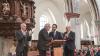Der Journalist und politische Publizist Prof. Dr. Heribert Prantl wurde bei einem Festakt in der Martinskirche mit dem "Memminger Freiheitspreis 1525" ausgezeichnet. "Mit seinen kenntnisreichen und scharfen Analysen unserer Gesellschaft setzt sich Prof. Heribert Prantl unablässig und mit großem Nachdruck für die Wahrung der Menschenwürde, für Freiheit, Recht und Gerechtigkeit ein", würdigte Oberbürgermeister Manfred Schilder die Verdienste des Preisträgers um die Pressefreiheit. "Im Spannungsfeld von Recht, Moral und Politik stellt er sich einem fahrlässigen Umgang mit der Wahrheit entgegen und verteidigt die Pressefreiheit als eine der Grundsäulen unserer demokratischen Gesellschaft", verlas der Oberbürgermeister aus der Freiheitspreis-Urkunde. Der „Memminger Freiheitspreis 1525“ wurde zum 5. Mal verliehen. Er ist mit einem Preisgeld in Höhe von 15.000 Euro dotiert.

Der Jurist Prof. Dr. Heribert Prantl war zunächst als Richter und Staatsanwalt tätig, wandte sich dann ganz dem Journalismus zu und leitete 25 Jahre lang erst das Ressort Innenpolitik, dann das Ressort Meinung der Süddeutschen Zeitung und war viele Jahre Mitglied der Chefredaktion. Heute ist er Kolumnist und Autor der Süddeutschen Zeitung sowie politischer Publizist. Bundestagspräsident a.D. Prof. Dr. Norbert Lammert beschrieb den Preisträger in seiner Laudatio als "engagierten Europäer, bekennenden Christen, exzellenten Juristen und brillanten Journalisten". Um die Prägnanz von Prantls Argumentation zu verdeutlichen, führte Lammert einige Zitate aus dem Werk des Preisträgers an: "Nicht die Freiheit muss sich rechtfertigen, sondern ihre Beschränkung und Begrenzung." Oder: "Wir sind der einzige Beruf, für den es ein eigenes Grundrecht gibt, nämlich die Pressefreiheit. Und diese Pressefreiheit ist nicht nur ein Recht, sie ist auch eine Pflicht." Und: "Die öffentliche Lust auf eine alexandrinische Knoten zerhauende Politik ist eine undemokratische Lust. Ein Demokrat haut nicht schnell zu, sondern nestelt herum. Er lässt nicht die Fetzen fliegen, sondern versucht den Knoten zu lösen." Damit sei der Modus beschrieben, wie Demokratie funktioniere im Unterschied zu autoritären Systemen. Heribert Prantl, so Lammert, habe sich in seinem Werk der Demokratie und der Grundrechte verschrieben.

"Ich danke der Stadt Memmingen dafür, dass sie der Freiheit und den Freiheitsrechten auf den Grund geht", erklärte Prof. Dr. Heribert Prantl. "Der von der Stadt Memmingen verliehene Freiheitspreis erinnert daran, wie tief die Wurzeln reichen: Die Geschichte des Kampfes gegen Unterdrückung, die Geschichte des Kampfes für Freiheit und Menschenrechte in Europa beginnt nicht erst 1789 mit der Französischen Revolution, sie beginnt über 250 Jahre vorher, sie beginnt 1525 in Memmingen mit den zwölf Artikeln der aufständischen Bauern, die sich auf das Evangelium beriefen." So früh seien zum ersten Mal Grund- und Menschenrechte formuliert worden. „Das war, das ist spektakulär“, bekräftigte der Preisträger. "Die zwölf Artikel von 1525 waren der Entwurf zu einer Verfassung von einer grund- und menschenrechtlichen Kraft, wie dann bis 1848 keine mehr verfasst wurde. Es führt also eine grundrechtliche Linie von der Stube in der Memminger Kramerzunft hin zur Frankfurter Paulskirche und zur Weimarer Reichsverfassung von 1919", erläuterte Prof. Prantl. 

Dekan Christoph Schieder führte in seinem Grußwort in das Jahr 1525 zurück, als bereits die Bauerkriege ihren Anfang genommen hatten. In Memmingen jedoch sei die Situation anders gewesen. „Damals greifen die schwäbischen Bauernhaufen nicht zur Waffe, sondern sie ergreifen das Wort. Nicht das scharfe Schwert, sondern die spitze Feder soll ihren Forderungen Ausdruck verleihen. Die Bauern setzen auf die Macht des Wortes“, betonte Schieder. "Damit solche schöpferischen, machtvollen Worte durch unsere Welt gehen, braucht es Menschen, die mutig und geistreich nach ihnen suchen, die mit ihnen besonnen provozieren, die anregen." Menschen wie Preisträger Heribert Prantl. 

Die Zwölf Artikel der schwäbischen Bauern, auf denen der heutige Memminger Freiheitspreis gründet, wurden von Dr. Kathrin Mädler, Intendantin des Landestheaters Schwaben, beim Festakt verlesen. Zwölf Artikel mit Forderungen nach grundlegenden Menschen- und Freiheitsrechten, die vor fast 500 Jahren den Beginn der deutschen Freiheitsgeschichte darstellten, wie Ehrenbürger Herbert Müller MdL a.D., Vorsitzender des Kuratoriums "12 Bauernartikel - Memminger Freiheitspreis 1525" ausführte. "Nicht nur, dass die Bauern ihre Forderungen und Ziele zu Papier gebracht und beschlossen haben. Vielmehr haben sie Freiheit so beschrieben, dass Freiheit bedeutet Verantwortung für den Schwachen zu übernehmen, auf den anderen zu achten und dass dies nicht zur Einschränkung der eigenen Freiheit führt", betonte Müller. "Auf Grundlage des Evangeliums wollten sie den Dialog als Lösung und Antwort auf die Gewalt und nicht den Sieg auf dem Schlachtfeld." Durch die Zwölf Artikel, so Müller, würden wir heute ermahnt, auf einem gemeinsamen Wertegerüst wie z.B. die Menschenrechtscharta der Vereinten Nationen, nach Lösungen zu suchen, um Tod, Zerstörung und Aggression zu überwinden. "Die 12 Bauernartikel sind ein gutes Stück deutscher Geschichte, - unbequem, aber wir können stolz auf sie sein."

Mit Blick auf die 500-Jahr-Feier der Zwölf Artikel im Jahr 2025 plane die Stadt eine Stiftung zu gründen, informierte Oberbürgermeister Manfred Schilder. "Zweck der Stiftung soll es sein, erstens das Gedenken an die Abfassung der Zwölf Artikel zu pflegen und deren Bedeutung in die gegenwärtige Zeit zu übertragen, zweitens das Denkmal Kramerzunft zu erhalten und drittens die Teilhabe aller am Gemeinwesen zu fördern unter Wahrung unserer Verfassungs- und Freiheitsrechte", erklärte Schilder. Der Oberbürgermeister lud die Bürgerinnen und Bürger der Stadt Memmingen und ihres Umlandes ein, an der Stiftung und ihrem nachhaltigen Wirken für Freiheit und Gerechtigkeit teilzuhaben. Einen ausdrücklichen Dank sprach Oberbürgermeister Schilder der Memminger Unternehmerfamilie Brey aus, die das Preisgeld für den Memminger Freiheitspreis gestiftet hat. 

Die Verleihung des Memminger Freiheitspreises wurde durch Kirchenmusikdirektor Hans-Eberhard Roß an der Orgel sowie durch den Bläserchor St. Martin unter der Leitung von Rolf Spitz musikalisch feierlich gestaltet. Der Festakt in St. Martin bildete den Auftakt zu einem Festtag in Memmingen. Auf dem Weinmarkt boten Vereine, Einrichtungen und Institutionen beim ersten Memminger Markt der Möglichkeiten eine bunte Vielfalt an Aktionen an, die das Thema Freiheit beleuchteten. Auch ein vielseitiges Bühnenprogramm war geboten. Preisträger Heribert Prantl und Laudator Norbert Lammert trugen sich in der Zunftstube der Kramerzunft, dem Versammlungsort der Bauern im Jahr 1525, ins Goldene Buch der Stadt ein. Bei einem Festkonzert in St. Martin unter der Leitung von Kirchenmusikdirektor Hans-Eberhard Roß mit Julia Rinderle am Klavier, dem erweiterten Konzertchor St. Martin und der Kammerphilharmonie Bodensee-Oberschwaben klang der Tag der Preisverleihung feierlich aus. Zu hören waren unter anderem die Chorfantasie op. 80 von Ludwig van Beethoven mit einem Text von Prof. Dr. Nobert Lammert "Für Europa lasst uns streiten", den dieser im Jahr 2020 geschrieben hatte.