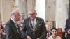 Der Journalist und politische Publizist Prof. Dr. Heribert Prantl wurde bei einem Festakt in der Martinskirche mit dem "Memminger Freiheitspreis 1525" ausgezeichnet. "Mit seinen kenntnisreichen und scharfen Analysen unserer Gesellschaft setzt sich Prof. Heribert Prantl unablässig und mit großem Nachdruck für die Wahrung der Menschenwürde, für Freiheit, Recht und Gerechtigkeit ein", würdigte Oberbürgermeister Manfred Schilder die Verdienste des Preisträgers um die Pressefreiheit. "Im Spannungsfeld von Recht, Moral und Politik stellt er sich einem fahrlässigen Umgang mit der Wahrheit entgegen und verteidigt die Pressefreiheit als eine der Grundsäulen unserer demokratischen Gesellschaft", verlas der Oberbürgermeister aus der Freiheitspreis-Urkunde. Der „Memminger Freiheitspreis 1525“ wurde zum 5. Mal verliehen. Er ist mit einem Preisgeld in Höhe von 15.000 Euro dotiert.

Der Jurist Prof. Dr. Heribert Prantl war zunächst als Richter und Staatsanwalt tätig, wandte sich dann ganz dem Journalismus zu und leitete 25 Jahre lang erst das Ressort Innenpolitik, dann das Ressort Meinung der Süddeutschen Zeitung und war viele Jahre Mitglied der Chefredaktion. Heute ist er Kolumnist und Autor der Süddeutschen Zeitung sowie politischer Publizist. Bundestagspräsident a.D. Prof. Dr. Norbert Lammert beschrieb den Preisträger in seiner Laudatio als "engagierten Europäer, bekennenden Christen, exzellenten Juristen und brillanten Journalisten". Um die Prägnanz von Prantls Argumentation zu verdeutlichen, führte Lammert einige Zitate aus dem Werk des Preisträgers an: "Nicht die Freiheit muss sich rechtfertigen, sondern ihre Beschränkung und Begrenzung." Oder: "Wir sind der einzige Beruf, für den es ein eigenes Grundrecht gibt, nämlich die Pressefreiheit. Und diese Pressefreiheit ist nicht nur ein Recht, sie ist auch eine Pflicht." Und: "Die öffentliche Lust auf eine alexandrinische Knoten zerhauende Politik ist eine undemokratische Lust. Ein Demokrat haut nicht schnell zu, sondern nestelt herum. Er lässt nicht die Fetzen fliegen, sondern versucht den Knoten zu lösen." Damit sei der Modus beschrieben, wie Demokratie funktioniere im Unterschied zu autoritären Systemen. Heribert Prantl, so Lammert, habe sich in seinem Werk der Demokratie und der Grundrechte verschrieben.

"Ich danke der Stadt Memmingen dafür, dass sie der Freiheit und den Freiheitsrechten auf den Grund geht", erklärte Prof. Dr. Heribert Prantl. "Der von der Stadt Memmingen verliehene Freiheitspreis erinnert daran, wie tief die Wurzeln reichen: Die Geschichte des Kampfes gegen Unterdrückung, die Geschichte des Kampfes für Freiheit und Menschenrechte in Europa beginnt nicht erst 1789 mit der Französischen Revolution, sie beginnt über 250 Jahre vorher, sie beginnt 1525 in Memmingen mit den zwölf Artikeln der aufständischen Bauern, die sich auf das Evangelium beriefen." So früh seien zum ersten Mal Grund- und Menschenrechte formuliert worden. „Das war, das ist spektakulär“, bekräftigte der Preisträger. "Die zwölf Artikel von 1525 waren der Entwurf zu einer Verfassung von einer grund- und menschenrechtlichen Kraft, wie dann bis 1848 keine mehr verfasst wurde. Es führt also eine grundrechtliche Linie von der Stube in der Memminger Kramerzunft hin zur Frankfurter Paulskirche und zur Weimarer Reichsverfassung von 1919", erläuterte Prof. Prantl. 

Dekan Christoph Schieder führte in seinem Grußwort in das Jahr 1525 zurück, als bereits die Bauerkriege ihren Anfang genommen hatten. In Memmingen jedoch sei die Situation anders gewesen. „Damals greifen die schwäbischen Bauernhaufen nicht zur Waffe, sondern sie ergreifen das Wort. Nicht das scharfe Schwert, sondern die spitze Feder soll ihren Forderungen Ausdruck verleihen. Die Bauern setzen auf die Macht des Wortes“, betonte Schieder. "Damit solche schöpferischen, machtvollen Worte durch unsere Welt gehen, braucht es Menschen, die mutig und geistreich nach ihnen suchen, die mit ihnen besonnen provozieren, die anregen." Menschen wie Preisträger Heribert Prantl. 

Die Zwölf Artikel der schwäbischen Bauern, auf denen der heutige Memminger Freiheitspreis gründet, wurden von Dr. Kathrin Mädler, Intendantin des Landestheaters Schwaben, beim Festakt verlesen. Zwölf Artikel mit Forderungen nach grundlegenden Menschen- und Freiheitsrechten, die vor fast 500 Jahren den Beginn der deutschen Freiheitsgeschichte darstellten, wie Ehrenbürger Herbert Müller MdL a.D., Vorsitzender des Kuratoriums "12 Bauernartikel - Memminger Freiheitspreis 1525" ausführte. "Nicht nur, dass die Bauern ihre Forderungen und Ziele zu Papier gebracht und beschlossen haben. Vielmehr haben sie Freiheit so beschrieben, dass Freiheit bedeutet Verantwortung für den Schwachen zu übernehmen, auf den anderen zu achten und dass dies nicht zur Einschränkung der eigenen Freiheit führt", betonte Müller. "Auf Grundlage des Evangeliums wollten sie den Dialog als Lösung und Antwort auf die Gewalt und nicht den Sieg auf dem Schlachtfeld." Durch die Zwölf Artikel, so Müller, würden wir heute ermahnt, auf einem gemeinsamen Wertegerüst wie z.B. die Menschenrechtscharta der Vereinten Nationen, nach Lösungen zu suchen, um Tod, Zerstörung und Aggression zu überwinden. "Die 12 Bauernartikel sind ein gutes Stück deutscher Geschichte, - unbequem, aber wir können stolz auf sie sein."

Mit Blick auf die 500-Jahr-Feier der Zwölf Artikel im Jahr 2025 plane die Stadt eine Stiftung zu gründen, informierte Oberbürgermeister Manfred Schilder. "Zweck der Stiftung soll es sein, erstens das Gedenken an die Abfassung der Zwölf Artikel zu pflegen und deren Bedeutung in die gegenwärtige Zeit zu übertragen, zweitens das Denkmal Kramerzunft zu erhalten und drittens die Teilhabe aller am Gemeinwesen zu fördern unter Wahrung unserer Verfassungs- und Freiheitsrechte", erklärte Schilder. Der Oberbürgermeister lud die Bürgerinnen und Bürger der Stadt Memmingen und ihres Umlandes ein, an der Stiftung und ihrem nachhaltigen Wirken für Freiheit und Gerechtigkeit teilzuhaben. Einen ausdrücklichen Dank sprach Oberbürgermeister Schilder der Memminger Unternehmerfamilie Brey aus, die das Preisgeld für den Memminger Freiheitspreis gestiftet hat. 

Die Verleihung des Memminger Freiheitspreises wurde durch Kirchenmusikdirektor Hans-Eberhard Roß an der Orgel sowie durch den Bläserchor St. Martin unter der Leitung von Rolf Spitz musikalisch feierlich gestaltet. Der Festakt in St. Martin bildete den Auftakt zu einem Festtag in Memmingen. Auf dem Weinmarkt boten Vereine, Einrichtungen und Institutionen beim ersten Memminger Markt der Möglichkeiten eine bunte Vielfalt an Aktionen an, die das Thema Freiheit beleuchteten. Auch ein vielseitiges Bühnenprogramm war geboten. Preisträger Heribert Prantl und Laudator Norbert Lammert trugen sich in der Zunftstube der Kramerzunft, dem Versammlungsort der Bauern im Jahr 1525, ins Goldene Buch der Stadt ein. Bei einem Festkonzert in St. Martin unter der Leitung von Kirchenmusikdirektor Hans-Eberhard Roß mit Julia Rinderle am Klavier, dem erweiterten Konzertchor St. Martin und der Kammerphilharmonie Bodensee-Oberschwaben klang der Tag der Preisverleihung feierlich aus. Zu hören waren unter anderem die Chorfantasie op. 80 von Ludwig van Beethoven mit einem Text von Prof. Dr. Nobert Lammert "Für Europa lasst uns streiten", den dieser im Jahr 2020 geschrieben hatte.