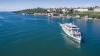 Ab Sonntag, 10. April 2022, sind die Schiffe der Vereinigten Schifffahrtsunternehmen für den Bodensee und Rhein (VSU) wieder auf dem gesamten Bodensee unterwegs. Nachdem sich der Saisonstart in den letzten zwei Jahren aufgrund der Corona-Pandemie verzögert hatte, ist in diesem Jahr einer Pressemitteilung der VSU zufolge erstmals wieder ein pünktlicher Start möglich. "Wir freuen uns, nach einem langen Winter endlich wieder Leben auf den See zu bringen und gerade in diesen für alle schwierigen Zeiten ein Stück Lebensfreude bieten zu können", so VSU-Vorsitzender Frank Weber.
Corona war auch hier spürbarAlle Schifffahrtsunternehmen haben die Auswirkungen der Pandemie in den letzten beiden Jahren deutlich zu spüren bekommen: "Hinsichtlich der Fahrgastzahlen waren 2020 und 2021 nicht mit einem normalen Jahr vergleichbar. Aufgrund des verspäteten Saisonstarts gingen wichtige Fahrtage verloren, dazu kamen längere Phasen mit schlechtem Wetter. Dadurch konnten wir zusammen zwar 2.287.460 Passagiere und damit rund neun Prozent mehr Fahrgäste als im Vorjahr an Bord begrüßen, was jedoch deutlich unter den Fahrgastzahlen der Jahre vor der Pandemie liegt", so die Bilanz von Frank Weber. "Das hatte auf uns alle natürlich auch finanzielle Auswirkungen, die wir so gut es ging abgefedert haben. Aber nun blicken wir optimistisch in die Zukunft. Die Buchungszahlen der Beherbergungseinrichtungen sind gut, weshalb wir uns bereits heute sehr auf unsere Gäste freuen, möglichst bei einer Saison ohne große Einschränkungen und mit Kaiserwetter."Es gibt wieder eine FlottensternfahrtEin erster Höhepunkt der Saison ist die 49. Internationale Flottensternfahrt am Samstag, den 30. April. Ziel der Schiffe ist Lindau, wo sie eine Sternformation bilden – ein beeindruckendes Manöver, das nach einem zweimaligen coronabedingten Ausfall, nicht alle Tage zu sehen ist. Dabei wird die grenzübergreifende Freundschaft zwischen Deutschland, Österreich und der Schweiz zelebriert.Das steht diese Saison auf dem ProgrammVom 10. April bis in den Oktober hinein fahren die Schiffe im Kursverkehr nach festem Fahrplan: Von Schaffhausen bis Kreuzlingen, von Konstanz nach Überlingen, von Meersburg nach Lindau und von Romanshorn bis Bregenz lädt die Weiße Flotte dazu ein, den Bodensee und Rhein zu erkunden. In die neue Saison starten die VSU mit diesem Programm: Neben Angeboten wie den Fahrten zu den Bregenzer Festspielen, bei denen in diesem Jahr die Oper "Madame Butterfly" gespielt wird, steht 2022 noch mehr auf dem Programm: Beispielsweiße gibt es kulinarische Fahrten wie den Osterbrunch, den Enten-Schmaus oder das Bayerische Frühstück. Neu ist in der Saison 2022 auch das gemeinsam mit "Maestrani Chocolaneum" angebotene Schoki-Schiff, bei dem Kinder Schokistängel verzieren und Schokolade in ihren unterschiedlichen Formen kennenlernen können. Ab dem Sommer wird zudem das erste Elektroschiff der BSB auf dem Überlinger See zwischen der Insel Mainau, Unteruhldingen und Meersburg verkehren – es stellt den Auftakt des Vorhabens dar, die BSB-Flotte bis 2035 klimaneutral fahren zu lassen. Programm der österreichischen Vorarlberg LinesDie österreichischen Vorarlberg Lines (VLB) bieten in dieser Saison ebenfalls wieder ein Programm an: Bei einer dreitägigen Kreuzfahrt am Bodensee mit neuen Routen erleben die Gäste den Bodensee von einer neuen Seite. Auf dem Eventschiff MS "Sonnenkönigin" gibt es Premiumfahrten zu verschiedenen Anlässen wie etwa Sonnenkönigin meets Schlager, dem Sommernachtsball der Königin, oder dem Captain’s Brunch. Außerdem läuft das Grill-Schiff deluxe wieder aus und es gibt auf dem Bodensee ein Krimidinner mit dem Namen "Viva la Muerte – Es lebe der Tod!" sowie ein Dinner-Musical mit dem Titel "The Musical Sound of Female Power".Programm der schweizerischen Bodensee SchifffahrtBei der Schweizerische Bodensee Schifffahrt (SBS) stehen ebenfalls Themenfahrten an. Die Klassiker wie der wöchentliche Sonntagsbrunch auf dem MS "Säntis" oder der MS "St. Gallen", die Fahrten zum Kreuzlinger Seenachtfest und die Erlebnisrundfahrten Thurgau finden auch in diesem Jahr wieder statt. Nach dem Erfolg der letzten zwei Jahre wird das Strickschiff 2022 drei Mal durchgeführt. Auch die Musikfahrten sowie die Tanz-Schiffe stechen dieses Jahr wieder in See.

Die Schweizerische Schifffahrtsgesellschaft Untersee und Rhein (URh) ist ebenfalls mit mehreren neuen Formaten bereit für die Saison: Im September geht es auf eine Kreuzfahrt mit dem Schauspieler, Maler und Musiker Nagelritz (Dirk Langer). Ausgestattet mit Schifferklavier, Gitarre und jeder Menge Geschichten begleitet er eine Reise auf dem Rhein. Von Mai bis Oktober wird man an jeweils an einem Samstag das Wochenende auf dem "Wii-Schiff" mit einer Reise durch die Weinlandschaft beginnen können. Und das Schiff-Hotel MS "Konstanz" lädt dazu ein, auf dem Schiff zu übernachten.

Nach dem Ende der Kursschifffahrt im Oktober ist die Schifffahrts-Saison am Bodensee allerdings noch nicht vorbei: Im Winter bieten die Unternehmen Herbst-, Advents- und Silvester- Fahrten an.