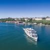 Ab Sonntag, 10. April 2022, sind die Schiffe der Vereinigten Schifffahrtsunternehmen für den Bodensee und Rhein (VSU) wieder auf dem gesamten Bodensee unterwegs. Nachdem sich der Saisonstart in den letzten zwei Jahren aufgrund der Corona-Pandemie verzögert hatte, ist in diesem Jahr einer Pressemitteilung der VSU zufolge erstmals wieder ein pünktlicher Start möglich. "Wir freuen uns, nach einem langen Winter endlich wieder Leben auf den See zu bringen und gerade in diesen für alle schwierigen Zeiten ein Stück Lebensfreude bieten zu können", so VSU-Vorsitzender Frank Weber.
Corona war auch hier spürbarAlle Schifffahrtsunternehmen haben die Auswirkungen der Pandemie in den letzten beiden Jahren deutlich zu spüren bekommen: "Hinsichtlich der Fahrgastzahlen waren 2020 und 2021 nicht mit einem normalen Jahr vergleichbar. Aufgrund des verspäteten Saisonstarts gingen wichtige Fahrtage verloren, dazu kamen längere Phasen mit schlechtem Wetter. Dadurch konnten wir zusammen zwar 2.287.460 Passagiere und damit rund neun Prozent mehr Fahrgäste als im Vorjahr an Bord begrüßen, was jedoch deutlich unter den Fahrgastzahlen der Jahre vor der Pandemie liegt", so die Bilanz von Frank Weber. "Das hatte auf uns alle natürlich auch finanzielle Auswirkungen, die wir so gut es ging abgefedert haben. Aber nun blicken wir optimistisch in die Zukunft. Die Buchungszahlen der Beherbergungseinrichtungen sind gut, weshalb wir uns bereits heute sehr auf unsere Gäste freuen, möglichst bei einer Saison ohne große Einschränkungen und mit Kaiserwetter."Es gibt wieder eine FlottensternfahrtEin erster Höhepunkt der Saison ist die 49. Internationale Flottensternfahrt am Samstag, den 30. April. Ziel der Schiffe ist Lindau, wo sie eine Sternformation bilden – ein beeindruckendes Manöver, das nach einem zweimaligen coronabedingten Ausfall, nicht alle Tage zu sehen ist. Dabei wird die grenzübergreifende Freundschaft zwischen Deutschland, Österreich und der Schweiz zelebriert.Das steht diese Saison auf dem ProgrammVom 10. April bis in den Oktober hinein fahren die Schiffe im Kursverkehr nach festem Fahrplan: Von Schaffhausen bis Kreuzlingen, von Konstanz nach Überlingen, von Meersburg nach Lindau und von Romanshorn bis Bregenz lädt die Weiße Flotte dazu ein, den Bodensee und Rhein zu erkunden. In die neue Saison starten die VSU mit diesem Programm: Neben Angeboten wie den Fahrten zu den Bregenzer Festspielen, bei denen in diesem Jahr die Oper "Madame Butterfly" gespielt wird, steht 2022 noch mehr auf dem Programm: Beispielsweiße gibt es kulinarische Fahrten wie den Osterbrunch, den Enten-Schmaus oder das Bayerische Frühstück. Neu ist in der Saison 2022 auch das gemeinsam mit "Maestrani Chocolaneum" angebotene Schoki-Schiff, bei dem Kinder Schokistängel verzieren und Schokolade in ihren unterschiedlichen Formen kennenlernen können. Ab dem Sommer wird zudem das erste Elektroschiff der BSB auf dem Überlinger See zwischen der Insel Mainau, Unteruhldingen und Meersburg verkehren – es stellt den Auftakt des Vorhabens dar, die BSB-Flotte bis 2035 klimaneutral fahren zu lassen. Programm der österreichischen Vorarlberg LinesDie österreichischen Vorarlberg Lines (VLB) bieten in dieser Saison ebenfalls wieder ein Programm an: Bei einer dreitägigen Kreuzfahrt am Bodensee mit neuen Routen erleben die Gäste den Bodensee von einer neuen Seite. Auf dem Eventschiff MS "Sonnenkönigin" gibt es Premiumfahrten zu verschiedenen Anlässen wie etwa Sonnenkönigin meets Schlager, dem Sommernachtsball der Königin, oder dem Captain’s Brunch. Außerdem läuft das Grill-Schiff deluxe wieder aus und es gibt auf dem Bodensee ein Krimidinner mit dem Namen "Viva la Muerte – Es lebe der Tod!" sowie ein Dinner-Musical mit dem Titel "The Musical Sound of Female Power".Programm der schweizerischen Bodensee SchifffahrtBei der Schweizerische Bodensee Schifffahrt (SBS) stehen ebenfalls Themenfahrten an. Die Klassiker wie der wöchentliche Sonntagsbrunch auf dem MS "Säntis" oder der MS "St. Gallen", die Fahrten zum Kreuzlinger Seenachtfest und die Erlebnisrundfahrten Thurgau finden auch in diesem Jahr wieder statt. Nach dem Erfolg der letzten zwei Jahre wird das Strickschiff 2022 drei Mal durchgeführt. Auch die Musikfahrten sowie die Tanz-Schiffe stechen dieses Jahr wieder in See.

Die Schweizerische Schifffahrtsgesellschaft Untersee und Rhein (URh) ist ebenfalls mit mehreren neuen Formaten bereit für die Saison: Im September geht es auf eine Kreuzfahrt mit dem Schauspieler, Maler und Musiker Nagelritz (Dirk Langer). Ausgestattet mit Schifferklavier, Gitarre und jeder Menge Geschichten begleitet er eine Reise auf dem Rhein. Von Mai bis Oktober wird man an jeweils an einem Samstag das Wochenende auf dem "Wii-Schiff" mit einer Reise durch die Weinlandschaft beginnen können. Und das Schiff-Hotel MS "Konstanz" lädt dazu ein, auf dem Schiff zu übernachten.

Nach dem Ende der Kursschifffahrt im Oktober ist die Schifffahrts-Saison am Bodensee allerdings noch nicht vorbei: Im Winter bieten die Unternehmen Herbst-, Advents- und Silvester- Fahrten an.