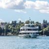 Ab Sonntag, 10. April 2022, sind die Schiffe der Vereinigten Schifffahrtsunternehmen für den Bodensee und Rhein (VSU) wieder auf dem gesamten Bodensee unterwegs. Nachdem sich der Saisonstart in den letzten zwei Jahren aufgrund der Corona-Pandemie verzögert hatte, ist in diesem Jahr einer Pressemitteilung der VSU zufolge erstmals wieder ein pünktlicher Start möglich. "Wir freuen uns, nach einem langen Winter endlich wieder Leben auf den See zu bringen und gerade in diesen für alle schwierigen Zeiten ein Stück Lebensfreude bieten zu können", so VSU-Vorsitzender Frank Weber.
Corona war auch hier spürbarAlle Schifffahrtsunternehmen haben die Auswirkungen der Pandemie in den letzten beiden Jahren deutlich zu spüren bekommen: "Hinsichtlich der Fahrgastzahlen waren 2020 und 2021 nicht mit einem normalen Jahr vergleichbar. Aufgrund des verspäteten Saisonstarts gingen wichtige Fahrtage verloren, dazu kamen längere Phasen mit schlechtem Wetter. Dadurch konnten wir zusammen zwar 2.287.460 Passagiere und damit rund neun Prozent mehr Fahrgäste als im Vorjahr an Bord begrüßen, was jedoch deutlich unter den Fahrgastzahlen der Jahre vor der Pandemie liegt", so die Bilanz von Frank Weber. "Das hatte auf uns alle natürlich auch finanzielle Auswirkungen, die wir so gut es ging abgefedert haben. Aber nun blicken wir optimistisch in die Zukunft. Die Buchungszahlen der Beherbergungseinrichtungen sind gut, weshalb wir uns bereits heute sehr auf unsere Gäste freuen, möglichst bei einer Saison ohne große Einschränkungen und mit Kaiserwetter."Es gibt wieder eine FlottensternfahrtEin erster Höhepunkt der Saison ist die 49. Internationale Flottensternfahrt am Samstag, den 30. April. Ziel der Schiffe ist Lindau, wo sie eine Sternformation bilden – ein beeindruckendes Manöver, das nach einem zweimaligen coronabedingten Ausfall, nicht alle Tage zu sehen ist. Dabei wird die grenzübergreifende Freundschaft zwischen Deutschland, Österreich und der Schweiz zelebriert.Das steht diese Saison auf dem ProgrammVom 10. April bis in den Oktober hinein fahren die Schiffe im Kursverkehr nach festem Fahrplan: Von Schaffhausen bis Kreuzlingen, von Konstanz nach Überlingen, von Meersburg nach Lindau und von Romanshorn bis Bregenz lädt die Weiße Flotte dazu ein, den Bodensee und Rhein zu erkunden. In die neue Saison starten die VSU mit diesem Programm: Neben Angeboten wie den Fahrten zu den Bregenzer Festspielen, bei denen in diesem Jahr die Oper "Madame Butterfly" gespielt wird, steht 2022 noch mehr auf dem Programm: Beispielsweiße gibt es kulinarische Fahrten wie den Osterbrunch, den Enten-Schmaus oder das Bayerische Frühstück. Neu ist in der Saison 2022 auch das gemeinsam mit "Maestrani Chocolaneum" angebotene Schoki-Schiff, bei dem Kinder Schokistängel verzieren und Schokolade in ihren unterschiedlichen Formen kennenlernen können. Ab dem Sommer wird zudem das erste Elektroschiff der BSB auf dem Überlinger See zwischen der Insel Mainau, Unteruhldingen und Meersburg verkehren – es stellt den Auftakt des Vorhabens dar, die BSB-Flotte bis 2035 klimaneutral fahren zu lassen. Programm der österreichischen Vorarlberg LinesDie österreichischen Vorarlberg Lines (VLB) bieten in dieser Saison ebenfalls wieder ein Programm an: Bei einer dreitägigen Kreuzfahrt am Bodensee mit neuen Routen erleben die Gäste den Bodensee von einer neuen Seite. Auf dem Eventschiff MS "Sonnenkönigin" gibt es Premiumfahrten zu verschiedenen Anlässen wie etwa Sonnenkönigin meets Schlager, dem Sommernachtsball der Königin, oder dem Captain’s Brunch. Außerdem läuft das Grill-Schiff deluxe wieder aus und es gibt auf dem Bodensee ein Krimidinner mit dem Namen "Viva la Muerte – Es lebe der Tod!" sowie ein Dinner-Musical mit dem Titel "The Musical Sound of Female Power".Programm der schweizerischen Bodensee SchifffahrtBei der Schweizerische Bodensee Schifffahrt (SBS) stehen ebenfalls Themenfahrten an. Die Klassiker wie der wöchentliche Sonntagsbrunch auf dem MS "Säntis" oder der MS "St. Gallen", die Fahrten zum Kreuzlinger Seenachtfest und die Erlebnisrundfahrten Thurgau finden auch in diesem Jahr wieder statt. Nach dem Erfolg der letzten zwei Jahre wird das Strickschiff 2022 drei Mal durchgeführt. Auch die Musikfahrten sowie die Tanz-Schiffe stechen dieses Jahr wieder in See.

Die Schweizerische Schifffahrtsgesellschaft Untersee und Rhein (URh) ist ebenfalls mit mehreren neuen Formaten bereit für die Saison: Im September geht es auf eine Kreuzfahrt mit dem Schauspieler, Maler und Musiker Nagelritz (Dirk Langer). Ausgestattet mit Schifferklavier, Gitarre und jeder Menge Geschichten begleitet er eine Reise auf dem Rhein. Von Mai bis Oktober wird man an jeweils an einem Samstag das Wochenende auf dem "Wii-Schiff" mit einer Reise durch die Weinlandschaft beginnen können. Und das Schiff-Hotel MS "Konstanz" lädt dazu ein, auf dem Schiff zu übernachten.

Nach dem Ende der Kursschifffahrt im Oktober ist die Schifffahrts-Saison am Bodensee allerdings noch nicht vorbei: Im Winter bieten die Unternehmen Herbst-, Advents- und Silvester- Fahrten an.