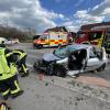 +++Update Mittwoch 6:10 Uhr+++Die Unfallverursacherin war eine 72-jährige Autofahrerin. Sie konnte sich nach dem Zusammenstoß mit dem Fahrzeug eines 33-Jährigen nicht allein aus ihrem Auto befreien und wurde von der Feuerwehr geborgen. Die 72-Jährige erlitt schwere, der 33-Jährige leichte Verletzungen. Der Sachschaden wird auf über 23.000 Euro geschätzt. Die Straße war für zwei Stunden gesperrt.+++Update 17:25 Uhr+++Bei der verletzten Person handelt es sich um eine Frau. Sie schwebt nach aktuellen Erkenntnissen der Einsatzkräfte nicht in Lebensgefahr. Die Frau wollte mit ihrem Auto von Überbach auf die Staatsstraße einbiegen und übersah dabei wohl den Querverkehr. Der Fahrer eines herannahenden Transporters konnte den Zusammenstoß nicht mehr verhindern. Die Polizei befindet sich zur genauen Ermittlung des Unfallhergangs noch vor Ort. Weitere Informationen folgen.VollsperrungWegen eines schweren Verkehrsunfalls bei Dietmannsried/Überbach ist die Straße zwischen Dietmannsried und Probstried aktuell vollgesperrt. In den Unfall verwickelt sind zwei Fahrzeuge. Nach ersten Erkenntnissen der Polizei wurde eine Person bei dem Umfall schwer verletzt.