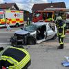 +++Update Mittwoch 6:10 Uhr+++Die Unfallverursacherin war eine 72-jährige Autofahrerin. Sie konnte sich nach dem Zusammenstoß mit dem Fahrzeug eines 33-Jährigen nicht allein aus ihrem Auto befreien und wurde von der Feuerwehr geborgen. Die 72-Jährige erlitt schwere, der 33-Jährige leichte Verletzungen. Der Sachschaden wird auf über 23.000 Euro geschätzt. Die Straße war für zwei Stunden gesperrt.+++Update 17:25 Uhr+++Bei der verletzten Person handelt es sich um eine Frau. Sie schwebt nach aktuellen Erkenntnissen der Einsatzkräfte nicht in Lebensgefahr. Die Frau wollte mit ihrem Auto von Überbach auf die Staatsstraße einbiegen und übersah dabei wohl den Querverkehr. Der Fahrer eines herannahenden Transporters konnte den Zusammenstoß nicht mehr verhindern. Die Polizei befindet sich zur genauen Ermittlung des Unfallhergangs noch vor Ort. Weitere Informationen folgen.VollsperrungWegen eines schweren Verkehrsunfalls bei Dietmannsried/Überbach ist die Straße zwischen Dietmannsried und Probstried aktuell vollgesperrt. In den Unfall verwickelt sind zwei Fahrzeuge. Nach ersten Erkenntnissen der Polizei wurde eine Person bei dem Umfall schwer verletzt.