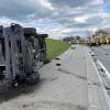 +++Update Mittwoch 6:10 Uhr+++Die Unfallverursacherin war eine 72-jährige Autofahrerin. Sie konnte sich nach dem Zusammenstoß mit dem Fahrzeug eines 33-Jährigen nicht allein aus ihrem Auto befreien und wurde von der Feuerwehr geborgen. Die 72-Jährige erlitt schwere, der 33-Jährige leichte Verletzungen. Der Sachschaden wird auf über 23.000 Euro geschätzt. Die Straße war für zwei Stunden gesperrt.+++Update 17:25 Uhr+++Bei der verletzten Person handelt es sich um eine Frau. Sie schwebt nach aktuellen Erkenntnissen der Einsatzkräfte nicht in Lebensgefahr. Die Frau wollte mit ihrem Auto von Überbach auf die Staatsstraße einbiegen und übersah dabei wohl den Querverkehr. Der Fahrer eines herannahenden Transporters konnte den Zusammenstoß nicht mehr verhindern. Die Polizei befindet sich zur genauen Ermittlung des Unfallhergangs noch vor Ort. Weitere Informationen folgen.VollsperrungWegen eines schweren Verkehrsunfalls bei Dietmannsried/Überbach ist die Straße zwischen Dietmannsried und Probstried aktuell vollgesperrt. In den Unfall verwickelt sind zwei Fahrzeuge. Nach ersten Erkenntnissen der Polizei wurde eine Person bei dem Umfall schwer verletzt.