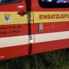 Am Donnerstagabend gegen 20 Uhr ist ein Einfamilienhaus mit angebauter Scheune in Wangen/Ungerhaus in Brand geraten. Das Feuer zerstörte das Haus fast vollständig. Wie die Polizei berichtet, konnten sich die vier im Haus befindlichen Personen, schon bevor die Feuerwehr eintraf, ins Freie retten.
[embedcode=14klqfbhlsni][/embedcode]
Die angrenzende Landstraße 325 musste wegen der starken Rauchentwicklung und den Löscharbeiten bis gegen 23.50 Uhr vollgesperrt werden. Der Sachschaden dürfte bei etwa einer Million Euro liegen. Die freiwillige Feuerwehr aus Wangen und Weingarten war mit 12 Fahrzeugen und 88 Einsatzkräften vor Ort. Die Ermittlungen zur Brandursache dauern an.