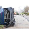 +++Update Mittwoch 6:10 Uhr+++Die Unfallverursacherin war eine 72-jährige Autofahrerin. Sie konnte sich nach dem Zusammenstoß mit dem Fahrzeug eines 33-Jährigen nicht allein aus ihrem Auto befreien und wurde von der Feuerwehr geborgen. Die 72-Jährige erlitt schwere, der 33-Jährige leichte Verletzungen. Der Sachschaden wird auf über 23.000 Euro geschätzt. Die Straße war für zwei Stunden gesperrt.+++Update 17:25 Uhr+++Bei der verletzten Person handelt es sich um eine Frau. Sie schwebt nach aktuellen Erkenntnissen der Einsatzkräfte nicht in Lebensgefahr. Die Frau wollte mit ihrem Auto von Überbach auf die Staatsstraße einbiegen und übersah dabei wohl den Querverkehr. Der Fahrer eines herannahenden Transporters konnte den Zusammenstoß nicht mehr verhindern. Die Polizei befindet sich zur genauen Ermittlung des Unfallhergangs noch vor Ort. Weitere Informationen folgen.VollsperrungWegen eines schweren Verkehrsunfalls bei Dietmannsried/Überbach ist die Straße zwischen Dietmannsried und Probstried aktuell vollgesperrt. In den Unfall verwickelt sind zwei Fahrzeuge. Nach ersten Erkenntnissen der Polizei wurde eine Person bei dem Umfall schwer verletzt.