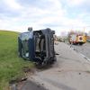 +++Update Mittwoch 6:10 Uhr+++Die Unfallverursacherin war eine 72-jährige Autofahrerin. Sie konnte sich nach dem Zusammenstoß mit dem Fahrzeug eines 33-Jährigen nicht allein aus ihrem Auto befreien und wurde von der Feuerwehr geborgen. Die 72-Jährige erlitt schwere, der 33-Jährige leichte Verletzungen. Der Sachschaden wird auf über 23.000 Euro geschätzt. Die Straße war für zwei Stunden gesperrt.+++Update 17:25 Uhr+++Bei der verletzten Person handelt es sich um eine Frau. Sie schwebt nach aktuellen Erkenntnissen der Einsatzkräfte nicht in Lebensgefahr. Die Frau wollte mit ihrem Auto von Überbach auf die Staatsstraße einbiegen und übersah dabei wohl den Querverkehr. Der Fahrer eines herannahenden Transporters konnte den Zusammenstoß nicht mehr verhindern. Die Polizei befindet sich zur genauen Ermittlung des Unfallhergangs noch vor Ort. Weitere Informationen folgen.VollsperrungWegen eines schweren Verkehrsunfalls bei Dietmannsried/Überbach ist die Straße zwischen Dietmannsried und Probstried aktuell vollgesperrt. In den Unfall verwickelt sind zwei Fahrzeuge. Nach ersten Erkenntnissen der Polizei wurde eine Person bei dem Umfall schwer verletzt.