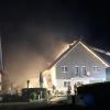 Am Donnerstagabend gegen 20 Uhr ist ein Einfamilienhaus mit angebauter Scheune in Wangen/Ungerhaus in Brand geraten. Das Feuer zerstörte das Haus fast vollständig. Wie die Polizei berichtet, konnten sich die vier im Haus befindlichen Personen, schon bevor die Feuerwehr eintraf, ins Freie retten.
[embedcode=14klqfbhlsni][/embedcode]
Die angrenzende Landstraße 325 musste wegen der starken Rauchentwicklung und den Löscharbeiten bis gegen 23.50 Uhr vollgesperrt werden. Der Sachschaden dürfte bei etwa einer Million Euro liegen. Die freiwillige Feuerwehr aus Wangen und Weingarten war mit 12 Fahrzeugen und 88 Einsatzkräften vor Ort. Die Ermittlungen zur Brandursache dauern an.