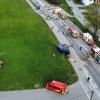 +++Update Mittwoch 6:10 Uhr+++Die Unfallverursacherin war eine 72-jährige Autofahrerin. Sie konnte sich nach dem Zusammenstoß mit dem Fahrzeug eines 33-Jährigen nicht allein aus ihrem Auto befreien und wurde von der Feuerwehr geborgen. Die 72-Jährige erlitt schwere, der 33-Jährige leichte Verletzungen. Der Sachschaden wird auf über 23.000 Euro geschätzt. Die Straße war für zwei Stunden gesperrt.+++Update 17:25 Uhr+++Bei der verletzten Person handelt es sich um eine Frau. Sie schwebt nach aktuellen Erkenntnissen der Einsatzkräfte nicht in Lebensgefahr. Die Frau wollte mit ihrem Auto von Überbach auf die Staatsstraße einbiegen und übersah dabei wohl den Querverkehr. Der Fahrer eines herannahenden Transporters konnte den Zusammenstoß nicht mehr verhindern. Die Polizei befindet sich zur genauen Ermittlung des Unfallhergangs noch vor Ort. Weitere Informationen folgen.VollsperrungWegen eines schweren Verkehrsunfalls bei Dietmannsried/Überbach ist die Straße zwischen Dietmannsried und Probstried aktuell vollgesperrt. In den Unfall verwickelt sind zwei Fahrzeuge. Nach ersten Erkenntnissen der Polizei wurde eine Person bei dem Umfall schwer verletzt.