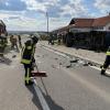 +++Update Mittwoch 6:10 Uhr+++Die Unfallverursacherin war eine 72-jährige Autofahrerin. Sie konnte sich nach dem Zusammenstoß mit dem Fahrzeug eines 33-Jährigen nicht allein aus ihrem Auto befreien und wurde von der Feuerwehr geborgen. Die 72-Jährige erlitt schwere, der 33-Jährige leichte Verletzungen. Der Sachschaden wird auf über 23.000 Euro geschätzt. Die Straße war für zwei Stunden gesperrt.+++Update 17:25 Uhr+++Bei der verletzten Person handelt es sich um eine Frau. Sie schwebt nach aktuellen Erkenntnissen der Einsatzkräfte nicht in Lebensgefahr. Die Frau wollte mit ihrem Auto von Überbach auf die Staatsstraße einbiegen und übersah dabei wohl den Querverkehr. Der Fahrer eines herannahenden Transporters konnte den Zusammenstoß nicht mehr verhindern. Die Polizei befindet sich zur genauen Ermittlung des Unfallhergangs noch vor Ort. Weitere Informationen folgen.VollsperrungWegen eines schweren Verkehrsunfalls bei Dietmannsried/Überbach ist die Straße zwischen Dietmannsried und Probstried aktuell vollgesperrt. In den Unfall verwickelt sind zwei Fahrzeuge. Nach ersten Erkenntnissen der Polizei wurde eine Person bei dem Umfall schwer verletzt.
