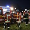 Am Donnerstagabend gegen 20 Uhr ist ein Einfamilienhaus mit angebauter Scheune in Wangen/Ungerhaus in Brand geraten. Das Feuer zerstörte das Haus fast vollständig. Wie die Polizei berichtet, konnten sich die vier im Haus befindlichen Personen, schon bevor die Feuerwehr eintraf, ins Freie retten.
[embedcode=14klqfbhlsni][/embedcode]
Die angrenzende Landstraße 325 musste wegen der starken Rauchentwicklung und den Löscharbeiten bis gegen 23.50 Uhr vollgesperrt werden. Der Sachschaden dürfte bei etwa einer Million Euro liegen. Die freiwillige Feuerwehr aus Wangen und Weingarten war mit 12 Fahrzeugen und 88 Einsatzkräften vor Ort. Die Ermittlungen zur Brandursache dauern an.