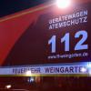 Am Donnerstagabend gegen 20 Uhr ist ein Einfamilienhaus mit angebauter Scheune in Wangen/Ungerhaus in Brand geraten. Das Feuer zerstörte das Haus fast vollständig. Wie die Polizei berichtet, konnten sich die vier im Haus befindlichen Personen, schon bevor die Feuerwehr eintraf, ins Freie retten.
[embedcode=14klqfbhlsni][/embedcode]
Die angrenzende Landstraße 325 musste wegen der starken Rauchentwicklung und den Löscharbeiten bis gegen 23.50 Uhr vollgesperrt werden. Der Sachschaden dürfte bei etwa einer Million Euro liegen. Die freiwillige Feuerwehr aus Wangen und Weingarten war mit 12 Fahrzeugen und 88 Einsatzkräften vor Ort. Die Ermittlungen zur Brandursache dauern an.