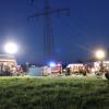 Am Donnerstagabend gegen 20 Uhr ist ein Einfamilienhaus mit angebauter Scheune in Wangen/Ungerhaus in Brand geraten. Das Feuer zerstörte das Haus fast vollständig. Wie die Polizei berichtet, konnten sich die vier im Haus befindlichen Personen, schon bevor die Feuerwehr eintraf, ins Freie retten.
[embedcode=14klqfbhlsni][/embedcode]
Die angrenzende Landstraße 325 musste wegen der starken Rauchentwicklung und den Löscharbeiten bis gegen 23.50 Uhr vollgesperrt werden. Der Sachschaden dürfte bei etwa einer Million Euro liegen. Die freiwillige Feuerwehr aus Wangen und Weingarten war mit 12 Fahrzeugen und 88 Einsatzkräften vor Ort. Die Ermittlungen zur Brandursache dauern an.