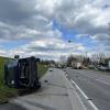 +++Update Mittwoch 6:10 Uhr+++Die Unfallverursacherin war eine 72-jährige Autofahrerin. Sie konnte sich nach dem Zusammenstoß mit dem Fahrzeug eines 33-Jährigen nicht allein aus ihrem Auto befreien und wurde von der Feuerwehr geborgen. Die 72-Jährige erlitt schwere, der 33-Jährige leichte Verletzungen. Der Sachschaden wird auf über 23.000 Euro geschätzt. Die Straße war für zwei Stunden gesperrt.+++Update 17:25 Uhr+++Bei der verletzten Person handelt es sich um eine Frau. Sie schwebt nach aktuellen Erkenntnissen der Einsatzkräfte nicht in Lebensgefahr. Die Frau wollte mit ihrem Auto von Überbach auf die Staatsstraße einbiegen und übersah dabei wohl den Querverkehr. Der Fahrer eines herannahenden Transporters konnte den Zusammenstoß nicht mehr verhindern. Die Polizei befindet sich zur genauen Ermittlung des Unfallhergangs noch vor Ort. Weitere Informationen folgen.VollsperrungWegen eines schweren Verkehrsunfalls bei Dietmannsried/Überbach ist die Straße zwischen Dietmannsried und Probstried aktuell vollgesperrt. In den Unfall verwickelt sind zwei Fahrzeuge. Nach ersten Erkenntnissen der Polizei wurde eine Person bei dem Umfall schwer verletzt.