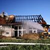 Am Donnerstagabend gegen 20 Uhr ist ein Einfamilienhaus mit angebauter Scheune in Wangen/Ungerhaus in Brand geraten. Das Feuer zerstörte das Haus fast vollständig. Wie die Polizei berichtet, konnten sich die vier im Haus befindlichen Personen, schon bevor die Feuerwehr eintraf, ins Freie retten.
[embedcode=14klqfbhlsni][/embedcode]
Die angrenzende Landstraße 325 musste wegen der starken Rauchentwicklung und den Löscharbeiten bis gegen 23.50 Uhr vollgesperrt werden. Der Sachschaden dürfte bei etwa einer Million Euro liegen. Die freiwillige Feuerwehr aus Wangen und Weingarten war mit 12 Fahrzeugen und 88 Einsatzkräften vor Ort. Die Ermittlungen zur Brandursache dauern an.