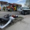 +++Update Mittwoch 6:10 Uhr+++Die Unfallverursacherin war eine 72-jährige Autofahrerin. Sie konnte sich nach dem Zusammenstoß mit dem Fahrzeug eines 33-Jährigen nicht allein aus ihrem Auto befreien und wurde von der Feuerwehr geborgen. Die 72-Jährige erlitt schwere, der 33-Jährige leichte Verletzungen. Der Sachschaden wird auf über 23.000 Euro geschätzt. Die Straße war für zwei Stunden gesperrt.+++Update 17:25 Uhr+++Bei der verletzten Person handelt es sich um eine Frau. Sie schwebt nach aktuellen Erkenntnissen der Einsatzkräfte nicht in Lebensgefahr. Die Frau wollte mit ihrem Auto von Überbach auf die Staatsstraße einbiegen und übersah dabei wohl den Querverkehr. Der Fahrer eines herannahenden Transporters konnte den Zusammenstoß nicht mehr verhindern. Die Polizei befindet sich zur genauen Ermittlung des Unfallhergangs noch vor Ort. Weitere Informationen folgen.VollsperrungWegen eines schweren Verkehrsunfalls bei Dietmannsried/Überbach ist die Straße zwischen Dietmannsried und Probstried aktuell vollgesperrt. In den Unfall verwickelt sind zwei Fahrzeuge. Nach ersten Erkenntnissen der Polizei wurde eine Person bei dem Umfall schwer verletzt.