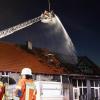 Am Donnerstagabend gegen 20 Uhr ist ein Einfamilienhaus mit angebauter Scheune in Wangen/Ungerhaus in Brand geraten. Das Feuer zerstörte das Haus fast vollständig. Wie die Polizei berichtet, konnten sich die vier im Haus befindlichen Personen, schon bevor die Feuerwehr eintraf, ins Freie retten.
[embedcode=14klqfbhlsni][/embedcode]
Die angrenzende Landstraße 325 musste wegen der starken Rauchentwicklung und den Löscharbeiten bis gegen 23.50 Uhr vollgesperrt werden. Der Sachschaden dürfte bei etwa einer Million Euro liegen. Die freiwillige Feuerwehr aus Wangen und Weingarten war mit 12 Fahrzeugen und 88 Einsatzkräften vor Ort. Die Ermittlungen zur Brandursache dauern an.