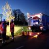 Am Donnerstagabend gegen 20 Uhr ist ein Einfamilienhaus mit angebauter Scheune in Wangen/Ungerhaus in Brand geraten. Das Feuer zerstörte das Haus fast vollständig. Wie die Polizei berichtet, konnten sich die vier im Haus befindlichen Personen, schon bevor die Feuerwehr eintraf, ins Freie retten.
[embedcode=14klqfbhlsni][/embedcode]
Die angrenzende Landstraße 325 musste wegen der starken Rauchentwicklung und den Löscharbeiten bis gegen 23.50 Uhr vollgesperrt werden. Der Sachschaden dürfte bei etwa einer Million Euro liegen. Die freiwillige Feuerwehr aus Wangen und Weingarten war mit 12 Fahrzeugen und 88 Einsatzkräften vor Ort. Die Ermittlungen zur Brandursache dauern an.