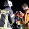 Am Donnerstagabend gegen 20 Uhr ist ein Einfamilienhaus mit angebauter Scheune in Wangen/Ungerhaus in Brand geraten. Das Feuer zerstörte das Haus fast vollständig. Wie die Polizei berichtet, konnten sich die vier im Haus befindlichen Personen, schon bevor die Feuerwehr eintraf, ins Freie retten.
[embedcode=14klqfbhlsni][/embedcode]
Die angrenzende Landstraße 325 musste wegen der starken Rauchentwicklung und den Löscharbeiten bis gegen 23.50 Uhr vollgesperrt werden. Der Sachschaden dürfte bei etwa einer Million Euro liegen. Die freiwillige Feuerwehr aus Wangen und Weingarten war mit 12 Fahrzeugen und 88 Einsatzkräften vor Ort. Die Ermittlungen zur Brandursache dauern an.
