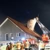 Am Donnerstagabend gegen 20 Uhr ist ein Einfamilienhaus mit angebauter Scheune in Wangen/Ungerhaus in Brand geraten. Das Feuer zerstörte das Haus fast vollständig. Wie die Polizei berichtet, konnten sich die vier im Haus befindlichen Personen, schon bevor die Feuerwehr eintraf, ins Freie retten.
[embedcode=14klqfbhlsni][/embedcode]
Die angrenzende Landstraße 325 musste wegen der starken Rauchentwicklung und den Löscharbeiten bis gegen 23.50 Uhr vollgesperrt werden. Der Sachschaden dürfte bei etwa einer Million Euro liegen. Die freiwillige Feuerwehr aus Wangen und Weingarten war mit 12 Fahrzeugen und 88 Einsatzkräften vor Ort. Die Ermittlungen zur Brandursache dauern an.