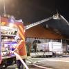 Am Donnerstagabend gegen 20 Uhr ist ein Einfamilienhaus mit angebauter Scheune in Wangen/Ungerhaus in Brand geraten. Das Feuer zerstörte das Haus fast vollständig. Wie die Polizei berichtet, konnten sich die vier im Haus befindlichen Personen, schon bevor die Feuerwehr eintraf, ins Freie retten.
[embedcode=14klqfbhlsni][/embedcode]
Die angrenzende Landstraße 325 musste wegen der starken Rauchentwicklung und den Löscharbeiten bis gegen 23.50 Uhr vollgesperrt werden. Der Sachschaden dürfte bei etwa einer Million Euro liegen. Die freiwillige Feuerwehr aus Wangen und Weingarten war mit 12 Fahrzeugen und 88 Einsatzkräften vor Ort. Die Ermittlungen zur Brandursache dauern an.