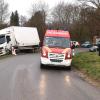 Am Mittwochmittag ist in Waal (Landkreis Ostallgäu) ein Auto mit einem LKW zusammengestoßen. Der 56-jährige Autofahrer wurde schwer verletzt.
Beide offenbar zu weit in der MitteLaut Polizei fuhren beide Fahrzeuge am Ortsausgang von Waal wohl nicht ganz rechts. Die Straße ist hier relativ schmal, es kam zum Zusammenstoß. Der Autofahrer wurde in seinem Auto eingeklemmt und musste von der Feuerwehr Buchloe gerettet werden. Der Rettungshubschrauber brachte den 56-jährigen Ostallgäuer ins Klinikum Kaufbeuren. Der 50-jährige Lkw-Fahrer aus dem Landkreis Aichach-Friedberg blieb unverletzt. Der Sachschaden beträgt rund 35.000 Euro. 
[video]https://www.youtube.com/watch?v=sVtdNGPxMrQ[/video]
Zur Klärung, wer wie weit auf die Gegenfahrbahn kam und der Feststellung der gefahrenen Geschwindigkeiten war ein Gutachter an der Unfallstelle.