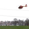 Am Mittwochmittag ist in Waal (Landkreis Ostallgäu) ein Auto mit einem LKW zusammengestoßen. Der 56-jährige Autofahrer wurde schwer verletzt.
Beide offenbar zu weit in der MitteLaut Polizei fuhren beide Fahrzeuge am Ortsausgang von Waal wohl nicht ganz rechts. Die Straße ist hier relativ schmal, es kam zum Zusammenstoß. Der Autofahrer wurde in seinem Auto eingeklemmt und musste von der Feuerwehr Buchloe gerettet werden. Der Rettungshubschrauber brachte den 56-jährigen Ostallgäuer ins Klinikum Kaufbeuren. Der 50-jährige Lkw-Fahrer aus dem Landkreis Aichach-Friedberg blieb unverletzt. Der Sachschaden beträgt rund 35.000 Euro. 
[video]https://www.youtube.com/watch?v=sVtdNGPxMrQ[/video]
Zur Klärung, wer wie weit auf die Gegenfahrbahn kam und der Feststellung der gefahrenen Geschwindigkeiten war ein Gutachter an der Unfallstelle.