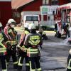 Am Samstagmittag, ungefähr um 13:00 Uhr, sind die Feuerwehren Heimenkirch und Lindenberg zu
einem Brand in einer Zimmerei im Ortskern von Heimenkirch gerufen worden. In der Zimmerei war ein Späne-Silo in Brand geraten.
Temperaturanstieg entzündet SpäneLaut Kreisbrandrat Wolfgang Endres kam es in einer Förderanlage des Späne-Silos zu einer Überhitzung, mit Temperaturen von bis zu 300 Grad Celsius, die dort die eingelagerten Späne entzündete. Die Einsatzkräfte der Feuerwehren schafften sich von zwei Seiten Zugang zum Silo und löschten den Brand mit wenig Wasser ab. Somit wurde Endres zufolge die spätere händische Leerung des Silos unter Atemschutz nicht durch das zusätzliche Gewicht des Wassers erschwert. Dennoch zog isch der Einsatz einige Zeit lang hin, da die Leerung und das Ablöschen der Späne Zeit und personalaufwendig waren.
[video]https://www.youtube.com/watch?v=BdrsaKBWmEw[/video]Polizei ermitteltAuch die Polizei war mit mehreren Streifen im Einsatz. Außerdem sicherte das BRK die Einsatzkräfte mit einem Rettungswagen ab. Wie es in der Förderanlage zu einem so hohen Temperaturanstieg kam, wird durch die Polizei ermittelt. Über den Sachschaden kann aktuell keine Angabe gemacht werden.