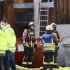 Am Samstagmittag, ungefähr um 13:00 Uhr, sind die Feuerwehren Heimenkirch und Lindenberg zu
einem Brand in einer Zimmerei im Ortskern von Heimenkirch gerufen worden. In der Zimmerei war ein Späne-Silo in Brand geraten.
Temperaturanstieg entzündet SpäneLaut Kreisbrandrat Wolfgang Endres kam es in einer Förderanlage des Späne-Silos zu einer Überhitzung, mit Temperaturen von bis zu 300 Grad Celsius, die dort die eingelagerten Späne entzündete. Die Einsatzkräfte der Feuerwehren schafften sich von zwei Seiten Zugang zum Silo und löschten den Brand mit wenig Wasser ab. Somit wurde Endres zufolge die spätere händische Leerung des Silos unter Atemschutz nicht durch das zusätzliche Gewicht des Wassers erschwert. Dennoch zog isch der Einsatz einige Zeit lang hin, da die Leerung und das Ablöschen der Späne Zeit und personalaufwendig waren.
[video]https://www.youtube.com/watch?v=BdrsaKBWmEw[/video]Polizei ermitteltAuch die Polizei war mit mehreren Streifen im Einsatz. Außerdem sicherte das BRK die Einsatzkräfte mit einem Rettungswagen ab. Wie es in der Förderanlage zu einem so hohen Temperaturanstieg kam, wird durch die Polizei ermittelt. Über den Sachschaden kann aktuell keine Angabe gemacht werden.