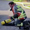 Am Samstagmittag, ungefähr um 13:00 Uhr, sind die Feuerwehren Heimenkirch und Lindenberg zu
einem Brand in einer Zimmerei im Ortskern von Heimenkirch gerufen worden. In der Zimmerei war ein Späne-Silo in Brand geraten.
Temperaturanstieg entzündet SpäneLaut Kreisbrandrat Wolfgang Endres kam es in einer Förderanlage des Späne-Silos zu einer Überhitzung, mit Temperaturen von bis zu 300 Grad Celsius, die dort die eingelagerten Späne entzündete. Die Einsatzkräfte der Feuerwehren schafften sich von zwei Seiten Zugang zum Silo und löschten den Brand mit wenig Wasser ab. Somit wurde Endres zufolge die spätere händische Leerung des Silos unter Atemschutz nicht durch das zusätzliche Gewicht des Wassers erschwert. Dennoch zog isch der Einsatz einige Zeit lang hin, da die Leerung und das Ablöschen der Späne Zeit und personalaufwendig waren.
[video]https://www.youtube.com/watch?v=BdrsaKBWmEw[/video]Polizei ermitteltAuch die Polizei war mit mehreren Streifen im Einsatz. Außerdem sicherte das BRK die Einsatzkräfte mit einem Rettungswagen ab. Wie es in der Förderanlage zu einem so hohen Temperaturanstieg kam, wird durch die Polizei ermittelt. Über den Sachschaden kann aktuell keine Angabe gemacht werden.