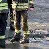 Am Samstagmittag, ungefähr um 13:00 Uhr, sind die Feuerwehren Heimenkirch und Lindenberg zu
einem Brand in einer Zimmerei im Ortskern von Heimenkirch gerufen worden. In der Zimmerei war ein Späne-Silo in Brand geraten.
Temperaturanstieg entzündet SpäneLaut Kreisbrandrat Wolfgang Endres kam es in einer Förderanlage des Späne-Silos zu einer Überhitzung, mit Temperaturen von bis zu 300 Grad Celsius, die dort die eingelagerten Späne entzündete. Die Einsatzkräfte der Feuerwehren schafften sich von zwei Seiten Zugang zum Silo und löschten den Brand mit wenig Wasser ab. Somit wurde Endres zufolge die spätere händische Leerung des Silos unter Atemschutz nicht durch das zusätzliche Gewicht des Wassers erschwert. Dennoch zog isch der Einsatz einige Zeit lang hin, da die Leerung und das Ablöschen der Späne Zeit und personalaufwendig waren.
[video]https://www.youtube.com/watch?v=BdrsaKBWmEw[/video]Polizei ermitteltAuch die Polizei war mit mehreren Streifen im Einsatz. Außerdem sicherte das BRK die Einsatzkräfte mit einem Rettungswagen ab. Wie es in der Förderanlage zu einem so hohen Temperaturanstieg kam, wird durch die Polizei ermittelt. Über den Sachschaden kann aktuell keine Angabe gemacht werden.